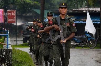 မောင်တော နယ်စပ်နှင့် မြို့တွင်း၌ AA လုံခြုံရေး တင်းကျပ်စွာ တိုးမြှင့်ထား   သတင်းနှင့် မီဒီယာ ကွန်ရက်။ ၂၀၂၆ ခုနှစ်၊ ဩဂုတ်လ ၁၉ ရက်။   ရခိုင်-ဘင်္ဂလားဒေ့ရှ် နယ်စပ် မောင်တောခရိုင်အတွင်း အကြမ်းဖက် လက်နက်ကိုင်အဖွဲ့များ၏ နယ်စပ်ဖြတ် ကျော် လှုပ်ရှားမှုများ စိပ်လာခြင်းကြောင့် အာရက္ခတပ်တော် (AA) က မြို့ပေါ်နှင့် နယ်စပ်တစ်လျှောက်တွင် လုံခြုံရေး တင်းကျပ်စွာ တိုးမြှင့်၍ နေ့ညမပြတ် ကင်းလှည့်စောင့်ကြည့်မှုများ ပြုလုပ်နေကြောင်း ဒေသခံများက ပြောသည်။   ဘင်္ဂလားဒေ့ရှ်နိုင်ငံဘက်ခြမ်းတွင် အခြေကုပ်ယူထားသည့် Arakan Rohingya Salvation Army (ARSA)၊ Rohingya Solidarity Organization (RSO) နှင့် Arakan Rohingya Army (ARA )စသည့် မူဆလင် လက်နက် ကိုင် အဖွဲ့များသည် ယခုလပိုင်းအတွင်း နယ်စပ်ဖြတ်ကျော်၍ တောတောင်ထူထပ်သော တောင်ပြို၊ မီးတိုက်နှင့် ဝေလာတောင်ဘက်ခြမ်းတို့တွင် လှုပ်ရှားမှုများ ခပ်စိပ်စိပ် ပြုလုပ်လာနေသည့်အတွက် ယခုကဲ့သို့ လုံခြုံရေး တိုးမြှင့် တပ်စွဲထားခြင်း ဖြစ်သည်။   မောင်တော ဒေသခံ အမျိုးသားတစ်ဦးက “နယ်စပ် ခြံစည်းရိုး ခတ်မယ်ဆိုတဲ့ သတင်းတွေရော၊ စစ်တပ်က ဒုက္ခ သည်တွေကို ပြန်လက်ခံမယ်ဆိုတဲ့ သတင်းတွေ ထွက်လာပြီးနောက်ပိုင်း ARSA တို့ RSO တို့ဘက်က လှုပ်ရှား မှုတွေ ခပ်စိပ်စိပ် တွေ့လာရတာပါ။ ဘင်္ဂလားဒေ့ရှ်ဘက်က ဒုက္ခသည်စခန်းတွေထဲမှာလည်း သူတို့အဖွဲ့တွေ စစ်သားစုဆောင်းတာနဲ့ သတ်ဖြတ်တာတွေ ခပ်စိပ်စိပ် ကြားနေရတော့ ဒေသခံတွေက စိုးရိမ်နေကြတာ။ အခု တော့ အေအေဘက်က နယ်စပ် ခြံစည်းရိုးတစ်လျှောက်မှာရော မြို့ထဲမှာပါ လုံခြုံရေး တင်းကျပ်ပြီး နေ့ည ကင်းလှည့်နေတာ တွေ့ရတယ်” ဟု ပြောသည်။   လက်ရှိတွင် အာရက္ခတပ်တော် (AA) သည် မောင်တောမြို့ပေါ်ရှိ အဓိက လမ်းဆုံလမ်းခွများ၊ လမ်းမကြီးများ၊ ကျေးရွာများနှင့် လူအသွားအလာ များပြားသည့် နေရာများတွင် လုံခြုံရေးတပ်ဖွဲ့ဝင် အများအပြား ချထားပြီး စစ်ဆေးမှုများကို ယခင်ကထက် ပိုမို တင်းကျပ်ထားသည်။   ထို့ပြင် နယ်စပ်ဖြတ်ကျော် ဝင်ရောက်လာနိုင်သည့် အကြမ်းဖက်အန္တရာယ်မှ ပြည်သူများ၏ လုံခြုံရေးကို ကာကွယ်နိုင်ရန်အတွက် အာရက္ခပြည်သူ့တော်လှန်ရေးအစိုးရ၊ မောင်တောခရိုင် အုပ်ချုပ်ရေးဌာနက ဩဂုတ်လ ၉ ရက်နေ့မှစ၍ ညမထွက်ရအမိန့် ထုတ်ပြန်ထားပြီး ဖြစ်သည်။   အဆိုပါအမိန့်အား ပြန်လည်မရုပ်သိမ်းမီအထိ အတည်ပြု ဆောင်ရွက်သွားမည်ဟု ဆိုသည်။   မောင်တောနယ်စပ်အနီးမှ ဒေသခံတစ်ဦးက “မြို့ပေါ်မှာ ညမထွက်ရအမိန့် ထုတ်ထားသလို ညဘက်ဆိုလည်း ကင်းလှည့်တာတွေ ပိုစိပ်လာတယ်။ နယ်စပ်ဘက်က ရွာတွေဆီ မသင်္ကာသူတွေ၊ အကြမ်းဖက်အဖွဲ့တွေ ခိုးဝင် လာမှာစိုးလို့ စစ်ဆေးတာတွေ ပိုလုပ်နေတာပါ။ မြေပြင်မှာတော့ အခြေအနေက တင်းမာနေဆဲပဲ” ဟု ပြောသည်။   မောင်တောခရိုင်သည် ဘင်္ဂလားဒေ့ရှ်နိုင်ငံနှင့် ထိစပ်နေသည့် နယ်စပ်ဒေသဖြစ်သဖြင့် အကြမ်းဖက်အဖွဲ့များ၏ နယ်စပ်ဖြတ်ကျော် ဝင်ရောက်မှုနှင့် မလိုလားအပ်သည့် ပဋိပက္ခများ မဖြစ်ပွားစေရန် AA ဘက်က နယ်စပ် ကျေးရွာများနှင့် မြို့ပေါ်ရပ်ကွက်များအထိ လုံခြုံရေး တပ်ဖွဲ့များ ထပ်မံဖြည့်တင်းကာ စောင့်ကြပ်ကြည့်ရှုလျက် ရှိသည်။   ဓါတ်ပုံ - (ပေးပို့ - Crd)   #မောင်တော #AA