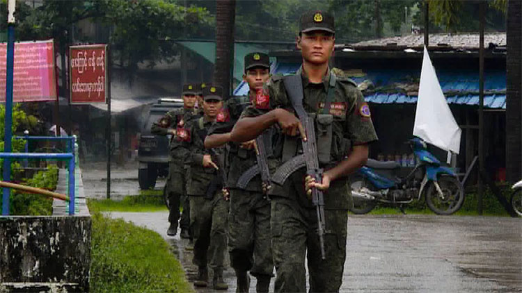 မောင်တော နယ်စပ်နှင့် မြို့တွင်း၌ AA လုံခြုံရေး တင်းကျပ်စွာ တိုးမြှင့်ထား   သတင်းနှင့် မီဒီယာ ကွန်ရက်။ ၂၀၂၆ ခုနှစ်၊ ဩဂုတ်လ ၁၉ ရက်။   ရခိုင်-ဘင်္ဂလားဒေ့ရှ် နယ်စပ် မောင်တောခရိုင်အတွင်း အကြမ်းဖက် လက်နက်ကိုင်အဖွဲ့များ၏ နယ်စပ်ဖြတ် ကျော် လှုပ်ရှားမှုများ စိပ်လာခြင်းကြောင့် အာရက္ခတပ်တော် (AA) က မြို့ပေါ်နှင့် နယ်စပ်တစ်လျှောက်တွင် လုံခြုံရေး တင်းကျပ်စွာ တိုးမြှင့်၍ နေ့ညမပြတ် ကင်းလှည့်စောင့်ကြည့်မှုများ ပြုလုပ်နေကြောင်း ဒေသခံများက ပြောသည်။   ဘင်္ဂလားဒေ့ရှ်နိုင်ငံဘက်ခြမ်းတွင် အခြေကုပ်ယူထားသည့် Arakan Rohingya Salvation Army (ARSA)၊ Rohingya Solidarity Organization (RSO) နှင့် Arakan Rohingya Army (ARA )စသည့် မူဆလင် လက်နက် ကိုင် အဖွဲ့များသည် ယခုလပိုင်းအတွင်း နယ်စပ်ဖြတ်ကျော်၍ တောတောင်ထူထပ်သော တောင်ပြို၊ မီးတိုက်နှင့် ဝေလာတောင်ဘက်ခြမ်းတို့တွင် လှုပ်ရှားမှုများ ခပ်စိပ်စိပ် ပြုလုပ်လာနေသည့်အတွက် ယခုကဲ့သို့ လုံခြုံရေး တိုးမြှင့် တပ်စွဲထားခြင်း ဖြစ်သည်။   မောင်တော ဒေသခံ အမျိုးသားတစ်ဦးက “နယ်စပ် ခြံစည်းရိုး ခတ်မယ်ဆိုတဲ့ သတင်းတွေရော၊ စစ်တပ်က ဒုက္ခ သည်တွေကို ပြန်လက်ခံမယ်ဆိုတဲ့ သတင်းတွေ ထွက်လာပြီးနောက်ပိုင်း ARSA တို့ RSO တို့ဘက်က လှုပ်ရှား မှုတွေ ခပ်စိပ်စိပ် တွေ့လာရတာပါ။ ဘင်္ဂလားဒေ့ရှ်ဘက်က ဒုက္ခသည်စခန်းတွေထဲမှာလည်း သူတို့အဖွဲ့တွေ စစ်သားစုဆောင်းတာနဲ့ သတ်ဖြတ်တာတွေ ခပ်စိပ်စိပ် ကြားနေရတော့ ဒေသခံတွေက စိုးရိမ်နေကြတာ။ အခု တော့ အေအေဘက်က နယ်စပ် ခြံစည်းရိုးတစ်လျှောက်မှာရော မြို့ထဲမှာပါ လုံခြုံရေး တင်းကျပ်ပြီး နေ့ည ကင်းလှည့်နေတာ တွေ့ရတယ်” ဟု ပြောသည်။   လက်ရှိတွင် အာရက္ခတပ်တော် (AA) သည် မောင်တောမြို့ပေါ်ရှိ အဓိက လမ်းဆုံလမ်းခွများ၊ လမ်းမကြီးများ၊ ကျေးရွာများနှင့် လူအသွားအလာ များပြားသည့် နေရာများတွင် လုံခြုံရေးတပ်ဖွဲ့ဝင် အများအပြား ချထားပြီး စစ်ဆေးမှုများကို ယခင်ကထက် ပိုမို တင်းကျပ်ထားသည်။   ထို့ပြင် နယ်စပ်ဖြတ်ကျော် ဝင်ရောက်လာနိုင်သည့် အကြမ်းဖက်အန္တရာယ်မှ ပြည်သူများ၏ လုံခြုံရေးကို ကာကွယ်နိုင်ရန်အတွက် အာရက္ခပြည်သူ့တော်လှန်ရေးအစိုးရ၊ မောင်တောခရိုင် အုပ်ချုပ်ရေးဌာနက ဩဂုတ်လ ၉ ရက်နေ့မှစ၍ ညမထွက်ရအမိန့် ထုတ်ပြန်ထားပြီး ဖြစ်သည်။   အဆိုပါအမိန့်အား ပြန်လည်မရုပ်သိမ်းမီအထိ အတည်ပြု ဆောင်ရွက်သွားမည်ဟု ဆိုသည်။   မောင်တောနယ်စပ်အနီးမှ ဒေသခံတစ်ဦးက “မြို့ပေါ်မှာ ညမထွက်ရအမိန့် ထုတ်ထားသလို ညဘက်ဆိုလည်း ကင်းလှည့်တာတွေ ပိုစိပ်လာတယ်။ နယ်စပ်ဘက်က ရွာတွေဆီ မသင်္ကာသူတွေ၊ အကြမ်းဖက်အဖွဲ့တွေ ခိုးဝင် လာမှာစိုးလို့ စစ်ဆေးတာတွေ ပိုလုပ်နေတာပါ။ မြေပြင်မှာတော့ အခြေအနေက တင်းမာနေဆဲပဲ” ဟု ပြောသည်။   မောင်တောခရိုင်သည် ဘင်္ဂလားဒေ့ရှ်နိုင်ငံနှင့် ထိစပ်နေသည့် နယ်စပ်ဒေသဖြစ်သဖြင့် အကြမ်းဖက်အဖွဲ့များ၏ နယ်စပ်ဖြတ်ကျော် ဝင်ရောက်မှုနှင့် မလိုလားအပ်သည့် ပဋိပက္ခများ မဖြစ်ပွားစေရန် AA ဘက်က နယ်စပ် ကျေးရွာများနှင့် မြို့ပေါ်ရပ်ကွက်များအထိ လုံခြုံရေး တပ်ဖွဲ့များ ထပ်မံဖြည့်တင်းကာ စောင့်ကြပ်ကြည့်ရှုလျက် ရှိသည်။   ဓါတ်ပုံ - (ပေးပို့ - Crd)   #မောင်တော #AA