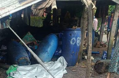 တနင်္သာရီ လောင်းလုံးတွင် စစ်တပ်က ရမ်းသမ်းပစ်ခတ်၍ သားအဖ ၂ ဦး သေဆုံး   သတင်းနှင့် မီဒီယာ ကွန်ရက်။ ၂၀၂၆ ခုနှစ်၊ ဩဂုတ်လ ၁၉ ရက်။   တနင်္သာရီတိုင်း၊ ထားဝယ်ခရိုင်၊ လောင်းလုံးမြို့နယ်တွင် ထိတွေ့တိုက်ပွဲဖြစ်ပွားခြင်း မရှိဘဲ စစ်တပ်က လက်နက်ကြီးဖြင့် ရမ်းသမ်းပစ်ခတ်ခဲ့သဖြင့် ကျောက်ဆင်ကျေးရွာရှိ သားအဖနှစ်ဦး နေရာတွင်ပင် ပွဲချင်းပြီး သေဆုံးခဲ့ပြီး မိသားစုဝင် အမျိုးသမီး ၂ ဦး ဒဏ်ရာရရှိခဲ့ကြောင်း ဒေသခံများက ပြောသည်။   ယမန်နေ့ (ဩဂုတ်လ ၁၈ ရက်) နံနက် ၁၁ နာရီဝန်းကျင်တွင် လောင်းလုံးမြို့နယ်အခြေစိုက် စစ်အုပ်စု၏ ခလရ (၁၀၄) တပ်ရင်းက အနီးနားရှိ ကျေးရွာများဘက်သို့ လက်နက်ကြီးဖြင့် အကြောင်းမဲ့ ရမ်းကားပစ်ခတ်ခဲ့ခြင်းဖြစ် သည်။   ထိုသို့ ပစ်ခတ်မှုကြောင့် ကျည်နှစ်လုံးမှာ ကျောက်ဆင်ကျေးရွာ အရှေ့ပိုင်းရှိ လူနေအိမ်များအနီး ကျရောက် ပေါက်ကွဲခဲ့သည်။   အဆိုပါ ပေါက်ကွဲမှုကြောင့် နေအိမ်ဝင်းအတွင်း အလုပ်လုပ်နေသည့် အသက် ၅၀ ကျော်အရွယ် ဦးသန်းအောင် နှင့် သားဖြစ်သူ ကိုပြည့်အောင်တို့မှာ ဒဏ်ရာအပြင်းအထန် ရရှိကာ နေရာတွင်ပင် သေဆုံးသွားခဲ့ရသလို ဇနီးဖြစ်သူနှင့် တူမဖြစ်သူတို့လည်း ထိခိုက်ဒဏ်ရာများ ရရှိခဲ့ကြသည်။   ဒေသခံတစ်ဦးက “စစ်တပ်က ဘာတိုက်ပွဲမှမရှိဘဲ ခလရ (၁၀၄) ဘက်ကနေ လက်နက်ကြီးနဲ့ အကြောင်းမဲ့ ရမ်း ပစ်တာပါ။ အိမ်နောက်ဖေးမှာ အလုပ်လုပ်နေကြတဲ့ သားအဖနှစ်ယောက် ကျည်စထိပြီး နေရာမှာတင် ဆုံးသွား တယ်။ အနီးနားက အိမ်တွေလည်း ပျက်စီးသွားသလို အမျိုးသမီး နှစ်ယောက်လည်း ဒဏ်ရာရခဲ့တယ်” ဟု ပြောသည်။   အဆိုပါ လက်နက်ကြီးကျရောက် ပေါက်ကွဲမှုအတွင်း အမျိုးသမီးတစ်ဦး၏ နားရွက်တွင် ကျည်စထိမှန် ဒဏ်ရာ ရရှိခဲ့ပြီး နေအိမ်အချို့လည်း ထိခိုက်ပျက်စီးခဲ့သည်။   ဒဏ်ရာအပြင်းအထန်ဖြင့် သေဆုံးသွားခဲ့သည့် သားအဖနှစ်ဦးကိုမူ ဩဂုတ်လ ၁၉ ရက်နေ့၊ မွန်းလွဲပိုင်းတွင် ကျောက်ဆင်ကျေးရွာ သုသာန်၌ သင်္ဂြိုဟ်လိုက်ပြီဖြစ်သည်။   ဒေသခံများ၏ ပြောပြချက်အရ အခင်းဖြစ်ပွားသည့် အနီးဝန်းကျင်တွင် မည်သည့် ထိတွေ့တိုက်ပွဲမျှ မရှိသလို စစ်ကြောင်းထိုးလာခြင်းလည်း မရှိဘဲ စစ်အုပ်စုတပ်က ကျေးရွာများအတွင်းသို့ ရည်ရွယ်ချက်ရှိရှိ ရမ်းသမ်း ပစ်ခတ်ခဲ့ခြင်းဖြစ်သည်ဟု ဆိုသည်။   လောင်းလုံးဒေသခံ အမျိုးသမီးတစ်ဦးက “အလုပ်လုပ်နေကြတုန်း ရုတ်တရက်ကြီး ပစ်ထည့်လိုက်တာ။ ဘာ တိုက်ပွဲမှလည်း ဖြစ်တာမဟုတ်ဘူး။ သူတို့ထိုးချင်တဲ့အချိန် ထိုး၊ ပစ်ချင်တဲ့အချိန် ရမ်းပစ်နေတာဆိုတော့ နောက်လည်း ထပ်ပစ်မှာကို ရွာကလူတွေ အကုန်ကြောက်နေရတယ်” ဟု ပြောသည်။   လောင်းလုံးမြို့နယ်အတွင်း ပြီးခဲ့သည့် မေလနှောင်းပိုင်းမှစ၍ စစ်အုပ်စုတပ်နှင့် တော်လှန်ရေးတပ်ဖွဲ့များအကြား စစ်ရေးတင်းမာမှုများ စတင်မြင့်တက်ခဲ့ပြီး စစ်အုပ်စုတပ်က ကျေးရွာများအတွင်းသို့ စစ်ကြောင်းထိုးဝင် ရောက်ခြင်းနှင့် လက်နက်ကြီးများဖြင့် အကြောင်းမဲ့ ဆက်တိုက်ပစ်ခတ်ခြင်းတို့ကို လုပ်ဆောင်လျက်ရှိသည်။   လက်ရှိတွင် တိုက်ပွဲဖြစ်ပွားခြင်းမရှိဘဲ လက်နက်ကြီးများ ရမ်းသမ်းပစ်ခတ်နေမှုကြောင့် ကျောက်ဆင်ကျေးရွာ အပါအဝင် အနီးဝန်းကျင်ရှိ ဒေသခံပြည်သူများမှာ လုံခြုံရေးအခြေအနေအတွက် စိုးရိမ်နေကြသည်။   (ဓာတ်ပုံ - ပေးပို့ / Crd)   #လောင်းလုံး