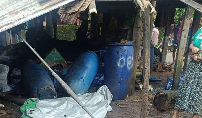 တနင်္သာရီ လောင်းလုံးတွင် စစ်တပ်က ရမ်းသမ်းပစ်ခတ်၍ သားအဖ ၂ ဦး သေဆုံး   သတင်းနှင့် မီဒီယာ ကွန်ရက်။ ၂၀၂၆ ခုနှစ်၊ ဩဂုတ်လ ၁၉ ရက်။   တနင်္သာရီတိုင်း၊ ထားဝယ်ခရိုင်၊ လောင်းလုံးမြို့နယ်တွင် ထိတွေ့တိုက်ပွဲဖြစ်ပွားခြင်း မရှိဘဲ စစ်တပ်က လက်နက်ကြီးဖြင့် ရမ်းသမ်းပစ်ခတ်ခဲ့သဖြင့် ကျောက်ဆင်ကျေးရွာရှိ သားအဖနှစ်ဦး နေရာတွင်ပင် ပွဲချင်းပြီး သေဆုံးခဲ့ပြီး မိသားစုဝင် အမျိုးသမီး ၂ ဦး ဒဏ်ရာရရှိခဲ့ကြောင်း ဒေသခံများက ပြောသည်။   ယမန်နေ့ (ဩဂုတ်လ ၁၈ ရက်) နံနက် ၁၁ နာရီဝန်းကျင်တွင် လောင်းလုံးမြို့နယ်အခြေစိုက် စစ်အုပ်စု၏ ခလရ (၁၀၄) တပ်ရင်းက အနီးနားရှိ ကျေးရွာများဘက်သို့ လက်နက်ကြီးဖြင့် အကြောင်းမဲ့ ရမ်းကားပစ်ခတ်ခဲ့ခြင်းဖြစ် သည်။   ထိုသို့ ပစ်ခတ်မှုကြောင့် ကျည်နှစ်လုံးမှာ ကျောက်ဆင်ကျေးရွာ အရှေ့ပိုင်းရှိ လူနေအိမ်များအနီး ကျရောက် ပေါက်ကွဲခဲ့သည်။   အဆိုပါ ပေါက်ကွဲမှုကြောင့် နေအိမ်ဝင်းအတွင်း အလုပ်လုပ်နေသည့် အသက် ၅၀ ကျော်အရွယ် ဦးသန်းအောင် နှင့် သားဖြစ်သူ ကိုပြည့်အောင်တို့မှာ ဒဏ်ရာအပြင်းအထန် ရရှိကာ နေရာတွင်ပင် သေဆုံးသွားခဲ့ရသလို ဇနီးဖြစ်သူနှင့် တူမဖြစ်သူတို့လည်း ထိခိုက်ဒဏ်ရာများ ရရှိခဲ့ကြသည်။   ဒေသခံတစ်ဦးက “စစ်တပ်က ဘာတိုက်ပွဲမှမရှိဘဲ ခလရ (၁၀၄) ဘက်ကနေ လက်နက်ကြီးနဲ့ အကြောင်းမဲ့ ရမ်း ပစ်တာပါ။ အိမ်နောက်ဖေးမှာ အလုပ်လုပ်နေကြတဲ့ သားအဖနှစ်ယောက် ကျည်စထိပြီး နေရာမှာတင် ဆုံးသွား တယ်။ အနီးနားက အိမ်တွေလည်း ပျက်စီးသွားသလို အမျိုးသမီး နှစ်ယောက်လည်း ဒဏ်ရာရခဲ့တယ်” ဟု ပြောသည်။   အဆိုပါ လက်နက်ကြီးကျရောက် ပေါက်ကွဲမှုအတွင်း အမျိုးသမီးတစ်ဦး၏ နားရွက်တွင် ကျည်စထိမှန် ဒဏ်ရာ ရရှိခဲ့ပြီး နေအိမ်အချို့လည်း ထိခိုက်ပျက်စီးခဲ့သည်။   ဒဏ်ရာအပြင်းအထန်ဖြင့် သေဆုံးသွားခဲ့သည့် သားအဖနှစ်ဦးကိုမူ ဩဂုတ်လ ၁၉ ရက်နေ့၊ မွန်းလွဲပိုင်းတွင် ကျောက်ဆင်ကျေးရွာ သုသာန်၌ သင်္ဂြိုဟ်လိုက်ပြီဖြစ်သည်။   ဒေသခံများ၏ ပြောပြချက်အရ အခင်းဖြစ်ပွားသည့် အနီးဝန်းကျင်တွင် မည်သည့် ထိတွေ့တိုက်ပွဲမျှ မရှိသလို စစ်ကြောင်းထိုးလာခြင်းလည်း မရှိဘဲ စစ်အုပ်စုတပ်က ကျေးရွာများအတွင်းသို့ ရည်ရွယ်ချက်ရှိရှိ ရမ်းသမ်း ပစ်ခတ်ခဲ့ခြင်းဖြစ်သည်ဟု ဆိုသည်။   လောင်းလုံးဒေသခံ အမျိုးသမီးတစ်ဦးက “အလုပ်လုပ်နေကြတုန်း ရုတ်တရက်ကြီး ပစ်ထည့်လိုက်တာ။ ဘာ တိုက်ပွဲမှလည်း ဖြစ်တာမဟုတ်ဘူး။ သူတို့ထိုးချင်တဲ့အချိန် ထိုး၊ ပစ်ချင်တဲ့အချိန် ရမ်းပစ်နေတာဆိုတော့ နောက်လည်း ထပ်ပစ်မှာကို ရွာကလူတွေ အကုန်ကြောက်နေရတယ်” ဟု ပြောသည်။   လောင်းလုံးမြို့နယ်အတွင်း ပြီးခဲ့သည့် မေလနှောင်းပိုင်းမှစ၍ စစ်အုပ်စုတပ်နှင့် တော်လှန်ရေးတပ်ဖွဲ့များအကြား စစ်ရေးတင်းမာမှုများ စတင်မြင့်တက်ခဲ့ပြီး စစ်အုပ်စုတပ်က ကျေးရွာများအတွင်းသို့ စစ်ကြောင်းထိုးဝင် ရောက်ခြင်းနှင့် လက်နက်ကြီးများဖြင့် အကြောင်းမဲ့ ဆက်တိုက်ပစ်ခတ်ခြင်းတို့ကို လုပ်ဆောင်လျက်ရှိသည်။   လက်ရှိတွင် တိုက်ပွဲဖြစ်ပွားခြင်းမရှိဘဲ လက်နက်ကြီးများ ရမ်းသမ်းပစ်ခတ်နေမှုကြောင့် ကျောက်ဆင်ကျေးရွာ အပါအဝင် အနီးဝန်းကျင်ရှိ ဒေသခံပြည်သူများမှာ လုံခြုံရေးအခြေအနေအတွက် စိုးရိမ်နေကြသည်။   (ဓာတ်ပုံ - ပေးပို့ / Crd)   #လောင်းလုံး