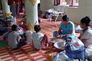 စစ်ကိုင်းတိုင်း ကနီ၌ စစ်တပ် စစ်ကြောင်းထိုး၍ ပြည်သူ ၁၀,၀၀၀ ခန့် စစ်ရှောင်နေရ၊ ဒေသခံအချို့ ဖမ်းခံရ   သတင်းနှင့် မီဒီယာ ကွန်ရက်။ ၂၀၂၆ ခုနှစ်၊ ဩဂုတ်လ ၂၀ ရက်။   စစ်ကိုင်းတိုင်း၊ ကနီမြို့နယ် တောင်ခြမ်းနှင့် ချင်းတွင်းမြစ်ရိုးတစ်လျှောက်ကို စစ်အုပ်စုတပ်က အင်အား ရာနှင့် ချီ၍ ရေကြောင်းအပြင် မြေပြင်ကနေပါ စစ်ကြောင်းထိုးနေသောကြောင့် ကျေးရွာ ၁၀ ရွာခန့်မှ ဒေသခံ ပြည်သူ ၁၀,၀၀၀ ခန့် နေရပ်စွန့်ခွာ ထွက်ပြေးနေကြရသည်။   မုံရွာ-ကနီ-ယာကြီး-ကလေးဝ လမ်းပိုင်းကို ထိန်းချုပ်နိုင်ရေးအတွက် မုံရွာ အနောက်မြောက်တိုင်းစစ်ဌာနချုပ် (နမခ) မှ ထွက်ခွာလာသည့် စစ်တပ်သည် ဩဂုတ်လ ၁၆ ရက်နေ့တွင် ကနီနယ် ချောင်းမကျေးရွာသို့ ရောက်ရှိလာပြီးနောက် အဖွဲ့များခွဲကာ ရွာစဉ်ပတ်မွှေ၍ ဖောက်ထွင်း လုယက်မှုများ ပြုလုပ်လျက်ရှိသည်။   ဩဂုတ်လ ၁၈ ရက်နေ့၊ နံနက်ပိုင်းတွင် စစ်တပ်က မင်းမကျေးရွာကို ရုတ်တရက် ဝင်ရောက်စီးနင်းကာ ရွာခံ အမျိုးသား ၆ ဦးကို ဖမ်းဆီးခေါ်ဆောင်သွားခဲ့သည့်အပြင် မုဋ္ဌောကျေးရွာရှိ စစ်ဘေးရှောင် ပြည်သူများကို လည်း ပိတ်ဆို့ဖမ်းဆီးထားသည်။   ဖြစ်စဉ်နှင့် ပတ်သက်၍ မြေပြင် စစ်ရှောင် အကူအညီပေးနေသည့် ဒေသခံတစ်ဦးက “နမခဘက်က စစ်သင်္ဘော တွေ ချင်းတွင်းမြစ်အတိုင်း စုန်ဆင်းလာတာရော မြေပြင်ကနေ စစ်ကြောင်းပါ အပြိုင်ထိုးလာတာကြောင့် ဒေသ ခံတွေ ဘုန်းကြီးကျောင်းမှာ သွားပုန်းနေရင်း ကြားညှပ် ပိတ်မိသွားကြတာ။ မင်းမရွာက ဖမ်းခံရတဲ့ အမျိုးသား ၆ ယောက်အပါအဝင် မုဋ္ဌောရွာဘက်မှာ မိသွားတဲ့ စစ်ရှောင်တွေကို စစ်အုပ်စုတပ်က အခုထိ ပြန်မလွှတ်သေး ဘူး” ဟု ပြောသည်။     ထို့ပြင် စစ်တပ်သည် စစ်သင်္ဘောနှင့် ထောက်ပို့ ရေယာဉ် အစီး ၃၀ ကျော်ဖြင့် မြစ်ကြောင်းအတိုင်း စုန်ဆင်းစဉ် ဂျိုင်ရိုကော်ပတာ၊ စက်တပ်လေထီး၊ ဒရုန်းနှင့် တိုက်လေယာဉ်များကို အသုံးပြုကာ မြစ်ရိုးတစ် လျှောက်ရှိ ကျေးရွာများကို ဗုံးကြဲခဲ့သည်။   ယင်းမာပင်မြို့နယ် အောင်ဇေယျမြို့သစ်နှင့် ဆားလင်းကြီးမြို့နယ် ဝမ်ပေါင်ကြေးနီ စီမံကိန်းတို့ဘက်မှလည်း မြို့ရွာများအတွင်းသို့ လက်နက်ကြီးများဖြင့် ပစ်ခတ်ခဲ့သည်။   စစ်အုပ်စုတပ်က ချောင်းမ၊ သင့်ဝင်၊ မင်းမ၊ သမင်ခြံ၊ မုဋ္ဌော၊ အောင်မင်္ဂလာ အပါအဝင် ရွာပေါင်း ၁၀ ရွာ ထက်မနည်းကို ရုတ်တရက် ဝင်ရောက်စီးနင်းခဲ့သဖြင့် ဒေသခံများမှာ အဝတ်တစ်ထည် ကိုယ်တစ်ခုဖြင့် ထွက် ပြေးခဲ့ကြရသည်။   စစ်ရှောင်များကို အကူအညီပေးနေသူက “စစ်ကြောင်းက ရုတ်တရက် ရွာထဲ ဝင်လာတာဆိုတော့ ဘာပစ္စည်းမှ လည်း မသိမ်းနိုင်ဘူး။ တစ်ဖက်ကလည်း မြစ်ထဲက စစ်သင်္ဘောတွေက လက်နက်ကြီးနဲ့ လှမ်းပစ်နေတော့ နှစ်ဖက်ညှပ်ခံထားရသလိုဖြစ်သွားတာ” ဟု ပြောသည်။   ဩဂုတ်လ ၁၉ ရက်နေ့၊ နံနက်ပိုင်းတွင်လည်း စစ်တပ်က ကနီမြို့နယ် အနောက်မြောက်ခြမ်းကို ဂျိုင်ရို ကော်ပတာ ၃ စီးဖြင့် လေကြောင်းတိုက်ခိုက်မှုများ ပြုလုပ်ခဲ့ပြီး ထိခိုက်သေဆုံးမှုကို စုံစမ်းနေဆဲဖြစ်သည်။   စစ်တပ်၏ လအတော်ကြာ စစ်ကြောင်းထိုး တပ်စွဲမှုများကြောင့် ဒေသခံ ပြည်သူများမှာ စားဝတ်နေရေးနှင့် သားသမီးများ၏ ပညာရေးအတွက် အကျပ်အတည်းများနှင့် ရင်ဆိုင်နေရသည်။   စစ်ရှောင်အရေး ကူညီပေးနေသူ အမျိုးသမီးတစ်ဦးကလည်း “စစ်တပ်က ကျမတို့ ရွာတွေမှာ စခန်းချနေတာ လေးလနီးပါး ရှိနေပြီဆိုတော့ မိသားစုတွေလည်း အလုပ်မလုပ်ရဘူးလေ။ ကလေးတွေ စာသင်ဖို့လည်း လုံးဝ မလွယ်တော့ဘူး။ စစ်ရှောင်ရက် ကြာလာတော့ တခြားရွာတွေမှာ ခဏခိုလှုံရတာလည်း အဆင်မပြေမှုတွေ ရှိလာတယ်။ ရွာကို ပြန်ရင်လည်း စစ်တပ်နဲ့ ပူးပေါင်းတယ်လို့ ထင်ခံရမှာ ပူနေရတယ်” ဟု ပြောသည်။   လက်ရှိတွင် ကနီမြို့နယ်အတွင်းရှိ မုံရွာ-ယာကြီး-ကလေးဝ လမ်းပိုင်းနှင့် ချင်းတွင်းမြစ်ရိုး တစ်လျှောက်၌ စစ်တပ်က စစ်ကြောင်း ဆက်လက်ထိုးနေသဖြင့် စစ်ဘေးရှောင် ဦးရေ ပိုမို တိုးလာနိုင်ကြောင်း အကူအညီပေးနေသူများက ပြောသည်။   ဓါတ်ပုံ - (ပေးပို့ / Crd)   #ကနီစစ်ရှောင် #စစ်ကိုင်းတိုင်း