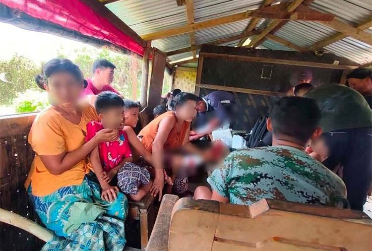 မောင်တော၌ စစ်ကျန်ဗုံးသီး ပေါက်ကွဲ၍ ကလေးငယ် ၁၀ ဦး ဒဏ်ရာရ   သတင်းနှင့် မီဒီယာ ကွန်ရက်။ ၂၀၂၆ ခုနှစ်၊ ဩဂုတ်လ ၂၀ ရက်။   ရခိုင်ပြည်၊ မောင်တောမြို့နယ်၊ အင်းဒင်ကျေးရွာတွင် စစ်ကျန် ဗုံးသီး ပေါက်ကွဲမှု ဖြစ်ပွားခဲ့ရာ ကစားနေသည့် ကလေးငယ် ၁၀ ဦး ဒဏ်ရာရရှိခဲ့ကြောင်း ဒေသခံများက ပြောသည်။   ဩဂုတ်လ ၂၀ ရက်နေ့၊ နံနက် ၁၁ နာရီ ၂၀ မိနစ်ခန့်က ဗုံးသီးပေါက်ကွဲမှုအတွင်း ဒဏ်ရာရရှိသွားသည့် ကလေး ငယ်များမှာ မောင်မင်းမြတ်သာကီ၊ မမိုးရွှေပန်း၊ မစိန်ရတီဦး၊ မမိုးနွယ်ဦးနှင့် မောင်မိုးအောင်ဌေးတို့အပြင် ပဲရုံ ကျေးရွာမှ မောင်ခိုင်သူရိန်ထွန်း၊ မောင်ပြည့်ဆန်းကျော်စွာ၊ မောင်အောင် ဟိန်းထက်၊ မောင်အောင်ငြိမ်းထက် နှင့် မောင်မြတ်လင်းအောင်တို့ ဖြစ်ကြသည်။   အသက် ၅ နှစ်မှ ၁၀ နှစ်ဝန်းကျင် အရွယ်များဖြစ်ကြသည့် အဆိုပါ ကလေးငယ်များသည် ကျေးရွာအတွင်း ကစားနေကျ ခြံဝင်းအတွင်း ဆော့ကစားနေကြစဉ် မည်သည့်နေရာမှ ရောက်ရှိလာမှန်း မသိသည့် စစ်ကျန် ဗုံးသီးတစ်လုံးကို ထုခွဲဆော့ကစားရာမှ ပေါက်ကွဲမှု ဖြစ်ပွားခဲ့ခြင်းဖြစ်သည်။   အာရက္ခတပ်တော် (AA) နှင့် နီးစပ်သူတစ်ဦးက “ရခိုင်မှာ စစ်တပ် လက်ထက်က ကျန်ခဲ့တဲ့ ဗုံးသီးတွေ အများကြီး ကျန်တာရှိတယ်။ အေအေက ရှင်းပေမယ့် မနိုင်သေးဘူး။ ကလေးတွေရော လူကြီးတွေရော ဗုံးသီးမြင်ရင် တစ်ခုခုလုပ်ချင်ကြတယ်၊ အသိပညာပေးတာတွေလည်း လုပ်ပါတယ်” ဟု ပြောသည်။   ပေါက်ကွဲမှုကြောင့် ဒဏ်ရာရရှိသည့် ကလေးငယ် ၁၀ ဦးအနက် ၆ ဦးမှာ ဒဏ်ရာပြင်းထန်သဖြင့် အရေးပေါ် ဆေးကုသမှု ခံယူနေရပြီး ဆေးဝါးကုသစရိတ်အတွက် ငွေကြေးအကူအညီများ လိုအပ်နေကြသည်။   အင်းဒင်ကျေးရွာသည် ယခင် မောင်တောတိုက်ပွဲများအတွင်းက စစ်တပ် တပ်စွဲနားခိုခဲ့သည့် နေရာတစ်ခု ဖြစ်ပြီး ပြီးခဲ့သည့်နှစ်ကလည်း အဆိုပါရွာမှ အမျိုးသမီးတစ်ဦး ထင်းခုတ်သွားစဉ် မြေမြှုပ်မိုင်း နင်းမိ၍ ခြေနှစ် ဖက်လုံး ဆုံးရှုံးခဲ့ရသည့် ဖြစ်စဉ်ရှိခဲ့သည်။   မောင်တောမြို့နယ် အပါအဝင် အာရက္ခဒေသတစ်ခုလုံး၌ စစ်တပ် တပ်စွဲခဲ့သည့်နေရာများနှင့် တိုက်ပွဲ ဖြစ်ပွားခဲ့သည့် နယ်မြေများတွင် အာရက္ခတပ်တော် (AA) က မိုင်းရှင်းလင်းရေးများကို အရှိန်အဟုန်မြှင့် ပြုလုပ် ဆောင်လျက်ရှိသည်။   အာရက္ခတပ်တော် (AA) သည် ၂၀၂၅ ခုနှစ်အတွင်း မောင်တောမြို့ လသာ၊ ရွှေဇား၊ ရွှေဇား(ဂုံးနား)၊ အီတာလျာ၊ ကမ်းပိုင်းနား၊ ကပ်ဘေး၊ စေတီပြင် စသည့် ရပ်ကျေးများတွင် မိုင်းရှင်းလင်းရေး ပြုလုပ်ခဲ့သလို နခခ (၅) တစ်ခုတည်း၌ပင် ရက်ပေါင်း ၁၁၅ ရက်အတွင်း မြေမြှုပ်မိုင်း ၃,၀၀၀ ခန့်ကို ရှာဖွေဖယ်ရှားခဲ့သည်။   ထို့ပြင် ၂၀၂၆ ခုနှစ် ဇန်နဝါရီလအတွင်းကလည်း မောင်တောမြို့ အမှတ် (၇၆၆) တပ်ရင်းဟောင်းနေရာနှင့် ကားလမ်းမများအနီးမှ M-14 မြေမြှုပ်မိုင်း ၇၈ လုံးကို ဖယ်ရှားရှင်းလင်းထားကြောင်း (AA) က ထုတ်ပြန်ထား သည်။   #မောင်တော #စစ်လက်ကျန်ဗုံးသီး