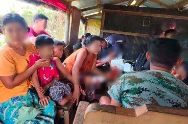 မောင်တော၌ စစ်ကျန်ဗုံးသီး ပေါက်ကွဲ၍ ကလေးငယ် ၁၀ ဦး ဒဏ်ရာရ   သတင်းနှင့် မီဒီယာ ကွန်ရက်။ ၂၀၂၆ ခုနှစ်၊ ဩဂုတ်လ ၂၀ ရက်။   ရခိုင်ပြည်၊ မောင်တောမြို့နယ်၊ အင်းဒင်ကျေးရွာတွင် စစ်ကျန် ဗုံးသီး ပေါက်ကွဲမှု ဖြစ်ပွားခဲ့ရာ ကစားနေသည့် ကလေးငယ် ၁၀ ဦး ဒဏ်ရာရရှိခဲ့ကြောင်း ဒေသခံများက ပြောသည်။   ဩဂုတ်လ ၂၀ ရက်နေ့၊ နံနက် ၁၁ နာရီ ၂၀ မိနစ်ခန့်က ဗုံးသီးပေါက်ကွဲမှုအတွင်း ဒဏ်ရာရရှိသွားသည့် ကလေး ငယ်များမှာ မောင်မင်းမြတ်သာကီ၊ မမိုးရွှေပန်း၊ မစိန်ရတီဦး၊ မမိုးနွယ်ဦးနှင့် မောင်မိုးအောင်ဌေးတို့အပြင် ပဲရုံ ကျေးရွာမှ မောင်ခိုင်သူရိန်ထွန်း၊ မောင်ပြည့်ဆန်းကျော်စွာ၊ မောင်အောင် ဟိန်းထက်၊ မောင်အောင်ငြိမ်းထက် နှင့် မောင်မြတ်လင်းအောင်တို့ ဖြစ်ကြသည်။   အသက် ၅ နှစ်မှ ၁၀ နှစ်ဝန်းကျင် အရွယ်များဖြစ်ကြသည့် အဆိုပါ ကလေးငယ်များသည် ကျေးရွာအတွင်း ကစားနေကျ ခြံဝင်းအတွင်း ဆော့ကစားနေကြစဉ် မည်သည့်နေရာမှ ရောက်ရှိလာမှန်း မသိသည့် စစ်ကျန် ဗုံးသီးတစ်လုံးကို ထုခွဲဆော့ကစားရာမှ ပေါက်ကွဲမှု ဖြစ်ပွားခဲ့ခြင်းဖြစ်သည်။   အာရက္ခတပ်တော် (AA) နှင့် နီးစပ်သူတစ်ဦးက “ရခိုင်မှာ စစ်တပ် လက်ထက်က ကျန်ခဲ့တဲ့ ဗုံးသီးတွေ အများကြီး ကျန်တာရှိတယ်။ အေအေက ရှင်းပေမယ့် မနိုင်သေးဘူး။ ကလေးတွေရော လူကြီးတွေရော ဗုံးသီးမြင်ရင် တစ်ခုခုလုပ်ချင်ကြတယ်၊ အသိပညာပေးတာတွေလည်း လုပ်ပါတယ်” ဟု ပြောသည်။   ပေါက်ကွဲမှုကြောင့် ဒဏ်ရာရရှိသည့် ကလေးငယ် ၁၀ ဦးအနက် ၆ ဦးမှာ ဒဏ်ရာပြင်းထန်သဖြင့် အရေးပေါ် ဆေးကုသမှု ခံယူနေရပြီး ဆေးဝါးကုသစရိတ်အတွက် ငွေကြေးအကူအညီများ လိုအပ်နေကြသည်။   အင်းဒင်ကျေးရွာသည် ယခင် မောင်တောတိုက်ပွဲများအတွင်းက စစ်တပ် တပ်စွဲနားခိုခဲ့သည့် နေရာတစ်ခု ဖြစ်ပြီး ပြီးခဲ့သည့်နှစ်ကလည်း အဆိုပါရွာမှ အမျိုးသမီးတစ်ဦး ထင်းခုတ်သွားစဉ် မြေမြှုပ်မိုင်း နင်းမိ၍ ခြေနှစ် ဖက်လုံး ဆုံးရှုံးခဲ့ရသည့် ဖြစ်စဉ်ရှိခဲ့သည်။   မောင်တောမြို့နယ် အပါအဝင် အာရက္ခဒေသတစ်ခုလုံး၌ စစ်တပ် တပ်စွဲခဲ့သည့်နေရာများနှင့် တိုက်ပွဲ ဖြစ်ပွားခဲ့သည့် နယ်မြေများတွင် အာရက္ခတပ်တော် (AA) က မိုင်းရှင်းလင်းရေးများကို အရှိန်အဟုန်မြှင့် ပြုလုပ် ဆောင်လျက်ရှိသည်။   အာရက္ခတပ်တော် (AA) သည် ၂၀၂၅ ခုနှစ်အတွင်း မောင်တောမြို့ လသာ၊ ရွှေဇား၊ ရွှေဇား(ဂုံးနား)၊ အီတာလျာ၊ ကမ်းပိုင်းနား၊ ကပ်ဘေး၊ စေတီပြင် စသည့် ရပ်ကျေးများတွင် မိုင်းရှင်းလင်းရေး ပြုလုပ်ခဲ့သလို နခခ (၅) တစ်ခုတည်း၌ပင် ရက်ပေါင်း ၁၁၅ ရက်အတွင်း မြေမြှုပ်မိုင်း ၃,၀၀၀ ခန့်ကို ရှာဖွေဖယ်ရှားခဲ့သည်။   ထို့ပြင် ၂၀၂၆ ခုနှစ် ဇန်နဝါရီလအတွင်းကလည်း မောင်တောမြို့ အမှတ် (၇၆၆) တပ်ရင်းဟောင်းနေရာနှင့် ကားလမ်းမများအနီးမှ M-14 မြေမြှုပ်မိုင်း ၇၈ လုံးကို ဖယ်ရှားရှင်းလင်းထားကြောင်း (AA) က ထုတ်ပြန်ထား သည်။   #မောင်တော #စစ်လက်ကျန်ဗုံးသီး
