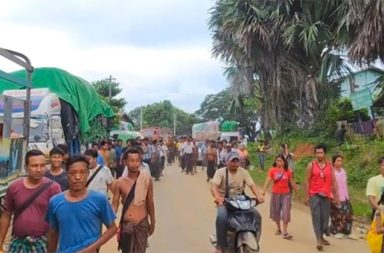 အင်းတော်၌ ကွင်းလမ်းသစ် ပြန်ဖွင့်ပေးရန် ယာဉ်မောင်းများ တောင်းဆို   သတင်းနှင့် မီဒီယာ ကွန်ရက်။ ၂၀၂၆ ခုနှစ်၊ ဩဂုတ်လ ၂၁ ရက်။   မန္တလေး-မြစ်ကြီးနား ပြည်ထောင်စုလမ်းမကြီး၏ စစ်ကိုင်းတိုင်း၊ အင်းတော်မြို့နယ်အတွင်း သွားလာနေသည့် ကွင်းလမ်းအား ကျောက်ခင်းပြုပြင်ရန် ပိတ်ထားစဉ် အစားထိုး လမ်းသစ်မှ သွားလာခိုင်းသဖြင့် ယာဉ်မောင်း မျာနှင့် ကုန်သည်များ စုပေါင်းကာ လမ်းကြောင်း ပြန်လည်ဖွင့်လှစ်ပေးရန် ကာကွယ်ရေးတပ်ဖွဲ့များနှင့် သွားရောက်တွေ့ဆုံ ညှိနှိုင်းခဲ့ကြသည်။   ဖြစ်စဉ်မှာ မန္တလေးနှင့် မြစ်ကြီးနားအကြား ကုန်စည်နှင့် ခရီးသည် ပို့ဆောင်ပေးနေသည့် အင်းတော်မြို့နယ် ကွင်းလမ်းအတွင်းမှ လမ်းပိုင်းအချို့ကို ပိုမိုကောင်းမွန်စေရန် တော်လှန်ရေးအင်အားစုများက ကျောက်လမ်း ခင်းခြင်း လုပ်ငန်းများ စတင်ဆောင်ရွက်ခဲ့ခြင်းဖြစ်သည်။   ထို့ကြောင့် ရွာသာကျေးရွာမှ မင်းကုန်းကျေးရွာအဝင်အထိ သွားလာခွင့်ကို ကန့်သတ်လိုက်ပြီး အခြားကွင်းလမ်း တစ်ခုသို့ လွှဲပြောင်းမောင်းနှင်ရန် ညွှန်ကြားခဲ့ခြင်း ဖြစ်သည်။   သို့သော် လွှဲပြောင်းပေးသည့် ကွင်းလမ်းအသစ်မှာ မိုးရွာသွန်းမှုကြောင့် မြေပျော့ပြီး ရွှံ့ဗွက်များ ပြည့်နှက်နေကာ ယာဉ်များ နစ်မြုပ်သည့်အပြင် စေတနာ့ဝန်ထမ်း ယာဉ်မောင်းများ သွားလာရန် လုံးဝ မဖြစ်နိုင်သည့် အခြေ အနေနှင့် ကြုံတွေ့ခဲ့ရသည်။   ပုံမှန် သွားလာနေကျ အင်းတော်ကွင်းလမ်းပေါ်တွင်လည်း ကုန်တင်ယာဉ် အစီးရေများစွာ သီတင်းပတ် နှစ်ပတ် ကျော်ကြာ ပိတ်မိနေခဲ့သဖြင့် ယာဉ်မောင်းနှင့် ကုန်သည်များ စုပေါင်းကာ လမ်းပိုင်းတာဝန်ရှိသူ တော်လှန်ရေး တပ်ဖွဲ့များနှင့် ဩဂုတ်လ ၂၀ ရက်နေ့က သွားရောက်တွေ့ဆုံခဲ့ကြခြင်း ဖြစ်သည်။   “ကွင်းလမ်းကိုမဖွင့်ပေးတော့လို့ ပြီးတော့ နောက်ထပ်ကွင်းလမ်းသစ်ကို ထပ်သုံးခိုင်းလို့ ကားသမားတွေစုပြီး ဆန္ဒသွား ပြကြတာ။ ဆန္ဒပြတယ်ဆိုတာထက်တော့ ကားသမားတွေ အများကြီးစုပေါင်းပြီးတော့ သွားရောက် ညှိနှိုင်းကြတဲ့ သဘောပါပဲ” ဟု ယာဉ်မောင်းတစ်ဦးက ပြောသည်။   ညှိနှိုင်းမှုအတွင်း ယာဉ်မောင်းများဘက်က လက်ရှိကြုံတွေ့နေရသည့် လမ်းပန်းဆက်သွယ်ရေး ခက်ခဲမှုများနှင့် လမ်းကြောင်းသစ်၏ သွားလာရန် မဖြစ်နိုင်သည့် အခြေအနေများကို တင်ပြခဲ့ကြသည်။   တော်လှန်ရေးအဖွဲ့များဘက်ကလည်း စာထုတ်ပြန်ထားသော်လည်း လမ်းပိုင်းကျောက်ခင်းခြင်း လုပ်ငန်းပြီးစီး သည်နှင့် တစ်ပြိုင်နက် ၂ ရက်မှ ၃ ရက်အတွင်း မူလလမ်းကြောင်းအတိုင်း ပြန်လည်ဖြတ်သန်းခွင့်ပြုမည်ဟု နှုတ်အားဖြင့် ကတိပြု ညှိနှိုင်းပေးခဲ့ကြောင်း ဆိုသည်။   အခြား ယာဉ်မောင်းကလည်း “အဲ့လမ်းက ရွာသာရွာ မင်းကုန်း၊ ပိတ်ထားတာက ရွာသာရွာမှာပိတ်ထားတာပါ။ အဓိက က မင်းကုန်းတံတားက ပိတ်ထားတော့ ရွာသာရွာကနေ စပြီးသွားမရတော့တာ။ အဓိကတော့ မင်းကုန်း ရွာပါပဲ။ ကာကွယ်ရေးတပ်တွေနဲ့ ညှိပြီးတော့ အဆင်ပြေသွားပြီ ပြောတယ်” ဟု ပြောသည်။   ဧရာဝတီမြစ် အရှေ့ဘက်ခြမ်း လမ်းကြောင်းဖြစ်သော မန္တလေး-မတ္တရာ-ထီးချိုင့်-ကသာ လမ်းပိုင်းမှာ လွန်ခဲ့ သည့် မေလဆန်းပိုင်းက ပြန်လည်ပွင့်လှစ်ခဲ့သော်လည်း နယ်မြေ မတည်ငြိမ်မှုနှင့် စစ်အုပ်စုတပ်၏ တိုက်ပွဲ များကြောင့် ပြန်လည်ပိတ်ဆို့သွားခဲ့သည်။     ထို့ကြောင့် ကုန်စည်ပို့ဆောင်သူများမှာ အနောက်ဘက်ခြမ်း လမ်းကြောင်းဖြစ်သည့် မန္တလေး-ရွှေဘို-မြစ်ကြီးနား လမ်းပိုင်းကို အဓိကအားထား ပြောင်းလဲအသုံးပြုနေရခြင်း ဖြစ်သည်။   လက်ရှိတွင် အင်းတော်မြို့နယ်အတွင်း တိုက်ပွဲများနှင့် လုံခြုံရေးအခြေအနေများကြောင့် လမ်းမကြီးကို တိုက် ရိုက်မသုံးနိုင်ဘဲ ဘေးကွင်းလမ်းများမှတစ်ဆင့် ခက်ခဲစွာ ဖြတ်သန်းနေရပြီး မိုးရာသီကာလ ဖြစ်၍ လမ်းကြောင်း ကြန့်ကြာမှုများနှင့် လမ်းပိုင်းပိတ်ဆို့မှုများကို ကုန်သည်နှင့် ယာဉ်မောင်းများ ရင်ဆိုင်နေကြရသည်။   #အင်းတော်ကွင်းသစ်လမ်း