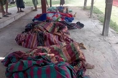 မြောင် ဘုန်းကြီးကျောင်း ဥပုသ်နေ့တွင် ဗုံးကြဲခံရ၍ ၁၂ ဦး ထက်မနည်း သေဆုံး   သတင်းနှင့် မီဒီယာ ကွန်ရက်။ ၂၀၂၆ ခုနှစ်၊ ဩဂုတ်လ ၂၁ ရက်။   စစ်ကိုင်းတိုင်း၊ မြောင်မြို့နယ်ရှိ ကျေးရွာဘုန်းကြီးကျောင်းတွင် ဒေသခံပြည်သူများ ဥပုသ်သီလ ဆောက်တည် ကာ တရားနာယူနေစဉ် စစ်တပ်က ဂျက်ဖိုက်တာဖြင့် ဗုံးကြဲတိုက်ခိုက်ခဲ့သဖြင့် သံဃာတော်များ အပါအဝင် ပြည်သူ ၁၂ ဦးထက်မနည်း သေဆုံးပြီး ၂၀ နီးပါး ပြင်းထန်စွာ ဒဏ်ရာရရှိခဲ့သည်။   ဖြစ်စဉ်မှာ ဝါခေါင်လဆန်း ၈ ရက် (ဩဂုတ်လ ၂၁ ရက်) နံနက် ၉ နာရီခွဲဝန်းကျင်တွင် မြောင်မြို့နယ်၊ ဆွဲလဲအို ကျေးရွာ ရွာဦးဘုန်းကြီးကျောင်း ဓမ္မာရုံ၌ ကျင်းပနေသည့် ဝါတွင်းတရားစခန်းသို့ မန္တလေးမြို့ တံတားဦး လေတပ် မှ တက်လာသည့် စစ်အုပ်စုတပ်၏ ဂျက်ဖိုက်တာဖြင့် ဗုံး ၄ လုံးထက်မနည်း ပစ်ခတ်ကြဲချခဲ့ခြင်း ဖြစ်သည်။   အဆိုပါ လေကြောင်းတိုက်ခိုက်မှုကြောင့် ဓမ္မာရုံ ဘုရားခန်းပေါ်သို့ ဗုံးတည့်တည့် ကျရောက်ပေါက်ကွဲခဲ့ပြီး ဆရာတော် ပျံလွန်တော်မူခဲ့သည့်အပြင် တရားစခန်းဝင်နေသည့် သံဃာတော်များနှင့် ဒေသခံပြည်သူများ အများအပြား သေဆုံးခဲ့ရသည်။   ဒေသခံသတင်းရင်းမြစ်တစ်ဦးက “ဓမ္မာရုံတည့်တည့် ဒီဘုရားခန်းကို ကြဲသွားတာပဲ ပြောရမယ်ဆိုရင် ဘုရားခန်းပေါ် ကျတာပေါ့ဗျာ။ သေတာတွေများသလို ဒဏ်ရာရတာလည်း အများကြီးပဲ။ တရားစခန်းဆိုတော့ အကုန်လုံး စုပြုံနေတဲ့အချိန် ဘုန်းကြီးလည်း ပျံလွန်တော်မူပြီး အဆောက်အအုံ အပျက်အစီးတွေအောက်မှာ ပိနေတာတွေကို အခုထိ မထုတ်နိုင်သေးဘဲ အရေးပေါ် ကယ်ထုတ်နေရတုန်းပဲ” ဟု ပြောသည်။   ယခု ဗုံးကြဲခံရသည့် တရားစခန်းမှာ ဆွဲလဲအိုကျေးရွာ ဒေသခံများ နှစ်စဉ်ပြုလုပ်နေကျ တရားစခန်းပွဲဖြစ်ပြီး ယခုနှစ်တွင် ရက်တိုတရားစခန်းအဖြစ် ဩဂုတ်လ ၁၉ ရက်နေ့မှစ၍ ကျင်းပနေခြင်းဖြစ်သည်။   ဒေသခံ တော်လှန်ရေးအဖွဲ့နှင့် နီးစပ်သူတစ်ဦးကလည်း “ဒေသခံတွေ နှစ်တိုင်းကျင်းပနေကျနေရာကို ကြဲခံရ တာပါ။ ဓမ္မာရုံပေါ် ဗုံးကျတော့ ရှောင်ချိန်မရလိုက်ဘဲ ဖြစ်သွားရတဲ့ သဘောဗျ။ ဘုန်းကြီးကျောင်းဆောင်တင် မကဘူး၊ ဘေးနားက အိမ် ၅ လုံးပါ ပျက်စီးသွားတယ်။ ဒဏ်ရာရထားတဲ့သူ အတော်များများကလည်း အခြေ အနေ စိုးရိမ်ရလို့ သေဆုံးသူ ထပ်တိုးလာနိုင်တယ်” ဟု ပြောသည်။   မြောင်မြို့နယ်သည် စစ်အုပ်စုတပ် ထိန်းချုပ်နိုင်ခြင်းမရှိသည့် နယ်မြေတစ်ခုဖြစ်ပြီး တိုက်ပွဲဖြစ်ပွားခြင်း မရှိဘဲ အရပ်သားပြည်သူများကို ပစ်မှတ်ထားကာ လေကြောင်းမှ ဆက်တိုက် ဗုံးကြဲနေခြင်းဖြစ်သည်။   ပြီးခဲ့သည့် ဩဂုတ်လ ၁၉ ရက် ညပိုင်းကလည်း မြောင်မြို့နယ်၊ လှေတင်ဦးကျေးရွာကို စစ်အုပ်စုတပ်က တိုက်လေယာဉ် ၃ စီးဖြင့် ဗုံးကြဲခဲ့သဖြင့် စေတနာ့ဝန်ထမ်း ကျောင်းဆရာမတစ်ဦး အပါအဝင် အရပ်သား ၂ ဦး သေဆုံးကာ ၁၆ ဦးထက်မနည်း ထိခိုက်ဒဏ်ရာ ရရှိခဲ့သေးသည်။   ထို့ပြင် ပြီးခဲ့သည့် ဇန်နဝါရီနှင့် မတ်လများအတွင်းကလည်း မြောင်မြို့နယ် နဘက်ကျေးရွာနှင့် သောင်ကြီး ကျေးရွာတို့ကို လေကြောင်းမှ ဗုံးကြဲခဲ့၍ မွေးကင်းစ ကလေးငယ်အပါအဝင် အရပ်သား ၉ ဦး သေဆုံးပြီး နေအိမ် ၃၀ ခန့် မီးလောင်ပြာကျခဲ့ရသည်။   ဓါတ်ပုံ - (ပေးပို့ / Crd)   #မြောင်ဘုန်းကြီးကျောင်း