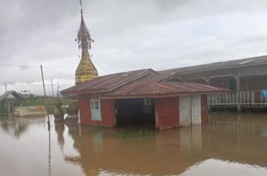 အင်းလေးရေ မြင့်တက်လာ၍ ကြိုတင်ရွှေ့ပြောင်းမှုများ ပြုလုပ်   သတင်းနှင့် မီဒီယာ ကွန်ရက်။ ၂၀၂၆ ခုနှစ်၊ ဩဂုတ်လ ၂၁ ရက်။   ရှမ်းပြည် တောင်ပိုင်း၊ ညောင်ရွှေမြို့နယ်၊ အင်းလေးဒေသတွင် မြစ်ရေနှင့် တောင်ကျရေများကြောင့် ရေတရိပ်ရိပ် မြင့်တက်လာနေသဖြင့် ဒေသခံများက ရေဘေးအန္တရာယ်ကို ကြိုတင်ကာကွယ်သည့်အနေဖြင့် ပစ္စည်းများနှင့် လုပ်ငန်းသုံး စက်ပစ္စည်းများကို အရေးပေါ် ရွှေ့ပြောင်းနေကြသည်။   ပြီးခဲ့သည့် ရက်သတ္တပတ်အတွင်း ကလောမြို့နယ်တွင် မိုးသည်းထန်စွာ ရွာသွန်းပြီး ရေကြီးရေလျှံမှုများ ဖြစ်ပွားခဲ့ရာမှ အဆိုပါရေများမှာ အင်းလေးကန်အတွင်းသို့ စီးဝင်လာသောကြောင့် နေ့စဉ် ရေတရိပ်ရိပ် မြင့်တက်နေခြင်း ဖြစ်သည်။   အင်းလေးဒေသတွင်း စက်လှေပြေးဆွဲနေသည့် ဒေသခံတစ်ဦးက “အဖိုးတန်ပစ္စည်းတွေ၊ စက်ပစ္စည်းတွေတော့ ပြောင်းထားပြီးပြီ။ ကျန်တာက မီးစင်ကြည့်ကမယ်။ လူကတော့ မလွယ်သေးဘူး။ အိမ်ငှားခတွေက ဈေးကြီး တယ်။ သူများအိမ် အကြာကြီးလည်း မနေချင်ဘူး။ ရွာတိုင်းလိုလို ကြိုလုပ်နေကြပြီလို့ ပြောရမယ်” ဟု ပြောသည်။   လက်ရှိတွင် အင်းလေးဒေသ၌ ၃ ရက်လျှင် ပျမ်းမျှ ၁ ပေနှုန်းခန့် ရေမြင့်တက်နေပြီး ညောင်ရွှေမြို့ပေါ် မြေနိမ့်ပိုင်း ရပ်ကွက်များနှင့် အင်းလေး ရေပေါ်ကျေးရွာများတွင် လူနေအိမ် အောက်ထပ်များအတွင်း ရေဝင်ရောက်ရန် ရက်ပိုင်းမျှသာ လိုတော့သည်ဟု ဒေသခံများက ဆိုသည်။       ထို့ကြောင့် ဒေသခံများမှာ အလုပ်ရုံများ၊ စက်မှုလက်မှုလုပ်ငန်းများ၊ ရက်ကန်းရုံများမှ လုပ်ငန်းသုံး စက်ပစ္စည်း များနှင့် အဖိုးတန်ပစ္စည်းများကို နီးစပ်ရာ ဆွေမျိုးများရှိသည့် ကုန်းမြင့်ပိုင်း ကျေးရွာများနှင့် တောင်ကြီးမြို့ပေါ်သို့ ကြိုတင်ရွှေ့ပြောင်းလျက် ရှိကြသည်။   ငွေကြေးမတတ်နိုင်သည့် ဒေသခံအချို့မှာမူ အိမ်ခေါင်မိုးထက်တွင် တန်းလျားများ ဆောက်လုပ်ကာ တန်ဖိုးကြီး ပစ္စည်းများကို တင်ထားကြရသည်။   အင်းလေးဒေသမှ ရေခြံလုပ်သားတစ်ဦးက “ရေကတော့ ထပ်တက်ဦးမှာ။ သူဌေးတွေ တော်တော်များများက ပြောင်းကြတယ်။ ဒီကာလ မလွယ်ဘူးလေ။ စက်လှေခနဲ့တင် မနည်းဘူး။ မနှစ် ရှေ့တစ်နှစ်ကလို တချိန်တည်း ထိုးတက်လာရင် ဘာမှ မလုပ်နိုင်တော့ဘူးလေ။ အဲ့ဒါကို ကြိုလန့်နေကြတာ” ဟု ပြောသည်။   ပြီးခဲ့သည့် ၂၀၂၄ ခုနှစ်အတွင်းကလည်း အင်းလေးဒေသ၌ ရေဘေးကြီးစွာ ကြုံတွေ့ခဲ့ရပြီး ကျေးရွာပေါင်း ၄၄၆ ရွာအနက် ၁၇၀ ကျော် ရေဘေးသင့်ခဲ့ရကာ အိမ်ခြေ ၂၀၀ နီးပါး ပျက်စီးပြီး ပြည်သူ ၄၀ နီးပါး သေဆုံးခဲ့ရသည့် ဖြစ်စဉ်များ ရှိခဲ့သည်။   ထို့ကြောင့် ဒေသခံများအနေဖြင့် ယခင်ဖြစ်စဉ်ကဲ့သို့ အဆိုးရွားဆုံး အခြေအနေမျိုး မကြုံတွေ့ရစေရန်အတွက် ကြိုတင်ပြင်ဆင်မှုများ ဆက်တိုက် လုပ်ဆောင်နေကြရသည်။   ဓါတ်ပုံ - (ပေးပို့ / Crd)   #အင်းလေး