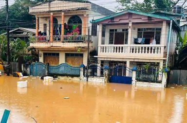 သောင်ရင်းမြစ်ရေတက်ပြီး မြဝတီနှင့် မဲဆောက်တွင် ရေကြီးရေလျှံမှုဖြစ်   သတင်းနှင့် မီဒီယာ ကွန်ရက်။ ၂၀၂၆ ခုနှစ်၊ ဩဂုတ်လ ၂၁ ရက်။   မိုးသည်းထန်စွာ ဆက်တိုက် ရွာသွန်းမှုနှင့်အတူ တောင်ကျရေများ စီးဝင်လာခြင်းကြောင့် မြန်မာ-ထိုင်း နယ်ခြား မြဝတီနှင့် မဲဆောက်မြို့တို့တွင် သောင်ရင်းမြစ်ရေ ရုတ်တရက် စိုးရိမ်ရေမှတ်ထက် ကျော်လွန်မြင့်တက်ကာ ကမ်းနားတစ်လျှောက် မြေနိမ့်ပိုင်း ရပ်ကွက်များ၌ ရေကြီးရေလျှံမှုများ ပြင်းထန်စွာ ဖြစ်ပွားလျက်ရှိသည်။   ယနေ့ ဩဂုတ်လ ၂၁ ရက်နေ့၊ နံနက်ပိုင်း တိုင်းတာချက်များအရ မြဝတီမြို့၏ သောင်ရင်းမြစ်ရေသည် စိုးရိမ်ရေ မှတ် ၉၆၃ စင်တီမီတာအထက် ၁,၁၂၃ စင်တီမီတာထိ မြင့်တက်လာခဲ့ခြင်း ဖြစ်သည်။   ထို့ကြောင့် ဩဂုတ်လ ၂၀ ရက်နေ့မှစ၍ မြဝတီမြို့ အမှတ် (၁)၊ (၂)၊ (၄) နှင့် (၅) ရပ်ကွက်အပါအဝင် မြေနိမ့်ပိုင်း ရပ်ကွက်များအတွင်းသို့ ရေစတင်ဝင်ရောက်ခဲ့ပြီး ပြည်သူတစ်ထောင်နီးပါးမှာ ဘေးလွတ်ရာ ဘုန်းကြီးကျောင်း နှင့် ဓမ္မာရုံများသို့ ညချင်းတွင်း အရေးပေါ် ပြောင်းရွှေ့နေကြရသည်။   မြဝတီမြို့နယ်ရှိ လူမှုကူညီရေး အဖွဲ့ဝင်တစ်ဦးက “မိုးက ဆက်တိုက်ရွာနေတော့ ရေတက်နှုန်းက အတော်လေး မြန်တယ်။ မနေ့ညကဆိုရင် မြစ်ကမ်းအနီးနဲ့ မြေနိမ့်ပိုင်းမှာရှိတဲ့ မိသားစုတွေကို မအိပ်ဘဲ ညတွင်းချင်း ဘေး လွတ်ရာ ပြောင်းပေးခဲ့ရတယ်။ လောလောဆယ် ရေဘေးသင့်တဲ့သူတွေကို ဘုန်းကြီးကျောင်းနဲ့ ဓမ္မာရုံတွေမှာ နေရာချပေးထားပါတယ်” ဟု ပြောသည်။   ထို့ပြင် သောင်ရင်းမြစ်ဖျားခံရာ ဒေသများဖြစ်ကြသည့် ဝေါလေ၊ သေ့ဘောဘိုး၊ ကျောက်ခက်နှင့် ရွှေကုက္ကိုလ် ဘက်တွင်လည်း ရေကျော်ဝင်ရောက်မှုများ ဆက်တိုက် ကြုံတွေ့နေရသည်။   အလားတူ သောင်ရင်းမြစ်တစ်ဖက်ကမ်း ထိုင်းနိုင်ငံ၊ မဲဆောက်မြို့ဘက်တွင်လည်း မြစ်ရေသည် စိုးရိမ်ရေမှတ် ထက် စင်တီမီတာ ၈၀ ကျော် မြင့်တက်လာခဲ့ရာ တလာ့တ်လင်မွေး (ကမ်းနား) ဈေးကြီး၊ စာတိုက်လမ်း၊ ရဲစခန်းလမ်းနှင့် ဟုန်လုံကုန်တိုက်အနီးအထိ မြို့တွင်းလမ်းများသို့ ရေများ ကျော်လွန်ဝင်ရောက်နေသည်။   မဲဆောက်မြို့ဘက်ခြမ်းတွင် နေထိုင်သည့် မြန်မာတစ်ဦးက “ကမ်းနားဈေးဘက်ကတော့ မြုပ်နေပြီ။ မြို့ထဲက လမ်းတွေ၊ ရဲစခန်းနားနဲ့ ကုန်တိုက်ဘက်တွေအထိ ရေတွေ စကျော်နေပြီပေါ့။ မနှစ်ကလည်း ဒီလိုမျိုး ဖြစ်ဖူး ပေမဲ့ ဒီနှစ်လည်း ရေတက်လာတာ မြန်တော့ ဆိုင်တွေနဲ့ အိမ်တွေထဲ ရေမဝင်အောင် သဲအိတ်တွေနဲ့ တားနေကြရ တယ်” ဟု ပြောသည်။   မိုးလေဝသဇလဗေဒ ဦးစီးဌာနနှင့် ထိုင်းနိုင်ငံ သဘာဝဘေးအန္တရာယ် စီမံခန့်ခွဲရေးဌာန (DDPM) တို့၏ သတိပေး ချက်များအရ သောင်ရင်းမြစ်ရေသည် လာမည့် ၂ ရက်အတွင်း ၂ ပေမှ ၅ ပေခန့်အထိ ထပ်မံ မြင့်တက်လာနိုင် ကြောင်း သိရသည်။   ထို့ကြောင့် မဲဆောက်နှင့် မဲ့လမတ်မြို့နယ်အတွင်းရှိ မယ်ပ၊ မယ်ကု၊ မဟာဝမ်၊ ထာ့ဆိုင်လွှက်၊ မယ်တောင်၊ မဲ့က စာနှင့် မဲ့ကျလောင်း ကျေးရွာများတွင် နေထိုင်သည့် ဒေသခံများအနေဖြင့် ရေဘေးလွတ်ကင်းရာသို့ အမြန်ဆုံး ပြောင်းရွှေ့ကြရန် ထိုင်းအာဏာပိုင်များက အသိပေး နှိုးဆော်ထားသည်။   ဓာတ်ပုံ – (ပေးပို့ / Crd)   #သောင်းရင်းမြစ် #မြဝတီ #မဲဆောက်