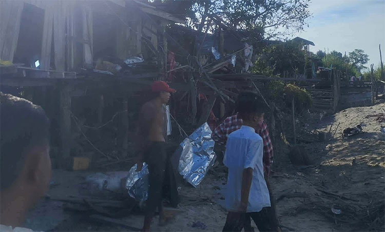 ရွှေကူ လေကြောင်းတိုက်ခိုက်မှုတွင် ကိုယ်ဝန်ဆောင် အမျိုးသမီးအပါ အရပ်သားများ ဒဏ်ရာရ   သတင်းနှင့် မီဒီယာ ကွန်ရက် (NMG) ၂၀၂၆ ခုနှစ်၊ ဩဂုတ်လ ၂၁ ရက်   ကချင်ပြည် ရွှေကူမြို့နယ်အတွင်း လူနေရပ်ကွက်များနှင့် ကျေးရွာများကို စစ်ကောင်စီတပ်က ဂျက်ဖိုက်တာများဖြင့် လေကြောင်းတိုက်ခိုက်မှုများ ဆက်တိုက်ပြုလုပ်ခဲ့ရာ ကိုယ်ဝန်ဆောင် အမျိုးသမီးတစ်ဦးအပါအဝင် အရပ်သား ၇ ဦး ထိခိုက်ဒဏ်ရာရရှိခဲ့ကြောင်း ဒေသခံများက ပြောသည်။   ဩဂုတ်လ ၂၀ ရက် နံနက်ပိုင်းတွင် ရွှေကူမြို့၏ တစ်ဖက်ကမ်းရှိ ကျောက်တလုံး၊ ဆင်တပ်နှင့် ရေလဲကျေးရွာများဘက်သို့ ဂျက်ဖိုက်တာများဖြင့် ဗုံးကြဲတိုက်ခိုက်ခဲ့ပြီး၊ ညနေ ၄ နာရီခွဲဝန်းကျင်တွင်လည်း ရွှေကူမြို့၊ မော်လမြိုင် (၂) ရပ်ကွက် ကမ်းနားဘက်ရှိ လူနေအိမ်တန်းများနှင့် စက်လှေဆိပ်ကို ထပ်မံပစ်ခတ်ခဲ့ခြင်းဖြစ်သည်။   ဖြစ်စဉ်ကို သိရှိသူ ရွှေကူမြို့ခံတစ်ဦးက “မနက်ပိုင်းမှာက ကျောက်တလုံး၊ ဆင်တပ်၊ ရေလဲ အဲ့ဘက်ကိုပစ်တာ ဂျက်ဖိုက်တာ ၅ စီးပေါ့လေ။ ညနေပိုင်းမှာတော့ ၃ စီးနဲ့ လာပစ်တာ။ ကျေးရွာတွေအကုန်လုံးကို လိုက်ပတ်ပစ်နေတာ” ဟု ပြောသည်။   လေကြောင်းတိုက်ခိုက်မှုကြောင့် မော်လမြိုင် (၂) ရပ်ကွက်အတွင်းရှိ လူနေအိမ်များနှင့် မော်တော်ဘုတ်တစ်စီး ထိမှန်ပျက်စီးခဲ့သည့်အပြင် အခြေအနေ စိုးရိမ်ရသည့် ကိုယ်ဝန်ဆောင် အမျိုးသမီးတစ်ဦး၊ ကလေးတစ်ဦးနှင့် အမျိုးသားများ အပါအဝင် ဒေသခံ ၇ ဦး ထိခိုက်ဒဏ်ရာရရှိခဲ့သည်။       ဩဂုတ်လ ၂၀ ရက် နံနက်ပိုင်း ကျေးရွာများဘက် လေကြောင်းတိုက်ခိုက်ခံရမှုနှင့် ပတ်သက်၍ ထိခိုက်သေဆုံးသူ ရှိ၊ မရှိကိုမူ သီးခြား အတည်မပြုနိုင်သေးပေ။   ထို့အပြင် ရွှေကူမြို့နယ်အတွင်း ဩဂုတ်လ ၁၈ ရက်နေ့ကလည်း မြို့ကုန်းကျေးရွာရှိ ဒေသခံများနှင့် ဗန်းမော်ဘက်မှ စစ်ရှောင်ပြည်သူများ ဆေးကုသမှု ခံယူနေသည့် ဆေးရုံကို စစ်ကောင်စီတပ်က ဂျက်ဖိုက်တာဖြင့် နှစ်ကြိမ် ဗုံးကြဲတိုက်ခိုက်ခဲ့သဖြင့် ဆေးရုံနှင့် ဆေးပစ္စည်းများ ထိခိုက်ပျက်စီးခဲ့ရသေးသည်။   လက်ရှိတွင် ရွှေကူမြို့နယ်အတွင်း ကချင်လွတ်လပ်ရေး တပ်မတော် (KIA)၊ ကချင်ဒေသ ပြည်သူ့ကာကွယ်ရေးတပ် (KPDF) ပူးပေါင်းတပ်များနှင့် စစ်ကောင်စီတပ်တို့အကြား တိုက်ပွဲများ ပြင်းထန်လျက်ရှိပြီး၊ စစ်ကောင်စီတပ်၏ လေကြောင်းတိုက်ခိုက်မှုနှင့် လက်နက်ကြီး ပစ်ခတ်မှုများကြောင့် ထိခိုက်သေဆုံးရသည့် အရပ်သား ဦးရေ ၂၀ ခန့်အထိ ရှိလာနေပြီဖြစ်သည်။   (ဓာတ်ပုံ - လေကြောင်းတိုက်ခိုက်မှုကြောင့် ပျက်စီးသွားသည့် ရွှေကူမြို့နယ်အတွင်းမှ နေအိမ်တစ်လုံး)   #ရွှေကူ