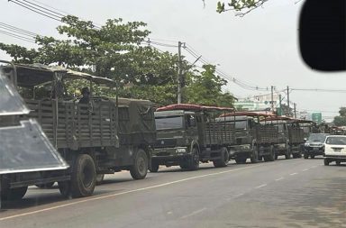ရခိုင်ရိုးမသို့ စစ်ကြောင်းထိုးရန် မကွေးနှင့် ပဲခူးတို့တွင် စစ်တပ် အင်အားအမြောက်အမြား ဖြည့်တင်း   သတင်းနှင့် မီဒီယာ ကွန်ရက်။ ၂၀၂၆ ခုနှစ်၊ ဩဂုတ်လ ၂၂ ရက်။   ရခိုင်ရိုးမဘက်သို့ ထိုးစစ်ဆင်ရန်အတွက် စစ်တပ်က မကွေးတိုင်း၊ မင်းတုန်းမြို့နယ်နှင့် ပဲခူးတိုင်း၊ ပြည်မြို့ တို့တွင် စစ်အင်အားနှင့် စစ်ယာဉ်တန်းများ အမြောက်အမြား ထပ်မံ ဖြည့်တင်းလျက်ရှိကြောင်း ဒေသခံ စစ်ရေး သတင်းအရင်းအမြစ်များက ပြောသည်။   မကွေးတိုင်း၊ မင်းတုန်းမြို့နယ် အနောက်ခြမ်းမှတဆင့် ရခိုင်ရိုးမပေါ်သို့ စစ်ကြောင်းထိုးရန် စစ်အုပ်စုတပ်က အင်အား ၈၀၀ ကျော်ကို ဩဂုတ်လ ၂၂ ရက်တွင် ထပ်မံ ဖြည့်တင်းခဲ့သကဲ့သို့ ပဲခူးတိုင်း၊ ပြည်မြို့သို့လည်း စစ်သားများ တင်ဆောင်လာသည့် စစ်ကား အစီး ၁၀၀ ကျော်မှာ ဩဂုတ်လ ၂၀ ရက်ကတည်းက ရောက်ရှိနေ ခြင်းဖြစ်သည်။   မင်းတုန်းဒေသခံ စစ်ရေး သတင်းအရင်းအမြစ်တစ်ဦးက “အောင်လံမြို့ကတဆင့် ရေယာဉ်တွေနဲ့ သရက်-မင်း တုန်း လမ်းပိုင်းထိ စစ်အင်အား ထောင်နီးပါးဖြည့်တယ်၊ အခုရက်ပိုင်း ယာဉ်တန်းတွေ မင်းတုန်းကိုရောက်တယ်။ ဒေသခံတွေကတော့ တော်တော်ခက်ခဲအုံးမယ်။ ရခိုင်ရိုးကိုတက်ဖို့ မင်းတုန်း အနောက်ခြမ်းကနေ ရိုးပေါ် စစ်ကြောင်း ထိုးမယ်လို့ သိရတယ်၊ အဲ့သတင်းကို တော်လှန်ရေး တပ်တွေလဲရထားတယ်” ဟု ပြောသည်။   စစ်အုပ်စုတပ်သည် အောင်လံမြို့မှတဆင့် သရက်မြို့အခြေစိုက် အမှတ် (၁၂) ကာကွယ်ရေး ပစ္စည်းစက်ရုံ (ကပစ-၁၂) သို့ ရေယာဉ်များဖြင့် စစ်အင်အား ဖြည့်တင်းခဲ့ပြီး မင်းတုန်းမြို့ဘက်သို့ ဦးတည်ထွက်ခွာလာသည့် စစ်ယာဉ် အစီး ၁၀၀ နီးပါးပါ ယာဉ်တန်းဖြင့် မင်းတုန်းမြို့သို့ ရောက်ရှိလာခဲ့ခြင်း ဖြစ်သည်။ လက်ရှိတွင် မင်းတုန်းမြို့နယ် အနောက်ခြမ်းရှိ ပြောင်း၊ ထန်းပင်ကုန်း၊ ဖြူကန်၊ ထိန်ကိုင်းနှင့် တမာ ကျေးရွာတို့၌ စစ်အုပ်စုတပ်က တပ်စွဲထားသည်။   ထို့ပြင် ပဲခူးတိုင်း၊ ပြည်မြို့သို့ စစ်သားများ တင်ဆောင်လာသည့် ကား ၁၂၆ စီးပါ စစ်ယာဉ်တန်းမှာ ဩဂုတ်လ ၁၉ ရက်တွင် မိတ္ထီလာမြို့ဘက်မှ စတင် ထွက်ခွာလာခဲ့ပြီး ရှမ်းပြည်နယ်၊ ကလောမြို့အခြေစိုက် တပ်မ ၅၅ မှ တပ် များနှင့် ရဲတပ်ရင်းများ ပါဝင်ကြောင်း ဆိုသည်။   အဆိုပါ စစ်ကြောင်းသည် ပြည်မြို့ အနောက်ဘက်ရှိ ပန်းတောင်-ဥသျှစ်ပင်-တောင်ကုတ် လမ်းပိုင်းပေါ်သို့ စစ်ကြောင်းထိုးရန် ပြင်ဆင်နေကြောင်း ဒေသခံများက ဆိုသည်။   ပြည်မြို့မှ ဒေသခံ ကုန်သည် အမျိုးသားတစ်ဦးက “ဒီစစ်ကြောင်း ဧရာဝတီတိုင်းဘက်ကို ဆင်းရင် ပြည်-ဥသျှစ်ပင်-ကွင်းကောက်-ငသိုင်းချောင်း လမ်းပိုင်းအထိသွားမယ်၊ ပြည်မြို့ အနောက်ဘက်ကိုသွားရင် ပန်းတောင်-ဥသျှစ်ပင်-တောင်ကုတ် လမ်းပိုင်းပေါ်ရောက်မယ် ရခိုင်ကိုဦးတည်တယ်” ဟု ပြောသည်။   ပြည်မြို့နယ်နှင့် မင်းတုန်းမြို့နယ် အနောက်ဘက်တို့သည် ရခိုင်ပြည်နယ်၊ တောင်ကုတ်မြို့နယ်နှင့် တိုက်ရိုက် ထိစပ်နေသည့် နယ်မြေများ ဖြစ်ကြသည်။   ရခိုင်ပြည်၊ တောင်ကုတ်-အမ်း ဘက်သို့ သွားသည့် တောင်ကုတ်တောင်ကြားလမ်း၏ အဓိက ထွက်ပေါက်ဖြစ် သော ရိုးမတောင်ခြေ အနီးဝန်းကျင်တွင် အာရက္ခတပ်တော် (AA) က စစ်ရေးလှုပ်ရှားလျက်ရှိရာ စစ်အုပ်စုတပ် က ထိုနေရာများကို ဦးတည်၍ စစ်ကြောင်းထိုးရန် ပြင်ဆင်နေခြင်း ဖြစ်သည်။   စစ်အုပ်စုတပ်သည် ဗျူဟာမှူးအဆင့် ဗိုလ်မှူးကြီး အောင်ဇော်မင်း ဦးစီးသည့် အင်အား ၁,၀၀၀ ဝန်းကျင်ဖြင့် ရခိုင်ရိုးမသို့ ဇွန်လဆန်းပိုင်းကတည်းက မကွေးနှင့် ပဲခူးဘက်မှ စတင် ထိုးစစ်ဆင်နေခြင်းဖြစ်သည်။   လက်ရှိတွင် ရခိုင်-မကွေး အစပ်၊ ရခိုင်-ပဲခူး အစပ်နှင့် ရခိုင်-ဧရာဝတီ အစပ်တို့ရှိ နေရာ ၅ ခုထက်မနည်း၌ အာရက္ခတပ်တော် (AA)၊ ပူးပေါင်း တော်လှန်ရေးတပ်ဖွဲ့များနှင့် စစ်အုပ်စုတပ်တို့အကြား တိုက်ပွဲများ ပြင်းထန် လျက်ရှိကြောင်း အာရက္ခတပ်တော်ဘက်က ထုတ်ပြန်ထားသည်။   ဓာတ်ပုံ - (ပုံဟောင်း / Crd)   #ရခိုင်ရိုးမ