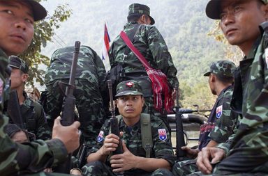 ထားဝယ်ခရိုင်အတွင်း မြို့နယ် ၃ ခုကို စစ်တပ် စစ်ကြောင်းထိုး၍ KNU နှင့် စစ်ရေး တင်းမာနေ   သတင်းနှင့်မီဒီယာ ကွန်ရက်။ ၂၀၂၆ ခုနှစ်၊ ဩဂုတ်လ ၂၂ ရက်။   တနင်္သာရီတိုင်း၊ ထားဝယ်ခရိုင်အတွင်းရှိ ကရင်အမျိုးသားအစည်းအရုံး (KNU) တပ်မဟာ (၄) နယ်မြေနှင့် တော် လှန်ရေး အင်အားစုများ ထိန်းချုပ် စိုးမိုးထားသည့် ဒေသများကို ပြန်လည် စိုးမိုးနိုင်ရေးအတွက် စစ်တပ်က အင်အားအလုံးအရင်းဖြင့် စစ်ကြောင်းထိုးဝင်ရောက်နေသဖြင့် စစ်ရေး အခြေအနေများ တင်းမာလျက်ရှိသည်။   စစ်အုပ်စုတပ်သည် ဩဂုတ်လ ဒုတိယအပတ်မှစ၍ ထားဝယ်ခရိုင်အတွင်းရှိ သရက်ချောင်း၊ လောင်းလုံးနှင့် ထားဝယ်အရှေ့တော (မေတ္တာမြို့) တို့ဘက်သို့ အင်အားများ အဆမတန် တိုးချဲ့ကာ ဖြန့်ကျက် စစ်ကြောင်းထိုး နေခြင်း ဖြစ်သည်။   ဒေသတွင်း စစ်ရေး သတင်းအရင်းအမြစ်တစ်ဦးက “စစ်အုပ်စုက တော်လှန်ရေးတပ်တွေ စိုးမိုးထားတဲ့ နယ်မြေ တွေကို ပြန်ရဖို့ အဓိက စစ်ကြောင်းထိုးနေတာပါ။ အထူးသဖြင့် ထားဝယ်အရှေ့ တောဘက်ကနေ တစ်ဆင့် KNU ပူးပေါင်းတပ်တွေ ထိန်းချုပ်ထားတဲ့ ထီးခီး နယ်စပ်လမ်းကြောင်းကို ပြန်စိုးမိုး ချင်တာကြောင့် အရှေ့ ဘက် တောင်ကြောတစ်ခုလုံးကို အင်အားဖြည့်ပြီး ဖိအားပေးနေတာ ဖြစ်တယ်” ဟု ပြော သည်။   အဆိုပါ ထိုးစစ်အတွင်း သရက်ချောင်းမြို့နယ် အထက်ပိုင်းရှိ ကင်းရှေ့၊ စော်ဖျား၊ မိုးရွှေကုန်း၊ ဆေးဖြတ်ကုန်း၊ ကျောက်လှေကားနှင့် ပဒက်ချောင်း စသည့် ကျေးရွာများဘက်သို့ စစ်အုပ်စုတပ်က အင်အား ရာချီ အသုံးပြုကာ ထိန်းချုပ်နိုင်ရေး ကြိုးပမ်းနေသဖြင့် တော်လှန်ရေး ပူးပေါင်းတပ်များနှင့် ထိတွေ့တိုက်ပွဲများ ဆက်တိုက် ဖြစ်ပွား လျက်ရှိသည်။     ဩဂုတ်လ ၁၈ ရက်နေ့၊ မွန်းလွဲပိုင်းကလည်း ပဒက်ချောင်းကျေးရွာအနီးသို့ စစ်ကြောင်း တိုးဝင်လာသဖြင့် ပြည်သူ့ကာကွယ်ရေး တပ်ဖွဲ့များနှင့် ခဏတာ တိုက်ပွဲ ဖြစ်ပွားခဲ့သည်။   သရက်ချောင်း ဒေသခံ တော်လှန်ရေး တပ်ဖွဲ့ဝင်တစ်ဦးက “သူတို့က ရွာတွေထဲအထိ အတင်းတိုးလာတော့ နှစ်ဖက်ထိတွေ့မှု ဖြစ်တာပါ။ မီးရှို့တာတွေ၊ လက်နက်ကြီးနဲ့ လှမ်းပစ်တာတွေအပြင် ဒရုန်းနဲ့ ဗုံးချတာတွေ ကိုလည်း နေ့တိုင်းလိုလို လုပ်နေတာကြောင့် တိုက်ပွဲက ပိုပြင်းထန်လာနိုင်ပါတယ်” ဟု ပြောသည်။   ထို့ပြင် စစ်အုပ်စုတပ်သည် စစ်ကြောင်းထိုးရာ လမ်းကြောင်းအတိုင်း ပြည်သူပိုင် နေအိမ်များနှင့် တဲများကို မီးရှို့ဖျက်ဆီးခြင်း၊ ဒေသခံများကို စစ်ကြောင်းရှေ့မှ လူသားဒိုင်းအဖြစ် ဖမ်းဆီးခေါ်ဆောင်ခြင်းများကို ပြုလုပ်လျက်ရှိသည်။   ဩဂုတ်လ ၁၀ ရက်နေ့က စစ်ကြောင်းထိုးစဉ် ကင်းရှေ့ရွာမှ ဖမ်းဆီးသွားသည့် ရွာသား ၇ ဦးအနက် အသက် ၅၃ နှစ်အရွယ် ဦးစိုးထွန်း ဆိုသူကို စော်ဖျားရွာ ဘုန်းကြီးကျောင်းဝန်းအတွင်း ပစ်သတ် မြေမြှုပ်ခဲ့သည့်အပြင် လက် ရှိတွင်လည်း စော်ဖျားရွာ ဘုရားကုန်း၌ ပြန်လည် တပ်စွဲရန်အတွက် စက်ပစ္စည်းနှင့် ဆောက်လုပ်ရေး ပစ္စည်းများ တင်ဆောင်ကာ တပ်စခန်း အခိုင်အမာ ဆောက်လုပ်နေသည်။   “စစ်ကြောင်းက ရွာတွေမှာ ပြန့်ကျဲနေတော့ သွားရင်းလာရင်း စစ်ကြောင်းနဲ့ တိုးတဲ့သူတွေ ခဏခဏ ဖမ်းခံရ တယ်။ ရှေ့တစ်သုတ် ဖမ်းလိုက် ပြန်လွှတ်လိုက်၊ နောက်တစ်သုတ် ထပ်ဖမ်းလိုက်နဲ့ ပြည်သူတွေ ဘယ်မှ မသွား ရဲကြတော့ဘူး။ အခုဆိုရင် ကျေးရွာ ၁၀ ရွာထက်မနည်းက ရွာသားတွေ စစ်ဘေးလွတ်ရာကို ထွက်ပြေးနေ ကြရတယ်” ဟု ကင်းရှေ့ရွာမှ ဒေသခံ အမျိုးသမီးတစ်ဦးက ပြောသည်။   အလားတူ လောင်းလုံးမြို့နယ်အတွင်းရှိ ဂေါ့အင်းနှင့် ရေဖြူကျေးရွာ ပတ်ဝန်းကျင်တို့တွင်လည်း စစ်တပ်က တပ်စွဲထားပြီး၊ ဩဂုတ်လ ၁၈ ရက်နေ့က လောင်းလုံး-မောင်းမကန် လမ်းပေါ်ရှိ ခြေလျင်တပ်ရင်း ခလရ (၁၀၄) မှ လက်နက်ကြီး ရည်ရွယ်ချက်ရှိရှိ ပစ်ခတ်မှုကြောင့် ကျောက်ဆင်ရွာမှ သားအဖ ၂ ဦး သေဆုံးကာ အမျိုးသမီး ၂ ဦး ထိခိုက်ဒဏ်ရာ ရရှိခဲ့သည်။   လက်ရှိတွင် စစ်အုပ်စု၏ စစ်ကြောင်းထိုးမှုကြောင့် သရက်ချောင်း၊ လောင်းလုံးနှင့် မေတ္တာမြို့နယ်တို့ရှိ ကျေးရွာ ပေါင်း ၁၀ ရွာကျော်မှ ဒေသခံ ပြည်သူများသည် ဘေးလွတ်ရာသို့ အရေးပေါ် စစ်ဘေးရှောင်နေကြရသည်။   ဓာတ်ပုံ - Crd   #KNU #ထားဝယ်