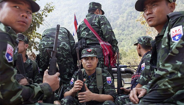 ထားဝယ်ခရိုင်အတွင်း မြို့နယ် ၃ ခုကို စစ်တပ် စစ်ကြောင်းထိုး၍ KNU နှင့် စစ်ရေး တင်းမာနေ   သတင်းနှင့်မီဒီယာ ကွန်ရက်။ ၂၀၂၆ ခုနှစ်၊ ဩဂုတ်လ ၂၂ ရက်။   တနင်္သာရီတိုင်း၊ ထားဝယ်ခရိုင်အတွင်းရှိ ကရင်အမျိုးသားအစည်းအရုံး (KNU) တပ်မဟာ (၄) နယ်မြေနှင့် တော် လှန်ရေး အင်အားစုများ ထိန်းချုပ် စိုးမိုးထားသည့် ဒေသများကို ပြန်လည် စိုးမိုးနိုင်ရေးအတွက် စစ်တပ်က အင်အားအလုံးအရင်းဖြင့် စစ်ကြောင်းထိုးဝင်ရောက်နေသဖြင့် စစ်ရေး အခြေအနေများ တင်းမာလျက်ရှိသည်။   စစ်အုပ်စုတပ်သည် ဩဂုတ်လ ဒုတိယအပတ်မှစ၍ ထားဝယ်ခရိုင်အတွင်းရှိ သရက်ချောင်း၊ လောင်းလုံးနှင့် ထားဝယ်အရှေ့တော (မေတ္တာမြို့) တို့ဘက်သို့ အင်အားများ အဆမတန် တိုးချဲ့ကာ ဖြန့်ကျက် စစ်ကြောင်းထိုး နေခြင်း ဖြစ်သည်။   ဒေသတွင်း စစ်ရေး သတင်းအရင်းအမြစ်တစ်ဦးက “စစ်အုပ်စုက တော်လှန်ရေးတပ်တွေ စိုးမိုးထားတဲ့ နယ်မြေ တွေကို ပြန်ရဖို့ အဓိက စစ်ကြောင်းထိုးနေတာပါ။ အထူးသဖြင့် ထားဝယ်အရှေ့ တောဘက်ကနေ တစ်ဆင့် KNU ပူးပေါင်းတပ်တွေ ထိန်းချုပ်ထားတဲ့ ထီးခီး နယ်စပ်လမ်းကြောင်းကို ပြန်စိုးမိုး ချင်တာကြောင့် အရှေ့ ဘက် တောင်ကြောတစ်ခုလုံးကို အင်အားဖြည့်ပြီး ဖိအားပေးနေတာ ဖြစ်တယ်” ဟု ပြော သည်။   အဆိုပါ ထိုးစစ်အတွင်း သရက်ချောင်းမြို့နယ် အထက်ပိုင်းရှိ ကင်းရှေ့၊ စော်ဖျား၊ မိုးရွှေကုန်း၊ ဆေးဖြတ်ကုန်း၊ ကျောက်လှေကားနှင့် ပဒက်ချောင်း စသည့် ကျေးရွာများဘက်သို့ စစ်အုပ်စုတပ်က အင်အား ရာချီ အသုံးပြုကာ ထိန်းချုပ်နိုင်ရေး ကြိုးပမ်းနေသဖြင့် တော်လှန်ရေး ပူးပေါင်းတပ်များနှင့် ထိတွေ့တိုက်ပွဲများ ဆက်တိုက် ဖြစ်ပွား လျက်ရှိသည်။     ဩဂုတ်လ ၁၈ ရက်နေ့၊ မွန်းလွဲပိုင်းကလည်း ပဒက်ချောင်းကျေးရွာအနီးသို့ စစ်ကြောင်း တိုးဝင်လာသဖြင့် ပြည်သူ့ကာကွယ်ရေး တပ်ဖွဲ့များနှင့် ခဏတာ တိုက်ပွဲ ဖြစ်ပွားခဲ့သည်။   သရက်ချောင်း ဒေသခံ တော်လှန်ရေး တပ်ဖွဲ့ဝင်တစ်ဦးက “သူတို့က ရွာတွေထဲအထိ အတင်းတိုးလာတော့ နှစ်ဖက်ထိတွေ့မှု ဖြစ်တာပါ။ မီးရှို့တာတွေ၊ လက်နက်ကြီးနဲ့ လှမ်းပစ်တာတွေအပြင် ဒရုန်းနဲ့ ဗုံးချတာတွေ ကိုလည်း နေ့တိုင်းလိုလို လုပ်နေတာကြောင့် တိုက်ပွဲက ပိုပြင်းထန်လာနိုင်ပါတယ်” ဟု ပြောသည်။   ထို့ပြင် စစ်အုပ်စုတပ်သည် စစ်ကြောင်းထိုးရာ လမ်းကြောင်းအတိုင်း ပြည်သူပိုင် နေအိမ်များနှင့် တဲများကို မီးရှို့ဖျက်ဆီးခြင်း၊ ဒေသခံများကို စစ်ကြောင်းရှေ့မှ လူသားဒိုင်းအဖြစ် ဖမ်းဆီးခေါ်ဆောင်ခြင်းများကို ပြုလုပ်လျက်ရှိသည်။   ဩဂုတ်လ ၁၀ ရက်နေ့က စစ်ကြောင်းထိုးစဉ် ကင်းရှေ့ရွာမှ ဖမ်းဆီးသွားသည့် ရွာသား ၇ ဦးအနက် အသက် ၅၃ နှစ်အရွယ် ဦးစိုးထွန်း ဆိုသူကို စော်ဖျားရွာ ဘုန်းကြီးကျောင်းဝန်းအတွင်း ပစ်သတ် မြေမြှုပ်ခဲ့သည့်အပြင် လက် ရှိတွင်လည်း စော်ဖျားရွာ ဘုရားကုန်း၌ ပြန်လည် တပ်စွဲရန်အတွက် စက်ပစ္စည်းနှင့် ဆောက်လုပ်ရေး ပစ္စည်းများ တင်ဆောင်ကာ တပ်စခန်း အခိုင်အမာ ဆောက်လုပ်နေသည်။   “စစ်ကြောင်းက ရွာတွေမှာ ပြန့်ကျဲနေတော့ သွားရင်းလာရင်း စစ်ကြောင်းနဲ့ တိုးတဲ့သူတွေ ခဏခဏ ဖမ်းခံရ တယ်။ ရှေ့တစ်သုတ် ဖမ်းလိုက် ပြန်လွှတ်လိုက်၊ နောက်တစ်သုတ် ထပ်ဖမ်းလိုက်နဲ့ ပြည်သူတွေ ဘယ်မှ မသွား ရဲကြတော့ဘူး။ အခုဆိုရင် ကျေးရွာ ၁၀ ရွာထက်မနည်းက ရွာသားတွေ စစ်ဘေးလွတ်ရာကို ထွက်ပြေးနေ ကြရတယ်” ဟု ကင်းရှေ့ရွာမှ ဒေသခံ အမျိုးသမီးတစ်ဦးက ပြောသည်။   အလားတူ လောင်းလုံးမြို့နယ်အတွင်းရှိ ဂေါ့အင်းနှင့် ရေဖြူကျေးရွာ ပတ်ဝန်းကျင်တို့တွင်လည်း စစ်တပ်က တပ်စွဲထားပြီး၊ ဩဂုတ်လ ၁၈ ရက်နေ့က လောင်းလုံး-မောင်းမကန် လမ်းပေါ်ရှိ ခြေလျင်တပ်ရင်း ခလရ (၁၀၄) မှ လက်နက်ကြီး ရည်ရွယ်ချက်ရှိရှိ ပစ်ခတ်မှုကြောင့် ကျောက်ဆင်ရွာမှ သားအဖ ၂ ဦး သေဆုံးကာ အမျိုးသမီး ၂ ဦး ထိခိုက်ဒဏ်ရာ ရရှိခဲ့သည်။   လက်ရှိတွင် စစ်အုပ်စု၏ စစ်ကြောင်းထိုးမှုကြောင့် သရက်ချောင်း၊ လောင်းလုံးနှင့် မေတ္တာမြို့နယ်တို့ရှိ ကျေးရွာ ပေါင်း ၁၀ ရွာကျော်မှ ဒေသခံ ပြည်သူများသည် ဘေးလွတ်ရာသို့ အရေးပေါ် စစ်ဘေးရှောင်နေကြရသည်။   ဓာတ်ပုံ - Crd   #KNU #ထားဝယ်