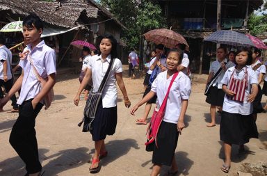 ဒုက္ခသည်ကလေးများ ထိုင်းကျောင်းများတွင် ပညာသင်ခွင့်ရရေး ကရင်အဖွဲ့များ တောင်းဆို   သတင်းနှင့် မီဒီယာ ကွန်ရက်။ ၂၀၂၆ ခုနှစ်၊ ဩဂုတ်လ ၂၄ ရက်။   ထိုင်း-မြန်မာနယ်စပ်ရှိ ဒုက္ခသည်စခန်းများတွင် နေထိုင်နေသည့် ကျောင်းနေအရွယ် ကလေးများကို ကန့်သတ် ချက်များ မထားဘဲ ထိုင်းနိုင်ငံအတွင်း လွတ်လပ်စွာ ပညာသင်ကြားခွင့်ပြုရန် ကရင်အရပ်ဘက် အဖွဲ့အစည်းများ က ထိုင်းအစိုးရထံ မေတ္တာရပ်ခံ တောင်းဆိုလိုက်သည်။   မြန်မာနိုင်ငံ၏ ပြည်တွင်းစစ်ရေး ပဋိပက္ခများကြောင့် ထိုင်းနိုင်ငံအတွင်းသို့ ရောက်ရှိခိုလှုံနေသည့် ဒုက္ခသည် ကလေးငယ်များသည် စခန်းအတွင်း၌သာ ပညာသင်ကြားရမည်ဟု ထိုင်းအစိုးရက မူဝါဒဖြင့် ကန့်သတ်ထားရာ အဆိုပါ ကန့်သတ်ချက်ကို ဖြေလျော့ပေးရန် တောင်းဆိုလိုက်ခြင်း ဖြစ်သည်။   “ပညာရေးနဲ့ ပတ် သက်လာရင် ကျနော်တို့ ပညာရေး လမ်းကြောင်းကို အခွင့်အလမ်းကို ပိတ်ထားတဲ့ တစ်ချို့ ပေါ်လစီတွေ ပြုပြင် ပြောင်းလဲပေးဖို့လည်း Advocate လုပ်ပေးဖို့လည်း ကျနော်တို့ တောင်းဆိုချင်တာပေါ့နော်။”  ဟု ကရင်ဒုက္ခသည်ကော်မတီဆိုင်ရာ ပညာရေးအဖွဲ့ (KRCEE) အတွင်းရေးမှူး စောထူးကပေါ်က ပြောသည်။     “နောက်ပြီးတော့ ဒုက္ခသည်ရဲ့ status ပေါ့နော်။ ဒုက္ခသည် ကျောင်းသူ ကျောင်းသားတွေရဲ့ status ကို တရားဝင်အဖြစ်နဲ့ လက်ခံ ပြီးမှ ဒီကျောင်း တက္ကသိုလ်အဆင့်ထိပေါ့နော် ကျောင်းတက်ခွင့် opportunity တွေပေးဖို့လည်း ကျနော်တို့ တောင်းဆို ချင်တာပေါ့နော်” ဟု စောကထူးပေါ်က ဆက်ပြောသည်။       ထိုင်းအစိုးရ၏ မူဝါဒအရ ဒုက္ခသည်များသည် စခန်းပြင်ပသို့ ထွက်ခွာခွင့်မရှိဘဲ နေထိုင်ရသည့်နည်းတူ ကလေး ငယ်များမှာလည်း စခန်းပြင်ပရှိ ထိုင်းအစိုးရကျောင်းများတွင် တက်ရောက်ခွင့် မရဘဲ အခွင့်အလမ်း ကန့်သတ် ခံထားရသည်ဟု ဆိုသည်။   ယခုနှစ် ၂၀၂၆-၂၀၂၇ ပညာသင်နှစ်အတွင်း တာ့ခ်ခရိုင်၊ ထာ့ဆောင်ယန်းမြို့နယ်ရှိ မယ်လဒုက္ခသည်စခန်းမှ ကလေး ၄၆ ဦးသည် ထိုင်းအစိုးရကျောင်းတွင် တက်ရောက် ပညာသင်ကြားနေစဉ် ၎င်းတို့၏ အထောက် အထားများကို တာဝန်ရှိသူများက စိစစ်ခဲ့သည်။   ထိုသို့ စိစစ်ရာ၌ ဒုက္ခသည်စခန်းမှ ကလေးများဖြစ်နေသဖြင့် အဆိုပါ ကလေး ၄၆ ဦးအနက် ၁၃ ဦးကို ဩဂုတ်လ ဆန်းမှစတင်၍ ကျောင်းရပ်နားရန် ထိုင်းပြည်ထဲရေးဝန်ကြီးဌာန (MOI) က ညွှန်ကြားခဲ့ပြီး ကျန်ရှိသူ ၃၃ ဦးကို လည်း အထောက်အထားများ ဆက်လက် စိစစ်နေသည်။   ကရင်လူ့အခွင့်အရေးအဖွဲ့ (KHRG) ပြောရေးဆိုခွင့်ရှိသူ စောအဲလ်ဘတ်က “ပြောရမယ်ဆိုလို့ရှိရင် ဒုက္ခသည်မှာ လည်း ပညာရေးကျောင်းတွေတော့ ရှိပါတယ်။ သို့ပေသော်ငြားလည်း ကလေးတွေက အပြင် ထွက်ပြီးတော့မှ ပညာသင်ခွင့်ရှိသင့်တဲ့ အနေအထား ရှိရမယ့် အနေအထားမျိုးလည်း ဖြစ်တယ်ပေါ့ နော်။ ဆိုတော့ ဒါကြောင့်မို့ အထူးသဖြင့် ကလေးတွေရဲ့ ပညာသင်ခွင့်ပေါ့နော် နိုင်ငံတကာကလည်း ဒါလေးကို ကြည့်ကြပ်မတ်ပြီးမှ ဒီထက် ပိုကောင်းတဲ့ ပညာသင့်ခွင့် အခွင့်အရေးတွေ access to education ပိုပြီးတော့မှ ကလေးတိုင်း လက်လှမ်းမီလ ာအောင် လုပ်ပေးသင့် တယ်လို့တော့ ကျနော်ပြောချင်ပါတယ်” ဟု ပြောသည်။   ၎င်းက ဆက်လက်၍ “အဓိကကတော့ ကလေးတွေရဲ့ ပညာရေးကတော့ Education Without Border ပေါ့ နော် ကျနော်တို့ ပြောမယ်ဆိုလို့ရှိရင် ပညာသင်ခွင့် ကတော့ အကန့်အသတ် ဘာနဲ့မှ ကန့်သတ်ထားလို့ မရဘူး ပေါ့နော်။ အထူးသဖြင့်ကတော့ အခုလက်ခံထားပြီးမှ ပြန်ပြီးမှ ငြင်းပယ်လိုက်တဲ့ ဆိုတဲ့အပေါ်မှာ ကလေးတွေ ကို ပိုထိခိုက် တယ်ပေါ့နော်။ အထူးသဖြင့် ဒီပညာသင်ခွင့် အခွင့်အရေးပေါ့နော်။ access to education က သူတို့အတွက် ပိုပြီးတော့မှ အဲလိုမျိုး ထိခိုက်တာပေါ့နော်။ နောက်တစ်ခုက အခုဆိုလို့ရှိရင်လကလည်း ပညာ သင်နှစ်ကလည်း သုံးလေးလ လောက်ရှိသွားပြီဆိုတော့ ကလေးတွေက တစ်ခြားကျောင်းပြောင်းဖို့အတွက် အခက်အခဲတစ်ခုဖြစ်သွား တာပေါ့နော်” ဟု ထောက်ပြထားသည်။   လက်ရှိတွင် ကျောင်းရပ်နားခံရသည့် ကျောင်းသူ/သားများ ကျောင်းပြန်တက်နိုင်ရန် မိဘများက ထိုင်းပညာရေး ဌာန (MOE) သို့ အသနားခံစာ ပေးပို့ထားသည်။   အခြားတစ်ဖက်တွင်လည်း ဒုက္ခသည်များကို စခန်းပြင်ပထွက်၍ အလုပ်လုပ်ခွင့်ပြုထားသကဲ့သို့ ကလေးငယ်များ ကိုလည်း စခန်းပြင်ပရှိ ထိုင်းကျောင်းများတွင် ပညာသင်ကြားခွင့် ရရှိစေလိုကြောင်း KRCEE က မျှော်လင့်နေ သည်။   စောထူးကပေါ်က “ဒီ အခု Right to Work နဲ့ ဒုက္ခသည် စခန်းသူ စခန်းသားတွေကို အပြင်မှာ အလုပ်ထွက် လုပ် ဖို့ အခွင့်အလမ်းပေးတဲ့အချိန်မှာ ဒီလိုမျိုး ပြောင်းလဲမှု အခြေအနေမှာ ကျနော်တို့လည်း ဒီပညာရေးဖက် မှာလည်း ပြောင်းလဲမှုတစ်ခုခု အရွေ့တစ်ခုခု အကောင်းဖက်မှာ အရွေ့တစ်ခုခု ရှိဖို့အတွက်လည်း ကျနော်တို့ဖက် မှာလည်း လုပ်တာဖြစ်တာပေါ့နော်။ ဒီထိုင်းအာဏာပိုင်တွေက ကျနော်တို့ ဒီဒုက္ခသည် Document နဲ့ လက် ခံရင်တော့ ပိုကောင်းတယ်” ဟု ပြောသည်။   လက်ရှိတွင် ထိုင်းအစိုးရ၏ မူဝါဒဆိုင်ရာ ကန့်သတ်ချက်များကြောင့် ဒုက္ခသည်စခန်းများမှ ကျောင်းနေအရွယ် ကလေးများမှာ အခြေခံပညာရေးနှင့် အဆင့်မြင့်ပညာရေးကို လွတ်လပ်စွာ သင်ကြားခွင့် မရဘဲ ဖြစ်နေရသဖြင့် မိဘများအကြား ကလေးများ၏ အနာဂတ်အတွက် စိုးရိမ်မှုများ မြင့်တက်လျက်ရှိသည်။   ဓါတ်ပုံ - KRCEE (ပုံဟောင်း)   #Refugee #education #Thailand #KRCEE