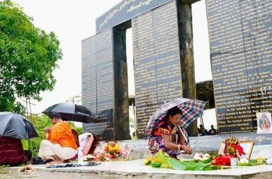 မောင်တော၌ ဟိန္ဒူများ အစုလိုက်အပြုံလိုက် အသတ်ခံရမှု ၉ နှစ်ပြည့် အခမ်းအနား ကျင်းပ   သတင်းနှင့် မီဒီယာ ကွန်ရက်။ ၂၀၂၆ ခုနှစ်၊ ဩဂုတ်လ ၂၅ ရက်။   ရခိုင်ပြည်၊ မောင်တောမြို့နယ်၊ ခမောင်းဆိပ်မြို့၊ ရဲဘောက်ကျာကျေးရွာ၌ ၂၀၁၇ ခုနှစ် ဩဂုတ်လ ၂၅ ရက်နေ့က ဟိန္ဒူဘာသာဝင်များ အစုလိုက်အပြုံလိုက် သတ်ဖြတ်ခံရမှု ၉ နှစ်ပြည့် ဝမ်းနည်းအောက်မေ့ဖွယ် အခမ်းအနားကို ယနေ့တွင် အဆိုပါကျေးရွာ၌ ကျင်းပခဲ့သည်။   အခမ်းအနားတွင် လွန်ခဲ့သည့် ၉ နှစ်က အစုလိုက်အပြုံလိုက် အသတ်ခံခဲ့ရသည့် မိသားစုဝင်များ၊ ဆွေမျိုးများနှင့် ဒေသခံများ ပါဝင်တက်ရောက်ခဲ့ကြပြီး အသက်ဆုံးရှုံးခဲ့ရသူများအတွက် ဆုတောင်းမေတ္တာ ပို့သခြင်း၊ အမျှဝေ ခြင်းနှင့် ဝမ်းနည်းခြင်း အထိမ်းအမှတ် အစီအစဉ်များကို ဆောင်ရွက်ခဲ့ကြသည်။   အာရက္ခတပ်တော် (AA) နှင့် နီးစပ်သည့် ဒေသခံတစ်ဦးက “ဒီကိစ္စတွေကို နိုင်ငံတကာကလည်း သိအောင်၊ မိသား စုတွေကလည်း သတိရတာတွေ ကျင်းပချင်တာတွေရှိလို့ လုပ်ဆောင်တာပါ။ ၂၀၁၇ ခုနှစ်၊ ဩဂုတ် ၂၅ ရက်နေ့ က ဖြစ်ပွားခဲ့တဲ့ ဖြစ်စဉ်ကို စိတ်မကောင်းစွာဖြင့် အမြဲအမှတ်ရနေကြတယ်။ တပ်တော်ကလည်း ဒါထက် ဂရု စိုက်ပြီး လုံခြုံရေးတွေ ပိုလုပ်နေပါတယ်” ဟု ပြောသည်။   အဆိုပါဖြစ်စဉ်အတွင်း သေဆုံးခဲ့သူများကို အောက်မေ့သတိရစေရေး အပါအဝင် ဒေသအတွင်း ARSA အဖွဲ့၏ အကြမ်းဖက် လှုပ်ရှားမှုများ အပါအဝင် အလားတူ သွေးထွက်သံယို ဖြစ်စဉ်များ ထပ်မံမဖြစ်ပွားစေရေးအတွက် ULA/AA တာဝန်ရှိသူများက လုံခြုံရေးဆိုင်ရာ အသိပေးပြောကြားမှုများ ပြုလုပ်ခဲ့ကြသည်။   ထို့ပြင် အဆိုပါ ဝမ်းနည်းဖွယ် ဖြစ်စဉ်ကို အောက်မေ့သတိရစေရန် စိုက်ထူထားသည့် မော်ကွန်းကျောက်တိုင်နှင့် အထိမ်းအမှတ်နေရာများကို အကောင်းဆုံး ပြန်လည်မွမ်းမံ ထိန်းသိမ်းသွားမည်ဖြစ်ပြီး၊ နောင်လာနောက်သား များ သတိပြုနိုင်ရန် သမိုင်းမှတ်တမ်းအဖြစ် ထိန်းသိမ်းထားမည်ဟု ULA/AA တာဝန်ရှိသူများက ဆိုသည်။   မောင်တော ဒေသခံတစ်ဦးကလည်း “ဒီဖြစ်စဉ်က သေဆုံးသွားခဲ့ရတဲ့ မိသားစုတွေအတွက် ဘယ်တော့မှ မေ့လို့ မရနိုင်တဲ့ ဝမ်းနည်းစရာ သမိုင်းဆိုးတစ်ခုပါ။ အဲဒီတုန်းက ရက်ရက်စက်စက် သတ်ဖြတ်ခံခဲ့ရသူတွေကို သတိရ လွမ်းဆွတ်လွန်းလို့ အခုလို ၉ နှစ်ပြည့် အခမ်းအနား ကျင်းပတာ ဖြစ်သလို၊ ဒီဖြစ်ရပ်ဆိုးတွေကို နိုင်ငံတကာက လည်း သတိထားမိအောင် ဆုတောင်းပွဲ လုပ်တာဖြစ်ပါတယ်” ဟု ပြောသည်။   ပြီးခဲ့သည့် ၂၀၂၅ ခုနှစ်နှင့် ၂၀၂၆ ခုနှစ်အတွင်း မောင်တောခရိုင်အတွင်း၌ တိုက်ပွဲများနှင့် နယ်မြေရှင်းလင်းရေးများ ဆက်လက် ဖြစ်ပွားခဲ့သဖြင့် ဒေသခံများအနေဖြင့် လုံခြုံရေးဆိုင်ရာ သတိပေးချက်များကို လိုက်နာကြရန်နှင့် လက်နက်ကိုင် အဖွဲ့အစည်းများ၏ မသင်္ကာဖွယ် လှုပ်ရှားမှုများကို အမြဲမပြတ် စောင့်ကြည့် သတင်းပို့ကြရန် ULA/AA ဘက်က ထပ်မံ တိုက်တွန်းထားသည်။   ဓာတ်ပုံ - Crd   #မောင်တော #ဟိန္ဒူ