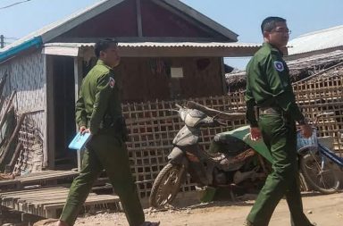 စစ်တွေ၌ စစ်တပ် အင်အားဖြည့်တင်းပြီး မွတ်ဆလင်ရွာများမှ စစ်မှုထမ်းခေါ်ယူမှု တိုးမြှင့်   သတင်းနှင့် မီဒီယာ ကွန်ရက်။ ၂၀၂၆ ခုနှစ်၊ ဩဂုတ်လ ၂၆ ရက်။   စစ်တပ် ထိန်းချုပ်ထားသည့် ရခိုင်ပြည်၊ စစ်တွေမြို့တွင် စစ်တပ်က အင်အား ရာချီ ထပ်မံဖြည့်တင်း ထားပြီး မွတ်ဆလင် ကျေးရွာများမှ လူငယ်များကိုပါ စစ်မှုထမ်းရန် စစ်တပ်က အတင်းအဓမ္မ ဖိအားပေး ညွှန်ကြားထားကြောင်း ဒေသခံ စစ်ရေး သတင်းအရင်းအမြစ်များက ပြောသည်။   စစ်တွေမြို့ရှိ စစ်အုပ်စုတပ် စခန်းများနှင့် ရှေ့တန်းတပ်ရင်းများသို့ ရေကြောင်းမှတစ်ဆင့် စစ်အင်အား ၈၀၀ ခန့် ပို့ဆောင်ခဲ့ပြီး မြို့အခြေစိုက် ခမရ (၃၅၄)၊ ခလရ (၃၄၄) နှင့် ခလရ (၂၃၂) တပ်ရင်းများတွင် အင်အားများ ဖြန့်ခွဲ ထားသည်။   စစ်တွေ့ ဒေသခံတစ်ဦးက “အခု စစ်အင်အား တစ်ထောင်နီးပါးစစ်တွေကိုရောက်တယ် ရန်ကုန်မြို့ကနေ စစ် သင်္ဘော၊ ကုန်တင်သင်္ဘောတွေနဲ့ လက်နက်ခဲယမ်းနဲ့အတူ ပို့ထားတာပါ။ စစ်တွေ ဒေသခံတွေ အကုန်မြင်တွေ့ နေရတာပဲ။ တမြို့လုံး စစ်သားတွေပဲ မြင်ရတယ်” ဟု ပြောသည်။   ထို့ပြင် စစ်တွေမြို့၊ အောင်မင်္ဂလာရပ်ကွက်နှင့် ဆက်စပ်နေသော မွတ်ဆလင် ရပ်ကွက် ၅ ခုမှ လူငယ်များကို ပြည်သူ့စစ် စစ်သင်တန်းတက်ရောက်ရန် အိမ်ထောင်စုတစ်စုလျှင် တစ်ဦးနှုန်းဖြင့် အတင်းအဓမ္မ ခေါ်ဆောင် လျက်ရှိသည်။   စစ်တွေ ဒေသခံ စစ်ရေး သတင်းအရင်းအမြစ် အမျိုးသားတစ်ဦးက “စစ်တွေမြို့ပြင်က မွတ်ဆလင်ရွာတွေက စစ်မှုထမ်းတပ်သားတွေပေးနေရပါပြီ။ တချို့ထွက်ပြေးနေကြတယ်။ ညဘက် ဝင်ဖမ်းတာတွေရှိတယ်။ အောင် မင်္ဂလာ ရက်ကွက်နဲ့ ရက်ကွက် ၅ ခုကလည်း တစ်လကို မွတ်ဆလင် ၂၀ ပေးရမယ်လို့သိထားတယ်” ဟု ပြော သည်။   မွတ်ဆလင် စစ်မှုထမ်းများ ခေါ်ယူသည့် အစီအစဉ်ကို ပြီးခဲ့သည့် ဇူလိုင်လ ၂၉ ရက်နေ့က ရခိုင်ပြည် လုံခြုံရေးနှင့် နယ်စပ်ရေးရာဝန်ကြီး၊ ဒေသကွပ်ကဲမှုစစ်ဌာနချုပ် (ဒကစ) မှူးနှင့် မွတ်ဆလင် ရပ်ကွက်လူကြီး ၂၂ ဦးတို့ အစည်း အဝေးပြုလုပ်၍ ဆုံးဖြတ်ခဲ့ခြင်း ဖြစ်သည်ဟု နီးစပ်သူများ၏ ပြောပြချက်အရ သိရသည်။   လက်ရှိတွင် အောင်မင်္ဂလာရပ်ကွက် အပြင် သဲချောင်း၊ ဘုမေ၊ သက္ကယ်ပြင် စသည့် မွတ်ဆလင် ကျေးရွာများ တွင်လည်း ဒကစ ပြည်သူ့စစ်တာဝန်ခံ၏ လက်မှတ်ဖြင့် စစ်မှုထမ်း ဆင့်ခေါ်စာများ ထုတ်ပြန်ထားသည်။   စစ်အုပ်စုတပ်သည် စစ်တွေမြို့ကို ကာကွယ်ရန်အတွက် မွတ်ဆလင် လူငယ်များကို စစ်မှုထမ်းသင်တန်း ဆက် တိုက်ခေါ်ယူနေခြင်းဖြစ်ပြီး သင်တန်းသားများအတွက် လစဉ်ကြေးများကိုလည်း အတင်းအဓမ္မ ကောက်ခံလျက် ရှိသည်ဟု ဆိုသည်။   စစ်အုပ်စုတပ်သည် စစ်မှုထမ်းဥပဒေ စတင်အတည်ပြုသည့် ၂၀၂၄ ခုနှစ်မှစ၍ စစ်တွေမြို့နယ်ရှိ မွတ်ဆလင်များ ကို ရန်ဖန်ရံခါ ခေါ်ယူခဲ့ပြီး ယခင်ကလည်း ရပ်ကွက်တစ်ခုလျှင် လူ ၃၀ အထိ ခေါ်ယူခဲ့ဖူးသည်။   ထို့ပြင် ပါဒလိတ်တပ်ရင်း၊ ဒကစ အနီးရှိ နာရီကန်တပ်ရင်းနှင့် ရေချမ်းပြင်အနီးရှိ တပ်ရင်းများသို့ စစ်ကားများ ဖြင့် အင်အားများ ပို့ဆောင်ဖြန့်ကြက်ထားသည့်အပြင် ရွှေမင်းဂံ ရေတပ်အနီးတွင်လည်း စစ်ရေယာဉ် အများ အပြား နေရာချထားသည်။   လက်ရှိတွင် တိုက်ပွဲများ ဖြစ်ပွားခြင်း မရှိသေးသော်လည်း စစ်အုပ်စုတပ်၏ စစ်ရေယာဉ်များမှ လက်နက်ကြီး များ ပစ်ခတ်မှုရှိနေသည်ဟု စစ်တွေဒေသခံများက ပြောသည်။   ပြီးခဲ့သည့် ဇူလိုင်လအတွင်းက စစ်တွေမြို့နယ်၊ ရေချမ်းပြင်ကျေးရွာအနီးသို့ အာရက္ခတပ်တော် (AA) က ချဉ်း ကပ် ထိုးစစ်ဆင် တိုက်ခိုက်ခဲ့ပြီးနောက် စစ်အုပ်စုတပ်ဘက်က အင်အား အလုံးအရင်း ထပ်မံ ဖြည့်တင်းလာခြင်း ဖြစ်သဖြင့် နှစ်ဖက် စစ်ရေးအခြေအနေ ပိုမို တင်းမာလျက်ရှိသည်။   #AA #စစ်တွေ #မွတ်ဆလင် #စစ်တပ် ဓာတ်ပုံ - Crd