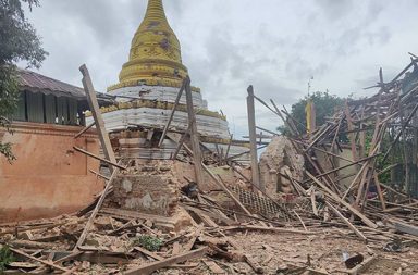 ရွှေကူနှင့် ကသာ၌ စစ်တပ်က လေကြောင်းမှ ဗုံးကြဲပြီး လက်နက်ကြီးဖြင့် ပစ်ခတ်၍ အရပ်သားများ သေဆုံး   သတင်းနှင့် မီဒီယာ ကွန်ရက်။ ၂၀၂၆ ခုနှစ်၊ ဩဂုတ်လ ၂၆ ရက်။   ကချင်ပြည်နှင့် စစ်ကိုင်းတိုင်း အစပ်ရှိ ရွှေကူနှင့် ကသာမြို့နယ်များတွင် စစ်အုပ်စုတပ်၏ ရေကြောင်းစစ်ကြောင်း လုံခြုံရေးယူပေးသည့် လေကြောင်း ဗုံးကြဲမှုများနှင့် လက်နက်ကြီး ပစ်ခတ်မှုများကြောင့် ကလေးငယ်များ အပါအဝင် အပြစ်မဲ့ အရပ်သားပြည်သူများ ထပ်မံ သေဆုံးခဲ့ရသည်။   မန္တလေးမှ ဧရာဝတီမြစ်ကြောင်းအတိုင်း ဆန်တက်လာသည့် စစ်အုပ်စုတပ်၏ လက်နက်၊ ခဲယမ်းနှင့် ရိက္ခာ တင်ဆောင်လာသော သင်္ဘော ၁၄ စီးပါ စစ်ကြောင်းသည် ဩဂုတ်လ ၂၅ ရက် ညနေပိုင်းတွင် ကသာမြို့သို့ ရောက်ရှိလာခဲ့ပြီး၊ အဆိုပါ သင်္ဘောများ၏ ဘေးကင်းရေးအတွက် လိုက်ပါလာသည့် စစ်အုပ်စု လေကြောင်းနှင့် မြို့အတွင်းရှိ တပ်ရင်းများက အနီးဝန်းကျင် ကျေးရွာများကို ဆက်တိုက် ပစ်ခတ်တိုက်ခိုက်ခဲ့ခြင်း ဖြစ်သည်။   ဩဂုတ်လ ၂၃ ရက်နှင့် ၂၄ ရက်များတွင် ရွှေကူမြို့အနီး ဧရာဝတီမြစ်တစ်ဘက်ကမ်းရှိ ကျွန်းတော်ကျေးရွာ အတွင်းသို့ စစ်အုပ်စုတပ်၏ လက်နက်ကြီး ကျရောက် ပေါက်ကွဲခဲ့၍ ကလေးငယ်တစ်ဦး အပါအဝင် အရပ်သား ၄ ဦး သေဆုံးခဲ့သည်။   ရွှေကူမြို့ခံတစ်ဦးက “စစ်တပ်က လေယာဉ်နဲ့ ဗုံးကြဲနေတော့ နေ့တိုင်းပဲနော်။ ၂၃၊ ၂၄၊ ၂၅ ဆက်တိုက်ကို ကြဲ တာ။ တိုက်ပွဲကလည်း မနေ့ကရော ဒီနေ့ရော ဆက်တိုက်ဖြစ်တယ်။ တိုက်ပွဲက မြို့နားပိုနီးနီးလာတော့ အသံ တွေ ပိုကျယ်လာတယ်။ အသံစုံပဲ ကြားနေရတာ။ လက်နက်ကြီးတွေနဲ့ ရမ်းသမ်းပစ်နေတော့ ရွာတွေထဲ ကျပြီး အပြစ်မဲ့တဲ့ ကလေးတွေပါ သေကုန်ကြရတာ” ဟု ပြောသည်။     ထို့ပြင် ကသာနယ်အတွင်း သင်္ဘောများ ဆိုက်ကပ်စဉ် ကသာနှင့် ထီးချိုင့်အစပ်ရှိ ကလုံကျေးရွာအပြင် ဝက်လက် မြို့နယ် ကမ်းဖြူကျေးရွာများကိုလည်း စစ်အုပ်စု လေယာဉ်များက ဗုံးကြဲတိုက်ခိုက်ခဲ့သဖြင့် အရပ်သား ၁ ဦး သေဆုံးကာ ၂ ဦး ဒဏ်ရာရရှိခဲ့သည်။   ကသာ - ရွှေကူနယ်မြေခံတစ်ဦးက “စစ်တပ်သင်္ဘောတွေ ထွက်လာကတည်းက လေယာဉ်နဲ့ တောက်လျှောက် ဗုံးကြဲတာ။ စေတီပုထိုး၊ ဓမ္မာရုံ ဘာမှလည်း မရှောင်ဘူး၊ မဲမဲမြင်ရာ အကုန်လိုက်ကြဲနေတာ။ မနေ့ညနေကဆို ကသာမှာ သင်္ဘောတွေ ကပ်ထားတော့ တစ်ခွင်လုံး လေယာဉ်သံတွေ၊ ဗုံးသံတွေနဲ့ ဆူညံနေတာပဲ။ စီသော်ရွာက ဓမ္မာရုံဆိုရင်လည်း လေယာဉ်နဲ့ ပစ်သွားလို့ လုံးဝ ပျက်စီးသွားပြီ” ဟု ပြောသည်။   ပြီးခဲ့သည့် ရက်ပိုင်းကလည်း ပလောင်တောင်-တော်လှန်ရွာ လမ်းကြောင်းတွင် သွားလာနေသည့် မော်တော်ယာဉ် တစ်စီးကို စစ်တပ်က ပစ်ခတ်ခဲ့သဖြင့် ကားဆရာတစ်ဦး သေဆုံးခဲ့သေးသည်။   ကသာဒေသခံ တော်လှန်ရေး ရဲဘော်တစ်ဦးက “စစ်တပ်က လက်နက်နဲ့ ရိက္ခာတွေ တင်လာတဲ့ သင်္ဘောတွေ ကသာဆိပ်ကမ်းမှာ ကပ်တုန်း လုံခြုံရေးအတွက်ဆိုပြီး မြစ်ကမ်းဘေးရွာတွေကို လေယာဉ်နဲ့ တောက်လျှောက် ဗုံးကြဲတာ။ အဲ့ဒီမှာ ထိပြီဆိုရင် စစ်ရေးနဲ့ မဆိုင်တဲ့ အရပ်သားတွေပဲ ထိတာဗျ” ဟု ပြောသည်။   လက်ရှိတွင် ရွှေကူမြို့အတွင်း၌ စစ်အုပ်စုတပ်က စစ်သင်္ဘောများ လုံခြုံရေးအတွက် လူ၊ ကားနှင့် ရေမော်တော် များအား အတင်းအဓမ္မ ချောဆွဲနေသလို၊ တိုက်ပွဲ အရှိန်ကြောင့် မြို့ခံများ ဘေးလွတ်ရာသို့ ထွက်ပြေးနေကြ ရသဖြင့် မြို့တွင်း၌ လူသူကင်းမဲ့နေချိန် အခွင့်ကောင်းယူကာ ဓားထောက် လုယက်မှုများပါ ဖြစ်ပွားလျက်ရှိသည်။   ရွှေကူမြို့နယ်အတွင်း ဇွန်လ ၁၁ ရက်မှစ၍ ဖြစ်ပွားခဲ့သော တိုက်ပွဲများနှင့် စစ်အုပ်စုတပ်၏ လေကြောင်း၊ လက် နက်ကြီး ပစ်ခတ်မှုများကြောင့် လက်ရှိအချိန်အထိ အပြစ်မဲ့ အရပ်သား ၁၅ ဦးထက်မနည်း သေဆုံးခဲ့ပြီး ဖြစ် သည်။   အခြေအနေများ ပိုမို ဆိုးရွားလာနိုင်သဖြင့် ဧရာဝတီမြစ်ကမ်းဘေး နေထိုင်ကြသည့် ပြည်သူများအနေဖြင့် လေကြောင်းနှင့် လက်နက်ကြီး အန္တရာယ်မှ ဘေးကင်းစေရန် အမြန်ဆုံး ရှောင်ရှားပေးကြရန် ဒေသတွင်း ပြည်သူ့အုပ်ချုပ်ရေး အဖွဲ့များက သတိပေး ထုတ်ပြန်ထားသည်။   #ရွှေကူတိုက်ပွဲ   ဓာတ်ပုံ - Crd