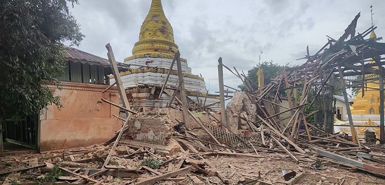 ရွှေကူနှင့် ကသာ၌ စစ်တပ်က လေကြောင်းမှ ဗုံးကြဲပြီး လက်နက်ကြီးဖြင့် ပစ်ခတ်၍ အရပ်သားများ သေဆုံး   သတင်းနှင့် မီဒီယာ ကွန်ရက်။ ၂၀၂၆ ခုနှစ်၊ ဩဂုတ်လ ၂၆ ရက်။   ကချင်ပြည်နှင့် စစ်ကိုင်းတိုင်း အစပ်ရှိ ရွှေကူနှင့် ကသာမြို့နယ်များတွင် စစ်အုပ်စုတပ်၏ ရေကြောင်းစစ်ကြောင်း လုံခြုံရေးယူပေးသည့် လေကြောင်း ဗုံးကြဲမှုများနှင့် လက်နက်ကြီး ပစ်ခတ်မှုများကြောင့် ကလေးငယ်များ အပါအဝင် အပြစ်မဲ့ အရပ်သားပြည်သူများ ထပ်မံ သေဆုံးခဲ့ရသည်။   မန္တလေးမှ ဧရာဝတီမြစ်ကြောင်းအတိုင်း ဆန်တက်လာသည့် စစ်အုပ်စုတပ်၏ လက်နက်၊ ခဲယမ်းနှင့် ရိက္ခာ တင်ဆောင်လာသော သင်္ဘော ၁၄ စီးပါ စစ်ကြောင်းသည် ဩဂုတ်လ ၂၅ ရက် ညနေပိုင်းတွင် ကသာမြို့သို့ ရောက်ရှိလာခဲ့ပြီး၊ အဆိုပါ သင်္ဘောများ၏ ဘေးကင်းရေးအတွက် လိုက်ပါလာသည့် စစ်အုပ်စု လေကြောင်းနှင့် မြို့အတွင်းရှိ တပ်ရင်းများက အနီးဝန်းကျင် ကျေးရွာများကို ဆက်တိုက် ပစ်ခတ်တိုက်ခိုက်ခဲ့ခြင်း ဖြစ်သည်။   ဩဂုတ်လ ၂၃ ရက်နှင့် ၂၄ ရက်များတွင် ရွှေကူမြို့အနီး ဧရာဝတီမြစ်တစ်ဘက်ကမ်းရှိ ကျွန်းတော်ကျေးရွာ အတွင်းသို့ စစ်အုပ်စုတပ်၏ လက်နက်ကြီး ကျရောက် ပေါက်ကွဲခဲ့၍ ကလေးငယ်တစ်ဦး အပါအဝင် အရပ်သား ၄ ဦး သေဆုံးခဲ့သည်။   ရွှေကူမြို့ခံတစ်ဦးက “စစ်တပ်က လေယာဉ်နဲ့ ဗုံးကြဲနေတော့ နေ့တိုင်းပဲနော်။ ၂၃၊ ၂၄၊ ၂၅ ဆက်တိုက်ကို ကြဲ တာ။ တိုက်ပွဲကလည်း မနေ့ကရော ဒီနေ့ရော ဆက်တိုက်ဖြစ်တယ်။ တိုက်ပွဲက မြို့နားပိုနီးနီးလာတော့ အသံ တွေ ပိုကျယ်လာတယ်။ အသံစုံပဲ ကြားနေရတာ။ လက်နက်ကြီးတွေနဲ့ ရမ်းသမ်းပစ်နေတော့ ရွာတွေထဲ ကျပြီး အပြစ်မဲ့တဲ့ ကလေးတွေပါ သေကုန်ကြရတာ” ဟု ပြောသည်။     ထို့ပြင် ကသာနယ်အတွင်း သင်္ဘောများ ဆိုက်ကပ်စဉ် ကသာနှင့် ထီးချိုင့်အစပ်ရှိ ကလုံကျေးရွာအပြင် ဝက်လက် မြို့နယ် ကမ်းဖြူကျေးရွာများကိုလည်း စစ်အုပ်စု လေယာဉ်များက ဗုံးကြဲတိုက်ခိုက်ခဲ့သဖြင့် အရပ်သား ၁ ဦး သေဆုံးကာ ၂ ဦး ဒဏ်ရာရရှိခဲ့သည်။   ကသာ - ရွှေကူနယ်မြေခံတစ်ဦးက “စစ်တပ်သင်္ဘောတွေ ထွက်လာကတည်းက လေယာဉ်နဲ့ တောက်လျှောက် ဗုံးကြဲတာ။ စေတီပုထိုး၊ ဓမ္မာရုံ ဘာမှလည်း မရှောင်ဘူး၊ မဲမဲမြင်ရာ အကုန်လိုက်ကြဲနေတာ။ မနေ့ညနေကဆို ကသာမှာ သင်္ဘောတွေ ကပ်ထားတော့ တစ်ခွင်လုံး လေယာဉ်သံတွေ၊ ဗုံးသံတွေနဲ့ ဆူညံနေတာပဲ။ စီသော်ရွာက ဓမ္မာရုံဆိုရင်လည်း လေယာဉ်နဲ့ ပစ်သွားလို့ လုံးဝ ပျက်စီးသွားပြီ” ဟု ပြောသည်။   ပြီးခဲ့သည့် ရက်ပိုင်းကလည်း ပလောင်တောင်-တော်လှန်ရွာ လမ်းကြောင်းတွင် သွားလာနေသည့် မော်တော်ယာဉ် တစ်စီးကို စစ်တပ်က ပစ်ခတ်ခဲ့သဖြင့် ကားဆရာတစ်ဦး သေဆုံးခဲ့သေးသည်။   ကသာဒေသခံ တော်လှန်ရေး ရဲဘော်တစ်ဦးက “စစ်တပ်က လက်နက်နဲ့ ရိက္ခာတွေ တင်လာတဲ့ သင်္ဘောတွေ ကသာဆိပ်ကမ်းမှာ ကပ်တုန်း လုံခြုံရေးအတွက်ဆိုပြီး မြစ်ကမ်းဘေးရွာတွေကို လေယာဉ်နဲ့ တောက်လျှောက် ဗုံးကြဲတာ။ အဲ့ဒီမှာ ထိပြီဆိုရင် စစ်ရေးနဲ့ မဆိုင်တဲ့ အရပ်သားတွေပဲ ထိတာဗျ” ဟု ပြောသည်။   လက်ရှိတွင် ရွှေကူမြို့အတွင်း၌ စစ်အုပ်စုတပ်က စစ်သင်္ဘောများ လုံခြုံရေးအတွက် လူ၊ ကားနှင့် ရေမော်တော် များအား အတင်းအဓမ္မ ချောဆွဲနေသလို၊ တိုက်ပွဲ အရှိန်ကြောင့် မြို့ခံများ ဘေးလွတ်ရာသို့ ထွက်ပြေးနေကြ ရသဖြင့် မြို့တွင်း၌ လူသူကင်းမဲ့နေချိန် အခွင့်ကောင်းယူကာ ဓားထောက် လုယက်မှုများပါ ဖြစ်ပွားလျက်ရှိသည်။   ရွှေကူမြို့နယ်အတွင်း ဇွန်လ ၁၁ ရက်မှစ၍ ဖြစ်ပွားခဲ့သော တိုက်ပွဲများနှင့် စစ်အုပ်စုတပ်၏ လေကြောင်း၊ လက် နက်ကြီး ပစ်ခတ်မှုများကြောင့် လက်ရှိအချိန်အထိ အပြစ်မဲ့ အရပ်သား ၁၅ ဦးထက်မနည်း သေဆုံးခဲ့ပြီး ဖြစ် သည်။   အခြေအနေများ ပိုမို ဆိုးရွားလာနိုင်သဖြင့် ဧရာဝတီမြစ်ကမ်းဘေး နေထိုင်ကြသည့် ပြည်သူများအနေဖြင့် လေကြောင်းနှင့် လက်နက်ကြီး အန္တရာယ်မှ ဘေးကင်းစေရန် အမြန်ဆုံး ရှောင်ရှားပေးကြရန် ဒေသတွင်း ပြည်သူ့အုပ်ချုပ်ရေး အဖွဲ့များက သတိပေး ထုတ်ပြန်ထားသည်။   #ရွှေကူတိုက်ပွဲ   ဓာတ်ပုံ - Crd