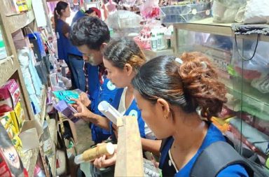 ပလက်ဝနှင့် ပုဏ္ဏားကျွန်းရှိ အလှကုန်ဆိုင်များကို AA ၏ FDA စစ်ဆေး သတင်းနှင့် မီဒီယာ ကွန်ရက်။ ၂၀၂၆ ခုနှစ်၊ ဩဂုတ်လ ၂၈ ရက်။ အာရက္ခတပ်တော် (AA) ထိန်းချုပ်ထားသည့် ချင်းပြည်၊ ပလက်ဝမြို့နယ်နှင့် ရခိုင်ပြည်၊ ပုဏ္ဏားကျွန်းမြို့နယ်တို့ အတွင်းရှိ အလှကုန်ဆိုင်များ၌ သုံးစွဲရန် မသင့်သည့် အလှကုန်များနှင့် သက်တမ်းကုန် ပစ္စည်းများ ရောင်းချနေ သည်ကို တွေ့ရှိရသဖြင့် AA ၏ အစားအသောက်နှင့် ဆေးဝါးကြီးကြပ်ရေးဌာနခွဲ (FDA) က သိမ်းဆည်း အရေး ယူမှုများ ပြုလုပ်ခဲ့သည်။ ဩဂုတ်လ ၁၄ ရက်နေ့က ပလက်ဝမြို့နယ်အတွင်းရှိ အလှကုန်ဆိုင် ၁၂ ဆိုင်ကို AA ၏ FDA မှ ကွင်းဆင်း စစ်ဆေးခဲ့ရာ သုံးစွဲရန် မသင့်သော အလှကုန်များ တွေ့ရှိသည့်ဆိုင် ၈ ဆိုင်နှင့် သက်တမ်းကုန် ပစ္စည်းများ တွေ့ရှိသည့်ဆိုင် ၉ ဆိုင်ကို တွေ့ရှိခဲ့သည်။ အလားတူ ပုဏ္ဏားကျွန်းမြို့နယ်အတွင်း အလှကုန်ဆိုင်များကို ဩဂုတ်လ ၁၁ ရက်က စစ်ဆေးခဲ့ရာတွင်လည်း သုံးစွဲရန် မသင့်သည့် အလှကုန်များ တွေ့ရှိသည့်ဆိုင် ၉ ဆိုင်နှင့် သက်တမ်းကုန် ပစ္စည်းများ တွေ့ရှိသည့်ဆိုင် ၈ ဆိုင် ရှိခဲ့သည်။ ရခိုင်ဒေသခံ အလှကုန် ရောင်းချသည့် ကုန်သည် အမျိုးသမီးတစ်ဦးက “ကျမတို့လည်း သတိထားရပါတယ်။ အခုက ရခိုင်မှာ ပြည်ပက အလှကုန်တွေ ဝင်ရောက်တာရှိတယ်။ အိန္ဒိယ ရှိတယ်၊ ထိုင်း ရှိတယ်၊ နောက် ဘင်္ဂလားဒေ့ရှ် ရှိတယ်။ သက်ဆိုင်ရာ စကားစာအရ သက်တမ်းကို ကြည့်ပြီး သတိထားရပါတယ်။ အလှအပ ကြိုက်တဲ့ အမျိုးသမီးတွေရဲ့ မျက်နှာတွေမှာ တစ်ခုခုဖြစ်သွားရင် တော်တော် စိတ်ထိခိုက်ရမယ်။ ဒါကြောင့် အခုလို စစ်ဆေးပေးတာ ကြိုဆိုပါတယ်” ဟု ပြောဆိုသည်။ ကွင်းဆင်းစစ်ဆေးစဉ် တွေ့ရှိခဲ့သည့် သုံးစွဲရန် မသင့်သော အလှကုန်များနှင့် သက်တမ်းကုန် ပစ္စည်းများကို တပါ တည်း သိမ်းဆည်းခဲ့ပြီး ဆိုင်ပိုင်ရှင်များကို ခံဝန်လက်မှတ် ရေးထိုးစေကာ တားမြစ်ကုန်ပစ္စည်းများကို ထပ်မံ ရောင်းချခြင်း မပြုကြရန် FDA က သတိပေး ပြောဆိုခဲ့သည်။ ယခုနှစ် ဖေဖော်ဝါရီလအတွင်းက အာဆီယံဒေသတွင်း နိုင်ငံများ၏ PMAS (Post-Marketing Alert System) အစီအစဉ်အရ သုံးစွဲရန် မသင့်ဟု တားမြစ်ပိတ်ပင်ထားသည့် ထိုင်း၊ မလေးရှား၊ ဖိလစ်ပိုင်၊ အင်ဒိုနီးရှားနှင့် ဘရူနိုင်းနိုင်ငံထုတ် အလှကုန်ပစ္စည်း ၂၉ မျိုးသည် ရခိုင်ပြည်အတွင်းသို့ နည်းမျိုးစုံဖြင့် ဝင်ရောက်လာနိုင် ကြောင်း ဆိုသည်။ အဆိုပါ တားမြစ် ဓာတုပစ္စည်းများ ပါဝင်သည့် အလှကုန်များကို သုံးစွဲပါက အရေပြား ယားယံခြင်း၊ ရောင်ရမ်း ခြင်း၊ အဖြူအနီကွက်များ ဖြစ်ခြင်း၊ ခန္ဓာကိုယ်အတွင်းသို့ စုပ်ယူ၍ ထုံကျဉ်ခြင်း၊ ကြွက်သား တုန်ခါခြင်း၊ ပင်ပန်း နွမ်းနယ်ခြင်းနှင့် စိတ်ကျရောဂါများ ဖြစ်ပွားနိုင်သည့်အပြင် ရေရှည် သုံးစွဲပါက ကျောက်ကပ် ပျက်စီးသည်အထိ အန္တရာယ် ဖြစ်ပေါ်စေနိုင်ကြောင်း အာရက္ခပြည်သူ့ကျန်းမာရေးဌာန က အသိပေးထားသည်။ ဓါတ်ပုံ - Crd #ပလက်ဝ #ပုဏ္ဏားကျွန်း #AA #FDA