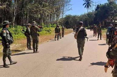 တနင်္သာရီမြို့နယ်တွင် စစ်တပ် စစ်ကြောင်းထိုး၍ တိုက်ပွဲများ ပြင်းထန်နေ သတင်းနှင့် မီဒီယာ ကွန်ရက်။ ၂၀၂၆ ခုနှစ်၊ ဩဂုတ်လ ၂၈ ရက်။ တနင်္သာရီတိုင်း၊ တနင်္သာရီမြို့နယ်တွင် စစ်တပ်က တနင်္သာရီမြစ် အောက်ဘက်ခြမ်းသို့ စစ်ကြောင်းထိုးလာ ခြင်းကြောင့် တော်လှန်ရေး ပူးပေါင်းတပ်များနှင့် စစ်ရေး တင်းမာကာ တိုက်ပွဲများ ပြင်းထန်လျက်ရှိသည်။ စစ်တပ်သည် ညောင်ပင်ကွင်းကျေးရွာရှိ ခမရ (၅၆၁) တပ်ရင်းထံ ရိက္ခာပို့ရန် တနင်္သာရီမြစ်ကြောင်း အတိုင်း အင်အားသုံး စစ်ကြောင်းထိုးလာသည့်အပြင် ဒေသခံပြည်သူများကိုလည်း လူသားဒိုင်းအဖြစ် ဖမ်းဆီး ခေါ်ဆောင်လာသောကြောင့် တနင်္သာရီမြစ် အောက်ဘက်ခြမ်းတွင် တော်လှန်ရေး ပူးပေါင်းတပ်များနှင့် စစ်ရေး တင်းမာကာ တိုက်ပွဲများ ပြင်းထန်လျက် ရှိသည်။ ဒေသခံ ပြည်သူတစ်ဦးက “စစ်အုပ်စုတပ်က မြစ်ကြောင်းအတိုင်း ရိက္ခာပို့ဖို့ စစ်ကြောင်းထိုးလာတာ။ လမ်းမှာ တွေ့တဲ့ ပြည်သူတွေကို လူသားဒိုင်းအဖြစ် ဖမ်းခေါ်သွားတော့ ပူးပေါင်းတပ်တွေနဲ့ တိုက်ပွဲတွေ ပြင်းထန်နေ တယ်။ ရွာ ၉ ရွာမက ရွာသားတွေလည်း ဘေးလွတ်ရာကို ကြိုထွက်ပြေးနေကြရတယ်။ ဖမ်းခံရသူတွေထဲမှာ သာမန် ပြည်သူအချို့ ပါသလို စစ်တပ် သတင်းပေး ဒေါက်တိုင်တွေလည်း ပိုများတယ်လို့ ကြားရတယ်” ဟု ပြောသည်။ လက်ရှိ စစ်ရေးနယ်မြေများဖြစ်သည့် ဗောဓိကမ်း၊ ဘန်လင်၊ ဘန်လော၊ ငါးမိုင်၊ ခြောက်မိုင်၊ ကျွဲထိန်းကုန်း၊ ဆင်ခေါင်း၊ သကျက်နှင့် တောင်ဘီးရွာ စသည့် ကျေးရွာ ၉ ရွာထက်မနည်းမှ ဒေသခံများအနေဖြင့် ဘေးလွတ်ရာ ကြိုတင်ရှောင်တိမ်းကြရန် မြိတ်ခရိုင် အမှတ် (၃) တပ်ရင်းက တိုက်တွန်း အသိပေးထားသည်။ ထို့ပြင် မြိတ်မြို့နယ်၊ တုံးဗျောရွာ၌ တပ်စွဲထားသည့် စစ်အုပ်စုတပ်ကိုလည်း KNU လက်အောက်ခံ KNDO တပ်ဖွဲ့ က ဩဂုတ်လ ၂၄ ရက်တွင် ပြောက်ကျားစနစ်ဖြင့် ဝင်ရောက် တိုက်ခိုက်ခဲ့ရာ စစ်အုပ်စုတပ်ဘက်မှ သေနတ်များ နှင့် ခဲယမ်းများ စွန့်ပစ်၍ ထွက်ပြေးသွားခဲ့သဖြင့် သေနတ် ၄ လက်နှင့် ခဲယမ်းအချို့ သိမ်းဆည်းရရှိခဲ့သည်။ တနင်္သာရီမြို့နယ်တွင် စစ်အုပ်စုတပ်၏ စစ်ဆင်ရေးကွပ်ကဲမှုဌာနချုပ် အမှတ် (၁၃) လက်အောက်ခံ ခမရ (၅၅၇)၊ ခမရ (၅၅၈) နှင့် ခမရ (၅၆၁) တပ်ရင်းများ အခြေစိုက်ထားပြီး ညောင်ပင်ကွင်း ခမရ (၅၆၁) သို့ ရိက္ခာပို့သည့် လမ်းကြောင်းအတိုင်း စစ်ကြောင်းထိုးလာခြင်းဖြစ်ရာ ပြီးခဲ့သည့် ၂၀၂၆ ခုနှစ် မေလကလည်း အဆိုပါ လမ်းပိုင်း၌ နှစ်ဖက် တိုက်ပွဲများ ပြင်းထန်စွာ ဖြစ်ပွားခဲ့ဖူးသည်။ စစ်အုပ်စုတပ်၏ စစ်ကြောင်းထိုးလာမှုနှင့်အတူ တနင်္သာရီမြစ်ကြောင်းတစ်လျှောက် စစ်ရေး ပိုမိုတင်းမာလာနိုင် သဖြင့် တိုက်ပွဲများအတွင်း ပြည်သူများ ထိခိုက်မှုမရှိစေရန် လုံခြုံရေး သတိထားကြပါရန် တော်လှန်ရေး ပူးပေါင်းတပ်ဖွဲ့များက နှိုးဆော်ထားသည်။ ဓါတ်ပုံ - (ထားဝယ်ဒေသခံ ပြည်သူ့ကာကွယ်ရေး တပ်ဖွဲ့ဝင်များ / Dawei PDF) #တနင်္သာရီတိုင်း