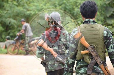 မိုးဗြဲအနီး စစ်ကြောင်းထိုးလာ၍ တိုက်ပွဲပြင်းထန်၊ လမ်းပိုင်းများ ဖြတ်သန်းခွင့် အရေးပေါ် ပိတ်ပင်   သတင်းနှင့် မီဒီယာ ကွန်ရက်။  ၂၀၂၆ ခုနှစ်၊ ဩဂုတ်လ ၂၈ ရက်။   ရှမ်း-ကရင်နီအစပ်၊ မိုးဗြဲမြို့အနီးသို့ စစ်အုပ်စုတပ်က အင်အားအလုံးအရင်းဖြင့် စစ်ကြောင်းထိုး ဝင်ရောက် လာ သောကြောင့် တော်လှန်ရေး ပူးပေါင်းတပ်များနှင့် ထိတွေ့တိုက်ပွဲများ အပြင်းအထန် ဖြစ်ပွားလျက်ရှိပြီး မိုးဗြဲ-နန်းမယ်ခုံ လမ်းပိုင်းအများစုကို ဖြတ်သန်းသွားလာခြင်း မပြုကြရန် မိုးဗြဲ PDF က အရေးပေါ် သတိပေး ထုတ်ပြန်ထားသည်။   စစ်အုပ်စုတပ်နှင့် လက်အောက်ခံ ပအိုဝ်းပြည်သူ့စစ် (PNO) ပူးပေါင်းတပ်များသည် ဩဂုတ်လ ၂၇ ရက်နေ့မှစ၍ မိုးဗြဲမြို့ အနောက်ဘက်ခြမ်း သို့ စစ်ကြောင်းထိုး ဝင်ရောက်လာခြင်းဖြစ်သည်။   ၎င်းတို့သည် လွယ်ယင်းမင်္ဂလာကျေးရွာမှတစ်ဆင့် နန်းမယ်ခုံမြို့၊ ဆင်တောင်ကျေးရွာအထိ ခြေကုပ်ယူကာ မိုးဗြဲ-နန်းမယ်ခုံ လမ်းမကြီးကို အဓိက ထိန်းချုပ်နိုင်ရေး ကြိုးပမ်းနေကြသည်။   ထိုသို့ တိုက်ပွဲများ ဆက်တိုက် ပြင်းထန်နေသဖြင့် လွယ်ဝိုင်း၊ လွယ်ယင်းတောင်ခြေ၊ လီဝိုးနှင့် နန်းမယ်ခုံဘက်သို့ ဆက်သွယ်ထားသည့် မည်သည့်လမ်းကိုမဆို လုံခြုံရေးအရ ဖြတ်သန်းသွားလာခြင်း မပြုကြရန် မိုးဗြဲ-PDF က အသိပေးထားသည်။   “စစ်ကြောင်းက လွယ်ယင်းဘက်ကနေ တက်လာတာ။ လက်နက်ကြီးကော၊ ဒရုန်းတွေပါ သုံးပြီး ပစ်ဝင်လာ တော့ ကုန်းလမ်းကော၊ တောလမ်းတွေပါ မလုံခြုံတော့ဘူး။ တိုက်ပွဲက ခဏခဏ ဖြစ်နေတာဆိုတော့ ခရီးသွား တွေ လမ်းပိုင်းထဲ ပိတ်မိမှာစိုးလို့ ပြည်သူ့ကာကွယ်ရေးတပ်က အရေးပေါ် ပိတ်လိုက်ရတာပါ” ဟု မိုးဗြဲ PDF အဖွဲ့နှင့် နီးစပ်သူတစ်ဦးက ပြောသည်။   အဆိုပါ ဒေသအတွင်းသို့ စစ်အုပ်စုတပ်သည် ပြီးခဲ့သည့် ဇူလိုင်လကတည်းက လက်နက်ကြီးများနှင့် ဒရုန်းများ အသုံးပြုကာ မကြာခဏ ပစ်ခတ်တိုက်ခိုက်ခဲ့သဖြင့် ဒေသခံ တောင်သူအများအပြားမှာ စိုက်ပျိုးထားသည့် သီးနှံများကို စွန့်ပစ်၍ ဘေးလွတ်ရာသို့ ထွက်ပြေးတိမ်းရှောင်ခဲ့ကြရသည်။   မိုးဗြဲဒေသခံ စစ်ဘေးရှောင်တစ်ဦးက “လယ်တဲတွေ၊ စိုက်ခင်းတွေကို အကုန်ပစ်ပြီး ပြေးခဲ့ရတာ။ ဇူလိုင်လ တုန်းက စစ်တပ်က လက်နက်ကြီးနဲ့ လမ်းရမ်းပစ်တော့ ခင်းထားသမျှ သီးနှံတွေလည်း ဘာမှ မသိမ်းနိုင်တော့ ဘူး။ အခု စစ်ကြောင်းက ထပ်ဝင်လာတော့ အိမ်ပြန်ဖို့ဆိုတာ ဝေးရော” ဟု ပြောသည်။   ထို့ပြင် မိုးဗြဲမြို့အတွင်းသို့ နေရပ်ပြန်လာသည့် စစ်ဘေးရှောင် ဒေသခံ ခုနစ်ဦးမှာ စစ်အုပ်စုတပ် ထောင်ထားသည့် မြေမြှုပ်မိုင်း နင်းမိသဖြင့် ဒဏ်ရာ ပြင်းထန်စွာ ရရှိခဲ့သော်လည်း စစ်အုပ်စုတပ်ဘက်က ဆေးကုသပေးခြင်း လုံးဝ မရှိခဲ့ဟု ဆိုသည်။   “နေရပ်ပြန်တဲ့ ဒေသခံတွေ မိုင်းနင်းမိတာတွေ ရှိတယ်။ ဒဏ်ရာ တော်တော်ပြင်းထန်တယ်။ စစ်တပ်က ဘာဆေး ကုသမှုမှ မလုပ်ပေးဘဲ ပစ်ထားတာ။ သူတို့ထောင်ထားတဲ့ မိုင်းတွေကြောင့် နေရပ်ပြန်ချင်တဲ့ စစ်ဘေးရှောင်တွေ ပါ အသက်အန္တရာယ် ပိုစိုးရိမ်နေရတယ်” ဟု မြေပြင် သတင်းအရင်းအမြစ်တစ်ဦးက ဆက်ပြောသည်။   လက်ရှိတွင် စစ်အုပ်စုတပ်သည် အနီးဝန်းကျင်ရှိ ကျေးရွာများအတွင်းသို့ လက်နက်ကြီးများ ဆက်တိုက် ပစ်ခတ် နေဆဲဖြစ်ပြီး မိုးဗြဲနှင့် နန်းမယ်ခုံ အစပ်တွင် စစ်ရေးအခြေအနေ တင်းမာလျက်ရှိသည်။   #မိုးဗြဲတိုက်ပွဲ