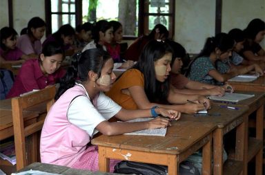 ရခိုင်တွင် Grade-12 မြန်မာစာအစား ရက္ခိုင်စာပေ သင်ရိုးသစ်နှင့် ရုံးစာရေးသားနည်းများ ထည့်သွင်းသင်ကြား သတင်းနှင့် မီဒီယာ ကွန်ရက်။ ၂၀၂၆ ခုနှစ်၊ ဩဂုတ်လ ၂၉ ရက်။ ရခိုင်ပြည်တွင် ၁၂ တန်း မြန်မာစာ ဘာသာရပ်ကို ၂၀၂၆-၂၀၂၇ ပညာသင်နှစ်မှ စတင်၍ ရက္ခိုင်စာပေ သင်ရိုးသစ်နှင့် အစားထိုးကာ အစိုးရ ရုံးစာရေးသားနည်းများပါ ထည့်သွင်းသင်ကြားပေးနေကြောင်း ဒေသခံများနှင့် ကျောင်းဆရာအသိုင်းအဝိုင်းက ပြောသည်။ အစားထိုး သင်ကြားပေးသည့် ရက္ခိုင်စာပေ ဘာသာရပ်၌ သဒ္ဒဗေဒ မိတ်ဆက်၊ နရာဓိပတိကျောက်စာ၊ စာစီစာ ကုံး ရေးသားနည်း၊ အနုသာရ ဆုံးမစာနှင့် အစိုးရ ရုံးစာရေးသားနည်းများ ပါဝင်သည်။ ထို့ပြင် ရှေးခေတ် ရက္ခိုင်စာပေ ပညာရှင်များ ရေးသားခဲ့သည့် သမိုင်းမှတ်တမ်းများ၊ ရိုးရာယဉ်ကျေးမှု ဓလေ့များ၊ ကဗျာ၊ ဆောင်းပါး၊ ဝတ္ထုနှင့် သုတ၊ ရသ ဂန္တဝင်မြောက် စာပေများကိုလည်း သင်ယူကြရမည် ဖြစ်သည်။ လက်ရှိတွင် အဆိုပါ သင်ရိုးသစ်ကို မြောက်ဦးနှင့် ကျောက်တော်မြို့တို့၌ စတင်သင်ကြားနေပြီဖြစ်ပြီး ရခိုင် တောင်ပိုင်း မြို့အချို့တွင်မူ စာအုပ်များ ရောက်ရှိပါက သင်ကြားနိုင်မည်ဖြစ်သည်။ ယခုကဲ့သို့ စာပေသင်ကြားပေးနေသည့် ရခိုင်တောင်ပိုင်းမှ ကျောင်းဆရာမတစ်ဦးက “မြန်မာစာ သင်လာတာ ကြာပြီး အခုမှ ရခိုင်စာသင်တော့ ကျောင်းသားရော ဆရာရော ခက်ခဲတယ်။ ဒါပေမယ့် ဘာဖြစ်လဲ ငါ့လူမျိုး ငါ့ပြည်နယ် ငါ့စာလေ ငါ့တို့အနာဂတ် ဒါလုပ်သင့်တယ်လို့ထင်တယ်။ ကျမတို့က ရခိုင်ပြည်က ထွက်သွားပြီး ပြည်မမှာ စာသင်လို့ရပါတယ်၊ အစိုးရဝန်ထမ်း လုပ်ခဲ့တာပါ။ ဒါပေမယ့် အခု ရခိုင်မှာ ရခိုင်ကလေးတွေကို ရခိုင်စာသင်နေတယ်၊ ဒါလောက်ပဲ ပြောပါရစေ” ဟု ပြောသည်။ ယခုကဲ့သို့ ရက္ခိုင်စာပေး သင်ရိုးသစ် အစားထိုးသင်ကြားပေးနေသည့်အပေါ် ဆရာ၊ ဆရာမများနှင့် ကျောင်းသား မိဘများက ကြိုဆိုသည်ဟု ဒေသခံများက ဆိုသည်။ ရခိုင်ကျောင်းဆရာတစ်ဦးကလည်း “ဒီလိုသင်ကြားရတာ ကောင်းပါတယ်၊ အဆင်ပြေတယ်။ ကိုယ့်ဘာသာ စကား၊ ကိုယ့်လူမျိုးရဲ့ အသုံးအနှုန်း တွေ၊ စာတွေဟာ ပျောက်နေတာ နှစ်ပေါင်းကြာခဲ့ပြီ။ အခုလိုလုပ်တာကို ထောက်ခံပါတယ်” ဟု ပြောသည်။ ပြောင်းလဲသင်ကြားသည့် အထက်တန်း ကျောင်းစာ၌ အစိုးရ ရုံးလုပ်ငန်းနှင့် ရုံးစာရေးသားနည်းများ ထည့်သွင်း ထားသဖြင့် လူငယ်များ လုပ်ငန်းခွင်သို့ ဝင်ရောက်ရာတွင် အခြေခံကျွမ်းကျင်မှုများ ရရှိနိုင်သည့်အပြင် ရုံးလုပ်ငန်းများကိုပါ ပိုမိုလွယ်ကူစွာ ဆောင်ရွက်နိုင်မည်ဖြစ်သည်။ ထို့ပြင် ကျောင်းသားများအနေဖြင့် ရုံးစာရေးသားနည်းများနှင့် ရင်းနှီးကျွမ်းဝင်လာပြီး အစိုးရဌာနများနှင့် ဆက် သွယ် ဆောင်ရွက်ရာတွင်လည်း ပိုမို ထိရောက်ကောင်းမွန်သော ဆက်ဆံရေး တည်ဆောက်နိုင်မည်ဟု ကျောင်းဆရာအသိုင်းအဝိုင်းက သုံးသပ်ကြသည်။ ဓါတ်ပုံ - Arakan Princess Media (ဘူးသီးတောင်မြို့နယ်မှ ကျောင်းသူ/သားများ) #ရခိုင်စာပေ