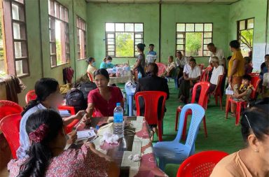 AA က စစ်တွေခရိုင်အတွင်း ငှက်ဖျားနှင့် သွေးလွန်တုပ်ကွေး ရောဂါထိန်းချုပ်ရေး ကွင်းဆင်းကုသ သတင်းနှင့် မီဒီယာ ကွန်ရက်။ ၂၀၂၆ ခုနှစ်၊ ဩဂုတ်လ ၂၈ ရက်။ ရခိုင်ပြည်၊ စစ်တွေခရိုင်အတွင်း အဖျားရောဂါ အဖြစ်များနေသည့် ကျေးရွာ ၃ ရွာနှင့် စစ်ဘေးရှောင်စခန်း ၂ ခုတို့မှ ပြည်သူ ၆၀၀ နီးပါးကို အာရက္ခတပ်တော် (AA) ၏ ကျန်းမာရေးအဖွဲ့က ကွင်းဆင်း၍ ကျန်းမာရေး စစ်ဆေး ကုသမှုများ လုပ်ဆောင်ပေးခဲ့ကြောင်း ဒေသခံများက ပြောသည်။ စစ်တွေခရိုင်အတွင်း အဖျားရောဂါ အဖြစ်များနေသည့် အဆိုပါ ကျေးရွာများနှင့် စစ်ရှောင်စခန်းများမှ ပြည်သူ ၅၉၀ ကျော်ကို ဩဂုတ်လ ၁၇ ရက်နေ့မှ ဩဂုတ်လ ၂၁ ရက်နေ့အထိ ၅ ရက်တိုင်တိုင် အခမဲ့ ဆေးကုသပေးခဲ့ ခြင်း ဖြစ်သည်။ AA နှင့် နီးစပ်သည့် ဆရာဝန်တစ်ဦးက “ငှက်ဖျားနဲ့ သွေးလွန်တုတ်ကွေးကို တတ်နိုင်သလောက် ထိန်းနေတာပါ။ စစ်တွေခရိုင်က ရွာတွေနဲ့ စစ်ရှောင်စခန်းတွေကို ကွင်းဆင်းခဲ့တယ်။ နေရာအတိအကျ ပြောလို့ အဆင်မပြေလို့ ပါ။ ကျနော်တို့ ကျန်းမာရေး အသိပေးတာပါ လုပ်ခဲ့ပါတယ်” ဟု ပြောသည်။ ထိုသို့ ကွင်းဆင်း ဆေးကုသပေးရာတွင် ဆေးဝါး ကုသပေးခြင်းအပြင် ငှက်ဖျားနှင့် သွေးလွန်တုပ်ကွေး ကာကွယ် ရေးဆိုင်ရာ ကျန်းမာရေး အသိပညာပေးခြင်းများကိုပါ ဆောင်ရွက်ပေးခဲ့ပြီး ယခုကဲ့သို့ အခမဲ့ ဆေးကုသပေးမှု များကို စဉ်ဆက်မပြတ် ဆောင်ရွက်ပေးလျက်ရှိသည်။ လက်ရှိ ရခိုင်ပြည်အတွင်း စစ်အုပ်စုတပ်၏ ကုန်းလမ်း၊ ရေလမ်း ပိတ်ဆို့ထားမှုများကြောင့် ဆေးဝါးနှင့် ကျန်းမာ ရေး ထောက်ပံ့ပစ္စည်းများ ပြတ်လပ်နေချိန်တွင် မိုးရာသီ ကာလအတွင်း ကျေးရွာများနှင့် စစ်ဘေးရှောင် စခန်းများ၌ ငှက်ဖျားနှင့် သွေးလွန်တုပ်ကွေး ကူးစက်ရောဂါများ ပိုမိုအဖြစ်များလာနေခြင်း ဖြစ်သည်။ အခမဲ့ ဆေးကုသမှုနေသည့် အပေါ် ရခိုင်ဒေသခံ လူငယ်တစ်ဦးက “အခုလို လမ်းပန်းဆက်သွယ်ရေးတွေ ပိတ်ပြီး ဆေးဝါးဝယ်ဖို့ ခက်ခဲနေတဲ့အချိန်မှာ ရောဂါတွေဖြစ်တော့ တော်တော်လေး ဒုက္ခရောက်ကြရတာပါ။ အခုလို ကျန်းမာရေးအဖွဲ့တွေ ကိုယ်တိုင် ရွာအထိ ဆေးလာကုပေးကြတဲ့အတွက် ဆေးဖိုးဝယ်ယူဖို့ အခက်အခဲရှိနေတဲ့ မိသားစုတွေနဲ့ စစ်ဘေးရှောင်တွေအတွက် အများကြီး အထောက်အကူဖြစ်တာပေါ့။ ရခိုင်က နေရာဒေသတိုင်း ကို သွားဖို့လိုပါတယ်။ အားလုံးက လိုအပ်နေတာပါ” ဟု ပြောသည်။ စစ်တွေခရိုင်အပြင် ရခိုင်ပြည်အတွင်းရှိ အခြားခရိုင်များမှ မြို့နယ်၊ ကျေးရွာများတွင်လည်း ဒေသခံ ပြည်သူများ ကို အခမဲ့ ဆက်လက်ကုသပေးသွားမည် ဖြစ်သည်ဟု ဆိုသည်။ ထို့ပြင် အဖျားရောဂါများ သာမက မျက်စိခွဲစိတ် ကုသခြင်း၊ သွားရောဂါ ဝေဒနာရှင်များအား ကုသပေးခြင်း၊ ကာ ကွယ်ဆေးထိုးပေးခြင်း၊ မိခင်နှင့်ကလေး ကျန်းမာရေး စောင့်ရှောက်မှု လုပ်ငန်းများ၊ ရောဂါကာကွယ် ထိန်းချုပ် ရေး လုပ်ငန်းများနှင့် အထွေထွေ ရောဂါဝေဒနာရှင်များကိုပါ အခြေခံ ဆေးကုသမှုများ အပြည့်အဝ လုပ်ဆောင် ပေးလျက်ရှိသည်။ ဓာတ်ပုံ - (AA Info Desk / AA ကျန်းမာရေးအဖွဲ့က စစ်တွေခရိုင်အတွင်းရှိ ဒေသခံ ပြည်သူများနှင့် စစ်ဘေး ရှောင်များအား အခမဲ့ ကွင်းဆင်း ဆေးကုသပေးနေစဉ်။) #AA #ငှက်ဖျား #သွေးလွန်တုတ်ကွေး
