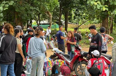 ကရင်နီ လူငယ်များ ပြည်ပထွက်ခွာမှု ပြည်နယ်တည်ဆောက်ရေးကို ထိခိုက်နိုင်ဟု IEC ပြော သတင်းနှင့် မီဒီယာ ကွန်ရက်။ ၂၀၂၆ ခုနှစ်၊ ဩဂုတ်လ ၃၀ ရက်။ စစ်အာဏာသိမ်းပြီးနောက် ၅ နှစ်အတွင်း ကရင်နီပြည်မှ လူငယ် ၇,၀၀၀ ခန့် ပြည်ပသို့ ထွက်ခွာသွားခဲ့ရာ အဆိုပါ အခြေအနေသည် အနာဂတ် ပြည်နယ် တည်ဆောက်ရေးကို ထိခိုက်လာနိုင်ကြောင်း ကရင်နီပြည် ကြားကာလ အုပ်ချုပ်ရေးကောင်စီ (IEC) က ပြောသည်။ စစ်အုပ်စု၏ အာဏာသိမ်းမှုကြောင့် ဖြစ်ပေါ်လာသည့် စစ်ဘေးဒဏ်၊ စားဝတ်နေရေး ကျပ်တည်းမှုနှင့် ပညာရေး၊ အလုပ်အကိုင် အခွင့်အလမ်း ပျောက်ဆုံးမှုများကြောင့် အသက် ၁၈ နှစ်မှ ၃၅ နှစ်ကြား လူငယ်များ အိမ်နီးချင်း ထိုင်းနိုင်ငံအပါအဝင် စင်ကာပူနှင့် မလေးရှားနိုင်ငံများသို့ ထွက်ခွာနေကြရခြင်း ဖြစ်သည်။ IEC လူငယ်ရေးရာဌာန ဌာနမှူးကြီး ခွန်းသောမတ်စ်က “ပြည်တွင်းစစ်ဒဏ်ကြောင့်ပေါ့နော် ပညာသင်ခွင့်တွေ ကလည်း မလုံခြုံမှုဖြစ်တယ်။ အလုပ်ကိုင် အခွင့်အလမ်းတွေ လည်း မယ်မယ်ရရမရှိတာ ဖြစ်တဲ့အတွက် လူငယ် အများစုက အနာဂတ်လည်း ပျောက်တယ်။ ရည်မှန်းချက်တွေလည်း ပျောက်တယ်။ အဲ့တော့ အလုပ်ကိုင် လည်း စနစ်တကျ မရှိတာဖြစ်တဲ့အတွက် နီးစပ်ရာ တခြားသော နိုင်ငံတွေမှာ တရားမဝင်သော်လည်းကောင်း၊ တရားဝင်သော်လည်းကောင်း ဝမ်းစာဖြေရှင်းနိုင်ဖို့အတွက် သွားရောက်ပြီးတော့ အလုပ်လုပ်ကိုင်ရတယ်လို့ ပြောလို့ရပါတယ်” ဟု သုံးသပ် ပြောဆိုသည်။ ထိုသို့ ထွက်ခွာသွားသူများအနက် အမျိုးသားဦးရေမှာ အမျိုးသမီးထက် ထက်ဝက်ကျော် ပိုမိုများပြားပြီး အများစုမှာ ထိုင်းနိုင်ငံတွင် ရောက်ရှိနေကြသည်။ ထိုင်းနိုင်ငံသို့ ထွက်ခွာခဲ့ရသည့် ကရင်နီလူငယ် အမျိုးသမီးတစ်ဦးက “မိသားစု အခြေအနေကလည်း အဆင်မ ပြေတဲ့ အတွက်ကြောင့်မို့လို့ စားဝတ်နေရေးအတွက် ကလေးရဲ့ ဝေယျာဝစ္စ တစ်ခုခု လုပ်ဖို့အတွက် လုံးဝ မလုံ လောက်ဘူး။ ဆန်တစ်အိတ်တောင်မှ တစ်သိန်းကျော် ဖြစ်နေတဲ့အချိန်မှာ မဖူလုံတဲ့ အနေအထား ရှိတယ်ပေါ့။ အဲ့ဒီကြောင့်မို့လို့ ဒီအနေအထားအတိုင်းဆိုရင် ငါ့မိသားစုကတော့ အဆင်မပြေနိုင်လောက်ဘူးပေါ့နော်။ ငါထိုင်း မှာ သွားရှာရင် ပိုပြီး အဆင်ပြေ နိုင်လောက်မယ် ဆိုတဲ့ အနေအထား ဖြစ်သွားတယ်ပေါ့နော်” ဟု ပြောသည်။ ထို့ပြင် အာဏာသိမ်းမှုနောက်ပိုင်း ပညာသင်ယူနိုင်သည့် လမ်းစများ ပိတ်ပင်ခံလိုက်ရခြင်းနှင့် လူငယ်များ၏ ရည်မှန်းချက်များ ပျောက်ဆုံးသွားရခြင်းကလည်း ပြည်ပထွက်ခွာရန် တွန်းအားဖြစ်စေခဲ့သည်။ အလားတူ အခြား လူငယ်အမျိုးသမီးတစ်ဦးကလည်း “အဓိကကတော့ နိုင်ငံရေးကြောင့်ပေါ့။ အရင်တုန်း ကတော့ သူများနိုင်ငံကို ထွက်မယ်၊ အလုပ်လုပ်မယ် အတွေးမျိုး မရှိခဲ့ဘူးပေါ့နော်။ ဒါပေမဲ့ မိသားစုအတွက် ပြီးရင် နိုင်ငံရေး ဖြစ်ပြီးနောက်ပိုင်း လူငယ်တွေအတွက် အခွင့်အလမ်းမရှိတော့ဘူး။ ပညာရေးလည်း ဆက် သင်လို့ မရတော့ဘူးပေါ့နော်။ အဲ့လိုနဲ့ ထွက်လာဖြစ်လိုက်တယ်” ဟု ပြောသည်။ ယခုကဲ့သို့ လူငယ်အင်အားများစွာ ပြည်ပသို့ ဆက်လက်ထွက်ခွာနေပါက ရေရှည်တွင် ပြည်နယ်နှင့် နိုင်ငံတော် တည်ဆောက်ရေးအတွက် ကြီးမားသည့် ထိခိုက်မှုများ ရှိလာနိုင်ကြောင်း ခွန်းသောမတ်စ်က ထောက်ပြသည်။ “ကျနော်တို့ ပြည်နယ်တည်ဆောက်ရေး ကိစ္စတွေမှာ အနာဂတ်မှာ ဒီလူငယ်တွေရဲ့ ခွန်အားတွေနဲ့ ကျနော်တို့ တည်ဆောက်ရမှာ ဖြစ်တယ်ပေါ့လေ။ ဆိုတော့ အဲ့ဒီလူငယ်တွေက ကျနော်တို့ ပြည်နယ်မှာ ပြည်နယ်လွတ် မြောက်ရေးတွေ၊ နိုင်ငံလွတ်မြောက်ရေးတွေ လုပ်ဆောင်တဲ့အခါမျိုးမှာ သူတို့တွေ မပါဝင်နိုင်တဲ့ အခြေအနေ မျိုးတွေ ဖြစ်လာတဲ့အခါမျိုးမှာ သက်ရောက်မှုတွေ တချို့ရှိတာပေါ့။” ကရင်နီပြည်အတွင်း အလုပ်အကိုင် အခွင့်အလမ်းများ လျော့နည်းလာခြင်းနှင့်အတူ တိုက်ပွဲများကြောင့် လမ်းပန်း ဆက်သွယ်ရေး ခက်ခဲမှုနှင့် ဒေသတွင်း လုံခြုံရေး အခြေအနေများကလည်း ဒေသခံလူငယ်များကို ပြည်ပသို့ ထွက်ခွာရန် တွန်းအားပေးသည့် အဓိက အချက်များတွင် ပါဝင်နေသည်။ ယခုကဲ့သို့ လူငယ်စွမ်းအားစုများ အမြောက်အမြား ထွက်ခွာသွားခြင်းသည် လတ်တလော စားဝတ်နေရေး အဆင်ပြေစေနိုင်သော်လည်း ရေရှည်တွင် ပြည်နယ်၏ လူမှုစီးပွား တိုးတက်ရေးနှင့် ပြန်လည် ထူထောင်ရေး လုပ်ငန်းစဉ်များအတွက် အဓိက လိုအပ်သည့် လူ့စွမ်းအားအရင်းအမြစ် ပြတ်လပ်မှုကို ကြုံတွေ့ရနိုင်ကြောင်း သုံးသပ်မှုများ ရှိနေသည်။ ဓာတ်ပုံ - (ဘန်ကောက်သို့ သွားရောက် အလုပ်လုပ်ကိုက်ကြမည့် ကရင်နီစစ်ရှောင်လူငယ်များ / Refugee man) #IEC #ကရင်နီလူငယ်