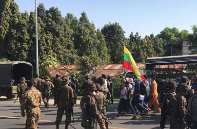 လူ့အခွင့်အရေးကာကွယ်စောင့်ရှောက်သူများကို ကာကွယ်ပေးရန် နိုင်ငံတကာသို့ တောင်းဆို သတင်းနှင့် မီဒီယာ ကွန်ရက်။ ၂၀၂၆ ခုနှစ်၊ ဩဂုတ်လ ၃၀ ရက်။ စစ်အုပ်စု၏ ပစ်မှတ်ထား စောင့်ကြည့်ခြင်း၊ နောက်ယောင်ခံလိုက်ခြင်းနှင့် မတရား ဖမ်းဆီးစစ်ဆေးခြင်းများ ကြားမှ လူ့အခွင့်အရေး ချိုးဖောက်မှုများကို မှတ်တမ်းတင်နေသည့် လူ့အခွင့်အရေး ကာကွယ်စောင့်ရှောက်သူများကို ကူညီ ထောက်ပံ့ပေးရန် ကချင်လူ့အခွင့်အရေး စောင့်ကြည့်ရေးအဖွဲ့ (KHRW) က နိုင်ငံတကာသို့ တောင်းဆိုလိုက် သည်။ အခက်အခဲ အမျိုးမျိုးကြားမှ လူ့အခွင့်အရေး ချိုးဖောက်မှုများကို မှတ်တမ်းတင် ဖော်ထုတ်နေသူများသည် စစ်အုပ်စုတပ်၏ စောင့်ကြည့်မှုများကြောင့် စိတ်ပိုင်းဆိုင်ရာ မလုံခြုံမှု၊ ရုပ်ပိုင်းဆိုင်ရာ ကျန်းမာရေး ပြဿနာ များနှင့် ရင်ဆိုင်နေရပြီး ရှင်သန်ရပ်တည်ရေးအတွက်လည်း ပိုမို ခက်ခဲလာနေခြင်း ဖြစ်သည်။ လက်ရှိ ကြုံတွေ့နေရသည့် အခြေအနေများနှင့် ပတ်သက်၍ KHRW ပြောရေးဆိုခွင့်ရှိသူ ဆိုင်းမိုင်က “အဖက် ဖက်ကနေ ပြီးတော့ သူတို့ကို စောင့်ကြည့်လေ့လာခံရတယ်။ နောက်ယောင်ခံ လိုက်ခံနေရတဲ့ အခြေအနေကြား ကနေပြီးတော့ ဒီလိုလုပ်ငန်းတွေ ဆက်ပြီးလုပ်နေရတဲ့ လူ့အခွင့်အရေး ကာကွယ်စောင့်ရှောက်သူတွေ အနေနဲ့ ရေရှည်မှာရောပေါ့နော် ကျမတို့ စိတ်ပိုင်းဆိုင်ရာ မလုံခြုံမှုတွေများလာတော့ ကျန်းမာရေး အခြေအနေတွေ စိတ်ဒဏ်ရာတွေ ပိုပိုပြီးတော့ ပင်ပန်းနွမ်းနယ်ပြီးတော့ ကျန်းမာရေး ရေရှည်အတွက်ပေါ့နော်။ စိတ်ပင်ပန်းမှု တွေ ဖိစီးမှုတွေ ပိုများလာတဲ့ အနေအထားတွေလည်း ကြုံတွေ့နေရတယ်လို့ ကျမတို့ အနေနဲ့ လုံခြုံရေး စိန်ခေါ်မှုတွေပေါ့နော်။ ဒါမျိုးတွေ ကြုံတွေ့နေရတယ် လို့ မြင်ရတယ်” ဟု ပြောသည်။ ဩဂုတ်လ ၂၇ ရက်တွင် ထုတ်ပြန်သည့် KHRW ၏ “ကြောက်ရွံ့မှုများကြား၌ တိတ်ဆိတ်စွာ ရှင်သန်ရုန်းကန် ခြင်း” အစီရင်ခံစာ၌ ကချင်ပြည်နှင့် ရှမ်းပြည် မြောက်ပိုင်းရှိ လူ့အခွင့်အရေး ကာကွယ်စောင့်ရှောက်သူများ၏ လုံခြုံရေး စိန်ခေါ်မှုများ၊ ခရီးသွားလာရေး အခက်အခဲများနှင့် ရှင်သန်ရပ်တည်ရန် အကူအညီ လိုအပ်ချက်များကို နိုင်ငံတကာသို့ တောင်းဆိုထားသည်။ ကချင်နှင့် ရှမ်းမြောက် နည်းတူ မွန်၊ ကရင်နှင့် တနင်္သာရီတိုင်းတို့တွင်လည်း စစ်အာဏာသိမ်းပြီးနောက်ပိုင်း လူ့အခွင့်အရေး ကာကွယ်စောင့်ရှောက်သူများကို စစ်အုပ်စုတပ်က ပိုမို ပစ်မှတ်ထားလာကြောင်း မွန်လူ့အခွင့် အရေး ဖောင်ဒေးရှင်း HURFOM ပရိုဂရမ် ဒါရိုက်တာ နိုင်အဲမွန်က ထောက်ပြသည်။ “အာဏာသိမ်းပြီး နောက်ပိုင်း လူ့အခွင့်အရေး ကာကွယ် စောင့်ရှောက်သူတွေ သတင်းမှတ်တမ်း တင်သူတွေ CSO ဝန်ထမ်းတွေအတွက် လုံခြုံရေး အခြေအနေက ပိုပြီး ခက်ခဲလာတာတွေ့ရတယ်။ အဓိက အန္တရာယ်တွေ ကတော့ မတရားဖမ်းဆီးတာတွေ စစ်ဆေးမေးမြန်းတာတွေ နောက်တစ်ခါ ညှင်းပန်းနှိပ်စက်တာတွေ စောင့် ကြည့်ခံရတာတွေ ဖုန်းတွေ digital device တွေကို စစ်ဆေးတာ သွားလာခွင့်ကန့်သတ်တာတွေ နောက်တစ်ခါ အွန်လိုင်း လုံခြုံရေး အန္တရာယ်တွေ ပါဝင်တာပေါ့နော်။ မတရားဖမ်းဆီးတာတွေ Target ထားတာ တွေနော် နောက်တစ်ခါ ပျောက်ဆုံးနေတာတွေ အဲ့ဒါတွေပါ ဆက်ပြီးတော့ လိုက်ရှာနေရတာတွေရှိတယ်။” ယခုကဲ့သို့ အခက်အခဲများနှင့် စိန်ခေါ်မှုများ ရှိနေသော်လည်း စစ်အုပ်စု၏ လူ့အခွင့်အရေး ချိုးဖောက်မှုများကို ဆက်လက် မှတ်တမ်းတင်နိုင်ရန် လိုအပ်နေပြီး နိုင်ငံတကာအနေဖြင့် လူ့အခွင့်အရေး ကာကွယ်စောင့်ရှောက် သူများအား ကူညီပံ့ပိုးမှုများကို ဆက်လက် ဆောင်ရွက်ပေးရန် KHRW က တောင်းဆိုထားသည်။ ဆိုင်းမိုင်က “ကျမတို့ရဲ့ ပြည်သူတွေ ကျမတို့ရဲ့ နိုင်ငံထဲက အခုကြုံတွေ့နေရတဲ့ စစ်မက်တွေကြားမှာ ဓားစာခံ ဖြစ်နေတဲ့ လူ့အခွင့်အရေးတွေ ချိုးဖောက်ခံနေရတဲ့ ပြည်သူတွေရဲ့ အခြေအနေတွေကို သတင်းအမှန်တွေ ထုတ်ဖော်ပေးနိုင်ဖို့ မှတ်တမ်းတင်နိုင်ဖို့ နောင်တစ်ချိန်မှာ ကျမတို့ ဒီဟာနဲ့ ပတ်သက်ပြီးတော့ တရားမျှတမှုတွေ ပြန်လည် ရှာဖွေနိုင်ဖို့တွေ လုပ်ဆောင်နေတဲ့ လုပ်ငန်းတွေ ဖြစ်တဲ့အတွက် ဒီဟာကို ပြန်ပြီးတော့ ကျမတို့ရဲ့ တောင်းဆိုချက်တွေကို စဉ်းစားပြီးတော့ ပြန်ပြီးတော့ လက်ခံပြီးတော့ ကူညီပေးစေချင်တယ်လို့ ပြောချင်ပါ တယ်” ဟု ဆက် ပြောသည်။ လက်ရှိ မြန်မာနိုင်ငံအနှံ့တွင် စစ်အုပ်စုတပ်က စစ်ရေးပဋိပက္ခအတွင်း ပြည်သူများကို ကျေးရွာများမှ မောင်းထုတ် ခြင်း၊ ဖမ်းဆီးနှိပ်စက် သတ်ဖြတ်ခြင်း၊ နေအိမ်များကို မီးရှို့ဖျက်ဆီးခြင်း၊ လူသားဒိုင်ခံ ပြုလုပ်ခြင်းနှင့် လူငယ်များ ကို စစ်မှုထမ်းအဖြစ် အတင်းအဓမ္မ ဖမ်းဆီးခြင်း စသည့် လူ့အခွင့်အရေး ချိုးဖောက်မှုများကို ဆက်လက် ပြုလုပ် နေသည်။ ထို့ပြင် ပဋိပက္ခ ပြင်းထန်သည့် ဒေသအချို့တွင် ဖုန်းနှင့် အင်တာနက်လိုင်းများကို ဖြတ်တောက်ကာ သတင်း အချက်အလက် စီးဆင်းမှုကို ပိတ်ဆို့ထားသကဲ့သို့ အင်တာနက် သုံးနိုင်သည့် ဒေသများတွင်လည်း နည်းပညာဖြင့် စောင့်ကြည့် စစ်ဆေးလျက်ရှိသည်။ ထို့ကြောင့် နိုင်ငံတကာ အဖွဲ့အစည်းများအနေဖြင့် အရေးယူ ဆောင်ရွက်မှုများ ထိရောက်စွာ ပြုလုပ်ပေးရန်နှင့် ကူညီထောက်ပံ့မှု ပေးအပ်ရာတွင် ကန့်သတ်ချက်များ ဖြေလျော့၍ ဒေသခံ အဖွဲ့အစည်းများနှင့် တိုက်ရိုက် ချိတ် ဆက် ပံ့ပိုးပေးရန် နယ်မြေခံအဖွဲ့အစည်းများက တောင်းဆိုထားသည်။ ဓာတ်ပုံ - (ပုံဟောင်း / Crd) #HumanRightdefender #HURFOM #KHRW