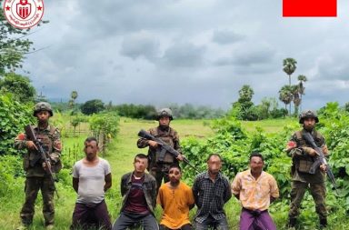 ရခိုင်-မကွေး အစပ်တွင် စစ်အုပ်စုတပ် တိုက်ခိုက်ခံရပြီး တပ်ကြပ်အပါအဝင် ၅ ဦး ဖမ်းဆီးရမိ သတင်းနှင့် မီဒီယာ ကွန်ရက်။ ၂၀၂၆ ခုနှစ်၊ ဩဂုတ်လ ၃၁ ရက်။ ရခိုင်-မကွေး အစပ် မင်းတုန်းမြို့နယ်အတွင်း နယ်မြေ ပြန်လည်ထိန်းချုပ်ရန် အင်အားအလုံးအရင်းဖြင့် စစ်ကြောင်းထိုးလာသည့် စစ်အုပ်စုတပ် ကြားဖြတ်တိုက်ခိုက်ခံရပြီး အထိနာသွားသည့်အပြင် တပ်ကြပ်အဆင့် ပါဝင်သည့် စစ်မှုထမ်း တပ်သား ၅ ဦး စစ်ကြောင်းအတွင်းမှ ထွက်ပြေးရာ တော်လှန်ရေး ပူးပေါင်းတပ်များက ဖမ်းဆီးရမိခဲ့သည်။ စစ်အုပ်စုတပ်သည် မတရား ပေါ်တာဆွဲ ဖမ်းဆီးထားသည့် စစ်မှုထမ်း တပ်သားသစ်များ (ပစ) ကို အဓိက အသုံး ပြုကာ သရက်ခရိုင်၊ မင်းတုန်းမြို့နယ်အတွင်း လက်လွှတ်လိုက်ရသည့် နယ်မြေများကို ပြန်လည်စိုးမိုးနိုင်ရန် အင်အားခွဲ၍ စစ်ကြောင်းထိုးလာခြင်း ဖြစ်သည်။ အင်အား ၂၀၀ ခန့်ပါသည့် အဆိုပါ စစ်ကြောင်းသည် ဩဂုတ်လ ၂၉ ရက်၊ ည ၇ နာရီခန့်တွင် မင်းတုန်းမြို့ အနောက်ခြမ်းသို့ ရောက်ရှိလာပြီး အင်အား ၅၀ ခန့်ဖြင့် ရိက္ခာရှာရန် ထွက်လာစဉ် သရက်ခရိုင် အမှတ် (၄) တပ် ရင်းက အသင့်စောင့်ကြို တိုက်ခိုက်ခဲ့ခြင်းဖြစ်သည်။ ၁၀ မိနစ်ခန့် ကြာမြင့်ခဲ့သည့် တိုက်ပွဲအတွင်း စစ်အုပ်စုတပ် ဘက်မှ အကျအဆုံးများစွာဖြင့် အထိနာကာ ဆုတ်ခွာထွက်ပြေးသွားခဲ့ရသည်။ မင်းတုန်းဒေသခံ တော်လှန်ရေး သတင်းအရင်းအမြစ် အမျိုးသားတစ်ဦးက “ရခိုင်ဘက်ကို စစ်ကြောင်းထိုးဖို့ စစ်အင်အား တစ်ထောင်နီးပါး မင်းတုန်းကို ရောက်နေတာပါ။ အဲဒီကမှတစ်ဆင့် ရိုးမနဲ့ တော်လှန်ရေးတပ်တွေ ရှိတဲ့နေရာကို ခွဲပြီး စစ်ကြောင်းထိုးလာတာဖြစ်လို့ ဒေသခံ တော်လှန်ရေးတပ်တွေနဲ့ ပူးပေါင်းတိုက်ခိုက် နေရတာ ပါ။ အခုဆိုရင် လက်နက်တွေ သိမ်းဆည်းရမိတဲ့အပြင် စစ်ကြောင်းထဲက ထွက်ပြေးလာတဲ့ စစ်တပ်က တပ်ကြပ် အဆင့်၊ ဒုတပ်ကြပ်အဆင့်နဲ့ စစ်မှုထမ်း တပ်သားသစ် နှစ်ဦးကိုပါ ဖမ်းမိထားတယ်” ဟု ပြောသည်။ ထို့ပြင် တိုက်ပွဲအပြီး ဆုတ်ခွာထွက်ပြေးသွားသည့် စစ်အုပ်စုတပ်ကို လိုက်လံ ရှင်းလင်းရာတွင် MA-3 သေနတ် ၁ လက်၊ ၅.၅၆ ကျည် ၉၁ တောင့်၊ ကျည်ဘောက် ၄ ဘောက်၊ လက်ပစ်ဗုံး ၁ လုံး၊ ဖုန်း ၁ လုံးနှင့် စစ်တပ်ဘက်က အလောင်း အချို့ကို သိမ်းဆည်းရမိခဲ့သည်။ စစ်ကြောင်းအတွင်းမှ ထွက်ပြေးလာသည့် တပ်ကြပ် ၁ ဦး၊ ဒုတပ်ကြပ် ၂ ဦးနှင့် စစ်မှုထမ်း တပ်သားသစ် ၂ ဦး၊ စုစုပေါင်း ၅ ဦးကို ထိန်းသိမ်းထားနိုင်ခဲ့ကြောင်း သရက်ခရိုင် အမှတ် (၄) တပ်ရင်းကလည်း ဩဂုတ်လ ၃၀ ရက် နေ့တွင် သတင်းထုတ်ပြန်ထားသည်။ စစ်အုပ်စုတပ်သည် ရခိုင်-မကွေး နယ်စပ်တွင် စစ်ရေး အသာစီးရရှိရေးအတွက် လေကြောင်းလိုင်း၊ လက်နက် ကြီးနှင့် ဒရုန်းများကိုသာမက မတရား စုဆောင်းထားသည့် စစ်မှုထမ်း တပ်သားများကိုပါ အကာအကွယ်အဖြစ် အသုံးပြုနေသော်လည်း မြေပြင်စစ်မဟာဗျူဟာတွင် အထိနာလျက်ရှိနေသည်။ မင်းတုန်းမြို့နယ် အနောက်ဘက် ပဲခူးရိုးမနှင့် အမ်း-မင်းတုန်း လမ်းကြောင်းတစ်လျှောက်တွင် စစ်အုပ်စုတပ်၏ လက်နက်ကြီး ရမ်းသန်းပစ်ခတ်မှုများရှိနေ၍ ဒေသခံ ပြည်သူအချို့ ဘေးလွတ်ရာသို့ ထွက်ပြေးတိမ်းရှောင်နေ ကြရသည်။ ဓာတ်ပုံ - (စစ်ကြောင်းအတွင်းမှ ဖမ်းဆီးရမိသည့် စစ်အုပ်စုတပ်သားများ / Crd) #မင်းတုန်းမြို့နယ် #ရခိုင်မကွေးအစပ်တိုက်ပွဲ