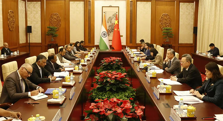 တရုတ်-အိန္ဒိယ နယ်စပ်လုံခြုံရေးနဲ့ ပူးပေါင်းဆောင်ရွက်ရေး အချက် ၈ ချက် သဘောတူညီချက် ရရှိ   သတင်းနှင့် မီဒီယာ ကွန်ရက်။ ၂၀၂၆ ခုနှစ်၊ ဩဂုတ်လ ၂၇ ရက်။   ပေကျင်းမြို့၌ ကျင်းပခဲ့သည့် (၂၅) ကြိမ်မြောက် တရုတ်-အိန္ဒိယ နယ်စပ်ရေးရာ အထူးကိုယ်စားလှယ်များ ဆွေးနွေးပွဲတွင် နှစ်နိုင်ငံ နယ်စပ်ဒေသ တည်ငြိမ်ရေးနှင့် စစ်ဘက်၊ စီးပွားရေး ပူးပေါင်းဆောင်ရွက်မှုများ တိုးမြှင့်ရန်အတွက် အချက် ၈ ချက်ပါ သဘောတူညီချက် ရရှိခဲ့ကြောင်း တရုတ်နိုင်ငံခြားရေးဝန်ကြီးဌာနက ထုတ်ပြန်သည်။   ဩဂုတ်လ ၂၅ ရက်နေ့က ပြုလုပ်သည့် အဆိုပါ ဆွေးနွေးပွဲတွင် တရုတ်နိုင်ငံခြားရေးဝန်ကြီး ဝမ်ယိ (Wang Yi) နှင့် အိန္ဒိယ အမျိုးသားလုံခြုံရေးအကြံပေး အဂျစ် ဒိုဗားလ် (Ajit Doval) တို့ တွေ့ဆုံကာ အမြင်ချင်း ဖလှယ်ခဲ့ကြခြင်းဖြစ်သည်။   နှစ်နိုင်ငံ ကိုယ်စားလှယ်များသည် ၂၀၀၅ ခုနှစ်က လက်မှတ်ရေးထိုးခဲ့သည့် မူဝါဒများအတိုင်း နယ်စပ်ဒေသ ငြိမ်းချမ်းရေးကို ထိန်းသိမ်းသွားရန်နှင့် မလိုလားအပ်သည့် နားလည်မှုလွဲမှားခြင်းများ မရှိစေရန် စစ်ဘက်၊ သံတမန်ရေးရာ ဆက်သွယ်ရေး လမ်းကြောင်းများကို တိုးမြှင့်သွားရန် သဘောတူညီခဲ့ကြသည်။   ဆွေးနွေးပွဲ ရလဒ်များအရ ထိပ်တန်းတပ်မှူးများအဆင့် တွေ့ဆုံဆွေးနွေးပွဲ ပြုလုပ်မည့် နေရာ ၂ နေရာ ထပ်မံတိုးချဲ့ခဲ့ပြီး အရှေ့ပိုင်းနှင့် အလယ်ပိုင်း စစ်ဒေသများအတွက် စစ်ဘက် တိုက်ရိုက်ဖုန်းလိုင်း (Hotlines) ၂ လိုင်း ထပ်မံဖွင့်လှစ်ရန် ဆုံးဖြတ်ခဲ့ကြသည်။     ထို့ပြင် နယ်စပ် ကုန်သွယ်ရေးစခန်း ၃ ခု ပြန်လည်ဖွင့်လှစ်နိုင်ခဲ့မှုကို ကြိုဆိုခဲ့ကြပြီး အိန္ဒိယ ဘုရားဖူးများ တိဘက်ဒေသရှိ ကေလာသတောင်သို့ သွားရောက်ခွင့်နှင့် သွားရောက်မည့် အရေအတွက် ပိုမိုတိုးမြှင့်ပေးရေးကိုလည်း သဘောတူခဲ့ကြသည်။   လာမည့် စက်တင်ဘာလတွင် ကျင်းပမည့် နယ်စပ်ဖြတ်ကျော်မြစ်များဆိုင်ရာ ကျွမ်းကျင်သူအဆင့် အစည်းအဝေး၌ ရေထုအချက်အလက် မျှဝေရေးနှင့် နားလည်မှုစာချွန်လွှာ သက်တမ်းတိုးမြှင့်ရေးဆိုင်ရာ ကိစ္စရပ်များကို ဆက်လက်ဆွေးနွေးသွားမည် ဖြစ်သည်။   #China #India #Wang_Yi #Ajit_Doval