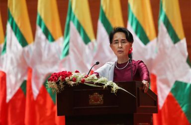 ဒေါ်အောင်ဆန်းစုကြည်အား ချွင်းချက်မရှိ လွှတ်ပေးရန် US နိုင်ငံခြားရေး ဌာနနှင့် အာဆီယံ ဥက္ကဋ္ဌတောင်းဆို   သတင်းနှင့် မီဒီယာ ကွန်ရက်။ ၂၀၂၆ ခုနှစ်၊ ဩဂုတ်လ ၇ ရက်။   အမေရိကန် နိုင်ငံခြားရေး ဝန်ကြီးဌာနနှင့် အာဆီယံဥက္ကဋ္ဌတို့က ဖမ်းဆီးထိန်းသိမ်းခံထားရသူ မြန်မာ့ဒီမိုကရေစီခေါင်းဆောင် ဒေါ်အောင်ဆန်းစုကြည်နှင့် နိုင်ငံရေးအကျဉ်းသားများအားလုံးကို ခြွင်းချက်မရှိ အမြန်ဆုံးပြန်လည်လွှတ်ပေးရန် ယနေ့ ဩဂုတ် ၇ ရက် သောကြာနေ့တွင် ထပ်မံတောင်းဆိုလိုက်ကြကြောင်း ရိုက်တာ သတင်းတွင် ဖော်ပြထားသည်။   ဒီမိုကရေစီနည်းကျ ရွေးကောက်တင်မြှောက်ထားသည့် အရပ်သားအစိုးရကို ၂၀၂၁ ခုနှစ် ဖေဖော်ဝါရီလ စစ်တပ်က အာဏာသိမ်းပြီးနောက်ပိုင်း ဒေါ်အောင်ဆန်းစုကြည်၏ ကျန်းမာရေးနှင့် ပတ်သက်၍ စိုးရိမ်ပူပန်မှုများ ရှိနေခဲ့ရာမှ ပြီးခဲ့သည့် တနင်္လာနေ့တွင် အပြည်ပြည်ဆိုင်ရာ ကြက်ခြေနီကော်မတီ (ICRC) ကိုယ်စားလှယ်တစ်ဦးသည် ဒေါ်အောင်ဆန်းစုကြည်နှင့် တွေ့ဆုံခွင့်ရရှိခဲ့သည်။   အမေရိကန်နိုင်ငံခြားရေးဌာနနှင့် အာဆီယံဥက္ကဋ္ဌတို့က သီးခြားစီထုတ်ပြန်သည့် ကြေညာချက်များတွင် ICRC ၏ အဆိုပါတွေ့ဆုံမှုကို ကြိုဆိုကြောင်းနှင့် အသက် ၈၁ နှစ်အရွယ် နိုဘယ်ငြိမ်းချမ်းရေးဆုရှင် ဒေါ်အောင်ဆန်းစုကြည်အနေဖြင့် ကျန်းမာရေးစောင့်ရှောက်မှုများ အပါအဝင် ပုံမှန်တွေ့ဆုံခွင့်ရရှိရေးအတွက် စတင်မှုတစ်ခုဖြစ်ရန် မျှော်လင့်ကြောင်း ဖော်ပြထားကြသည်။   "၂၀၂၁ ခုနှစ် ဖေဖော်ဝါရီလကတည်းက မြန်မာနိုင်ငံမှာ ဖမ်းဆီးထိန်းသိမ်းခံထားရသူတွေဆီ ပိုမိုဝင်ရောက်တွေ့ဆုံခွင့်ရဖို့ တိုက်တွန်းပါကြောင်းနဲ့ ဒေါ်အောင်ဆန်းစုကြည်ကို အပြည့်အဝနဲ့ ခြွင်းချက်မရှိ ပြန်လည်လွှတ်ပေးရေးအပါအဝင် ထိန်းသိမ်းခံထားရသူ အားလုံးကို လွှတ်ပေးဖို့ ကျွန်ုပ်တို့ရဲ့ တောင်းဆိုမှုကို ထပ်လောင်းပြောကြားလိုပါတယ်" ဟု အာဆီယံဥက္ကဋ္ဌ၏ ထုတ်ပြန်ချက်တွင် ဖော်ပြထားသည်။   အမေရိကန်နိုင်ငံခြားရေးဌာနကလည်း X လူမှုကွန်ရက်တွင် "ဒီတွေ့ဆုံမှုဟာ ဒေါ်အောင်ဆန်းစုကြည်ထံ ပုံမှန်လူသားချင်းစာနာထောက်ထားမှုဆိုင်ရာ ဝင်ရောက်ကူညီခွင့်ရရှိရေးအတွက် စတင်မှုတစ်ခုဖြစ်ပြီး နိုင်ငံရေးအကျဉ်းသားများအားလုံးဆီ ပိုမိုဝင်ရောက်ကူညီခွင့်ရရှိရေးအတွက် လမ်းစတစ်ခုဖြစ်လာဖို့ မျှော်လင့်ပါတယ်" ဟု ရေးသားထားကာ ဒေါ်အောင်ဆန်းစုကြည်အား "ချက်ချင်းနဲ့ ခြွင်းချက်မရှိ လွှတ်ပေးရန်" တောင်းဆိုခဲ့သည်။   ထို့အပြင် အမေရိကန်နိုင်ငံခြားရေးဌာနက အာဏာသိမ်းပြီးနောက် ဖြစ်ပွားခဲ့သည့် ပဋိပက္ခများကို အဆုံးသတ်နိုင်ရေးအတွက် မြန်မာစစ်တပ်အနေဖြင့် တွေ့ဆုံဆွေးနွေးမှုများ ပြုလုပ်ရန် တိုက်တွန်းခဲ့သည်။   အာဆီယံဥက္ကဋ္ဌကလည်း အာဆီယံ၏ ဘုံသဘောတူညီချက် ၅ ချက်ပါ ငြိမ်းချမ်းရေးမူအတိုင်း မြန်မာနိုင်ငံရှိ သက်ဆိုင်သူအားလုံးနှင့် ထိတွေ့ဆက်ဆံရာတွင် အာဆီယံအထူးသံတမန်၏ အခန်းကဏ္ဍကို ထပ်လောင်းအတည်ပြုခဲ့သည်။ အာဆီယံအထူးသံတမန်အနေဖြင့် မြန်မာနိုင်ငံသို့ သွားရောက်ကာ ဒေါ်အောင်ဆန်းစုကြည် အပါအဝင် သက်ဆိုင်သူအားလုံးနှင့် တွေ့ဆုံခွင့်ရရှိရန် မျှော်လင့်ကြောင်းလည်း ထုတ်ပြန်ချက်တွင် ဖော်ပြထားသည်။   #ဒေါ်အောင်ဆန်းစုကြည် #AungSanSuKyi