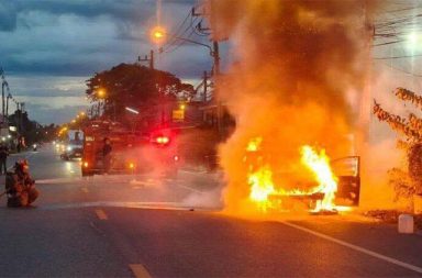 ချင်းမိုင်တွင် တောင်ကိုရီးယားအမျိုးသမီးနှင့် မြန်မာအမျိုးသားတို့ လိုက်ပါလာသည့် ကား မီးလောင်   သတင်းနှင့် မီဒီယာ ကွန်ရက်။ ၂၀၂၆ ခုနှစ်၊ ဩဂုတ်လ ၁၁ ရက်။   ထိုင်းနိုင်ငံ၊ ချင်းမိုင်ခရိုင်၊ ဒွိုင်စခက် (Doi Saket) မြို့နယ်တွင် တနင်္လာနေ့ညနေပိုင်းက တောင်ကိုရီးယားအမျိုးသမီးတစ်ဦးနှင့် မြန်မာအမျိုးသားတစ်ဦး လိုက်ပါလာသည့် မော်တော်ယာဉ် မီးလောင်ကျွမ်းမှုဖြစ်ပွားခဲ့သည်။     ၎င်းတို့နှစ်ဦးလုံး အချိန်မီ ထွက်ပြေးနိုင်ခဲ့သဖြင့် အသက်အန္တရာယ်မှ ကင်းလွတ်ခဲ့သည်ဟု Khaosod သတင်းတွင် ဖော်ပြထားသည်။   ရဲမှတ်တမ်းအရ တနင်္လာနေ့ ညနေ ၆ နာရီ ၅၂ မိနစ်အချိန်တွင် ဒွိုင်စခက် စူပါမားကက် တစ်ခု ရှေ့တွင် မော်တော်ယာဉ်တစ်စီး မီးလောင်နေကြောင်း သတင်းပေးပို့ခဲ့ခြင်း ဖြစ်သည်။   မီးသတ်တပ်ဖွဲ့ဝင်များ လာရောက်မီးငြှိမ်းသတ်ခဲ့သော်လည်း မော်တော်ယာဉ်မှာ လုံးဝ ပြာကျပျက်စီးသွားခဲ့သည်။   ယာဉ်ပေါ်ပါလာသူ နှစ်ဦး၏ ပြောကြားချက်အရ ၎င်းတို့သည် ဆန်ခမ်းဖဲင်း (San Kamphaeng) မြို့နယ်ဘက်မှ မောင်းနှင်လာစဉ် အင်ဂျင်ခန်းအတွင်းမှ အနက်ရောင်ခိုးငွေ့များ အများအပြား ထွက်ပေါ်လာသည်ကို သတိပြုမိခဲ့ကြခြင်းဖြစ်သည်။     ယာဉ်မောင်းနှင်သူ မြန်မာအမျိုးသားသည် ကားကို ချက်ချင်းရပ်တန့်ခဲ့ပြီး နှစ်ဦးလုံး ကားပေါ်မှ အမြန်ထွက်ပြေးခဲ့ကြရာ ခဏအကြာတွင် ကားတစ်စီးလုံး မီးဟုန်းဟုန်းတောက် လောင်ကျွမ်းသွားခဲ့ခြင်း ဖြစ်သည်။   #ChiangMai #DoiSaket