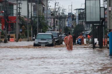 ထိုင်းမြောက်ပိုင်း ခရိုင် ၅ ခု၌ ရေကြီးရေလျှံ၊ ၂၄ နာရီ စောင့်ကြည့်ရန် ညွှန်ကြား   သတင်းနှင့် မီဒီယာ ကွန်ရက်။ ၂၀၂၆ ခုနှစ်၊ ဩဂုတ်လ ၁၀ ရက်။   ထိုင်းနိုင်ငံ မြောက်ပိုင်း ခရိုင်များ၌ ရေကြီးရေလျှံမှုများ ဖြစ်ပွားနေသဖြင့် ထိုင်းအစိုးရက ၂၄ နာရီ အနီးကပ် စောင့်ကြည့်ရန် ညွှန်ကြားထားသည်။   ချင်းရိုင်၊ ချင်းမိုင်၊ မယ်ဟောင်ဆောင်၊ နန့် နှင့် လန်းပန်း ခရိုင် ၅ ခုတွင် ရေကြီးရေလျှံမှုများ ကြုံတွေ့နေရခြင်း ဖြစ်သည်။   ချင်းရိုင်ခရိုင်၊ ဝီယံပါပေါင်း (Wiang Pa Pao) မြို့နယ်၊ ချင်းရိုင်-ချင်းမိုင် လမ်းမကြီးပေါ်တွင် ရုတ်တရက် ရေကြီးရေလျှံမှု ဖြစ်ပွားခဲ့သည်။ လတ်တလောတွင် ရေပြန်ကျသွားပြီဖြစ်၍ ယာဉ်များ ပုံမှန်သွားလာနိုင်သော်လည်း သတိထားမောင်းနှင်ကြရန် အသိပေးထားသည်။   မယ်ဟောင်ဆောင်ခရိုင်အတွင်းရှိ ဗန့်ခါ့ဟန် (Ban Khahan) ကျေးရွာတွင်လည်း ရုတ်တရက် တောင်ကျရေဆင်းလာသဖြင့် ဒေသခံများ အရေးပေါ် ပစ္စည်းရွှေ့ပြောင်းခဲ့ကြရသည်။   ချင်းမိုင်မြို့တွင်း ဖြတ်သန်းစီးဆင်းသည့် ပင်းမြစ် (Ping River) ရေလျှံတက်လာရာ ဝပ်ခက် (Wat Ket) ရပ်ကွက်ရှိ မြစ်ကမ်းဘေးဆိုင်များနှင့် စားသောက်ဆိုင်များအတွင်း ရေဝင်ရောက်ခဲ့သဖြင့် ဆိုင်အချို့ ခေတ္တပိတ်ထားရသည်။   ချင်းမိုင်နှင့် တစ်နာရီကျော်ခန့် ကွာဝေးသည့် လန်းပန်းခရိုင်၊ ဟန်ချတ် (Hang Chat) မြို့နယ်ရှိ မီးရထားသံလမ်းအောက် လမ်းကူးတွင် တောင်ကျရေကြောင့် ရေအမြင့် ၁ မီတာခန့်အထိ မြင့်တက်ခဲ့ပြီး ကျေးရွာအချို့သို့ သွားသည့် လမ်းများ ရေနစ်မြုပ်ကာ လျှပ်စစ်နှင့် လမ်းပန်းဆက်သွယ်ရေး အခက်အခဲများ ကြုံတွေ့နေရသည်။   နန့်ခရိုင်အတွင်း၌လည်း မြစ်ရေ လျှံတက်လာသဖြင့် မြစ်ကမ်းဘေး ကျေးရွာများရှိ နေအိမ် ၃၀ ထက်မက ရေဝင်ရောက်နေသည်။   လိုင်နန့် (Lai Nan) ကျောင်းတိုက်ရှေ့လမ်းတွင် ၁ မီတာကျော် ရေမြုပ်နေသဖြင့် ယာဉ်ငယ်များ သွားလာ၍ မရတော့ဘဲ သံဃာတော်များနှင့် ဒေသခံများ စုပေါင်းကာ သဲအိတ်တားဆီးမှုများ ပြုလုပ်နေကြရသည်။   ဘေးအန္တရာယ် တားဆီးကာကွယ်ရေး ဦးစီးဌာန (DDPM) က မိုးကြီးနိုင်သည့် ဒေသများနှင့် မြစ်ကမ်းဘေး နေထိုင်သူများအနေဖြင့် တောင်ပြိုမှု၊ ရုတ်တရက် ရေကြီးမှုများကို သတိပြုကြရန်နှင့် အဓိက ပစ္စည်းများနှင့် မော်တော်ယာဉ်များကို ဘေးလွတ်ရာ ကုန်းမြင့်များသို့ ကြိုတင်ရွှေ့ပြောင်းထားကြရန် အရေးပေါ် သတိပေးချက်များ ထုတ်ပြန်ထားသည်။   #ထိုင်းနိုင်ငံမြောက်ပိုင်း #ရေကြီးရေလျှံ #ချင်းမိုင် #မယ်ဟောင်ဆောင် #ချင်းရိုင်း