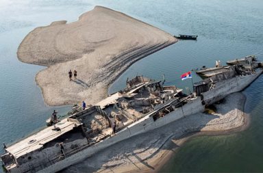 ဥရောပရှိ ဒေးနုဘ် (Danube) မြစ်ရေကျပြီး သမိုင်းဝင် စစ်ကျန် ပစ္စည်းများ ထွက်ပေါ်   သတင်းနှင့် မီဒီယာ ကွန်ရက်။ ၂၀၂၆ ခုနှစ်၊ ဩဂုတ်လ ၂၁ ရက်။   အယ်နီညို ရာသီဥတုကြောင့် ဥရောပတိုက်တွင် အပူလှိုင်းဒဏ်နှင့် မိုးခေါင်ရေရှားမှုများကြောင့် မြစ်ရေများ ကျဆင်းသွားခဲ့ပြီး နှစ်ပေါင်းများစွာ မြစ်အောက်တွင် နစ်မြုပ်နေသောရှေးဟောင်း ပစ္စည်းများ ထွက်ပေါ်လာခဲ့သည်။   ဆားဗီးယားနိုင်ငံ အရှေ့ပိုင်းတွင် ‌ဒေးနုဘ် (Danube) မြစ်ရေသည် စံချိန်တင် ကျဆင်းသွားခဲ့ရာ မြစ်ဝှမ်းအောက်တွင် ရာစုနှစ်တစ်ခုနီးပါး မြှုပ်နှံထားခဲ့သည့် ဒုတိယကမ္ဘာစစ်လက်ကျန် နာဇီစစ်သင်္ဘောပျက်အနည်းဆုံး အစီး ၂၀ ၏ ကိုယ်ထည်များနှင့် ရွက်တိုင်ကျိုးများ ရေမျက်နှာပြင်ပေါ်သို့ ပြန်လည်ပေါ်ထွက်လာခဲ့ပါသည်။   ဤဖြစ်စဉ်၏ သမိုင်းကြောင်းမှာ လွန်ခဲ့သော မနှစ်ပေါင်း ၈၀ ကျော် (၁၉၄၄ ခုနှစ်) က စတင်ခဲ့သည်။   ထိုစဉ်က ဆိုဗီယက် တပ်မတော်၏ ထိုးစစ်ကြောင့် အရှေ့ဘက်စစ်မျက်နှာတွင် နာဇီဂျာမနီတပ်များ ဆုတ်ခွာခဲ့ရပြီး ပင်လယ်နက်အခြေစိုက် နာဇီစစ်သင်္ဘော အစင်း ၂၀၀ ခန့်သည် ဒေးနုဘ်မြစ်အတွင်း ပိတ်မိသွားခဲ့သည်။   ၁၉၄၄ ခုနှစ် စက်တင်ဘာလတွင် ဂျာမနီ စစ်သင်္ဘောအုပ်စုမှ ဒုတိယဗိုလ်ချုပ်ကြီး ပေါလ်-ဝီလီ ဇီးဘ် (Paul-Willy Zieb) က ဆိုဗီယက်တပ်များ၏ သိမ်းပိုက်မှုကို တားဆီးရန်နှင့် မြစ်ကြောင်းပိတ်ဆို့ရန်အတွက် မိမိတို့၏ စစ်သင်္ဘော အစင်း ၂၀၀ ကျော်ကို မြစ်အတွင်း သဘာဝအတိုင်း နစ်မြုပ်စေရန် အမိန့်ပေးခဲ့သည်။   ထိုစစ်သင်္ဘောများထဲတွင် မပေါက်ကွဲသေးသည့် ယမ်းဘီလူးများနှင့် လက်နက်ခဲယမ်းများစွာ ပါဝင်နေဆဲဖြစ်သဖြင့် ရေကြောင်းသွားလာရေးအတွက် ဘေးအန္တရာယ်ကြီးမားစွာ ရှိနေဆဲ ဖြစ်သည်။   ဆာဘီးယားအစိုးရက ထိုသင်္ဘောများကို ဆယ်ယူရှင်းလင်းရန် ယူရို သန်း ၃၀ ခန့် အသုံးစရိတ် လျာထားသော်လည်း အန္တရာယ်များလှသည့်အတွက် လုပ်ငန်းစဉ်မှာ အလွန်နှေးကွေးလျက်ရှိသည်။   ယခုနှစ် နွေရာသီ မိုးခေါင်မှုကြောင့် နာဇီစစ်သင်္ဘောများအပြင် အခြားသော သမိုင်းဝင် ရှေးဟောင်းပစ္စည်းများလည်း ဒေးနုဘ် မြစ်ကြောင်းတစ်လျှောက် ပေါ်ထွက်လာခဲ့သည်-   ဟန်ဂေရီ နိုင်ငံ (ဘူဒါပက်စ်)တွင် ဒုတိယကမ္ဘာစစ်လက်ကျန် ဂျာမနီစစ်တပ်သုံး မော်တော်ဆိုင်ကယ် တစ်စီး၊ ဆလိုဗေးကီးယား နိုင်ငံတွင် ပေါင် ၁,၅၄၃ အလေးချိန်ရှိ မပေါက်ကွဲသေးသည့် ဗြိတိသျှစစ်တပ်၏ လေကြောင်းဗုံးတစ်လုံး၊ ဘူဂေးရီးယားနိုင်ငံတွင် ရှေးဟောင်း ရောမဧကရာဇ် ကွန်စတန်တိုင်း တည်ဆောက်ခဲ့သည့် တံတားဟောင်းအကြွင်းအကျန်များနှင့် နှစ်ပေါင်းထောင်ပေါင်းများစွာ သက်တမ်းရှိ မေးမောက် (Woolly Mammoth) ဆင်စွယ်နှင့် အရိုးများ ဖြစ်သည်။   ဥရောပ၏ ဒုတိယအရှည်ဆုံးဖြစ်သော ကီလိုမီတာ ၂,၈၅၀ မြစ်ကြောင်းတစ်လျှောက် ရေကြောင်းခရီးသွား သင်္ဘောများအတွက် ရေနိမ့်ဆင်းမှုသည် အပျော်စီးခရီးစဉ်များ ဖျက်သိမ်းခြင်းနှင့် ခရီးစဉ်ပြောင်းလဲရခြင်းများ ဖြစ်စေခဲ့သည်။   တစ်ဖက်တွင်လည်း ခရီးသွားများအတွက် သဘာဝအလှတရားနောက်ကွယ်မှ ဥရောပ၏ စစ်ပွဲနှင့် သမိုင်းများကို တိုက်ရိုက်မြင်တွေ့ခွင့် ရရှိစေခဲ့သည်။   #Danube