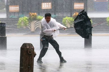 တိုင်ဖုန်း ဒေါလ်ဖင် တရုတ်သို့ ဝင်ရောက်၊ ပစိဖိတ်တွင် မုန်တိုင်း ၃ ခု ပြိုင်တည်း ဖြစ်ပေါ်   သတင်းနှင့် မီဒီယာ ကွန်ရက်။ ၂၀၂၆ ခုနှစ်၊ ဩဂုတ်လ ၁၀ ရက်။   တိုင်ဖုန်းမုန်တိုင်း ဒေါလ်ဖင် (Dolphin) သည် တရုတ်နိုင်ငံ ကုန်းတွင်းပိုင်းသို့ ဝင်ရောက်သွားသည့် အချိန်၌ပင် ပစိဖိတ်သမုဒ္ဒရာတွင် နောက်ထပ် မုန်တိုင်း ၂ ခု ဖြစ်ပေါ်နေသဖြင့် လောလောဆယ်တွင် တိုင်ဖုန်းမုန်တိုင်း ၃ ခု တစ်ပြိုင်တည်း ဖြစ်ပေါ်နေသည်။   တိုင်ဖုန်း ဒေါလ်ဖင်သည် တနင်္ဂနွေနေ့ ညနေပိုင်းက တရုတ်နိုင်ငံ အရှေ့ပိုင်း ကျဲ့ကျန်းပြည်နယ်သို့ ဝင်ရောက်ခဲ့သည်။ တရုတ်အစိုးရက အနီရောင်အဆင့် သတိပေးချက် ထုတ်ပြန်ခဲ့ရပြီး လေတိုက်နှုန်းမှာ တစ်နာရီလျှင် ကီလိုမီတာ ၁၅၀ ကျော်အထိ ပြင်းထန်ခဲ့သည်။   အဆိုပါ မုန်တိုင်းကြောင့် လူဦးရေ အများဆုံးဖြစ်သည့် ရှန်ဟိုင်းနှင့် ဟန်ကျိုး လေဆိပ်များတွင် လေယာဉ်ခရီးစဉ် ၁,၆၀၀ ကျော် ဖျက်သိမ်းခဲ့ရကာ၊ လူပေါင်း ၁ သန်းကျော်ကိုလည်း ဘေးလွတ်ရာသို့ ရွှေ့ပြောင်းပေးခဲ့ရသည်။   တရုတ်ပြည်သို့ မဝင်မီ ဂျပန်နှင့် ထိုင်ဝမ်တို့ကို ဖြတ်သန်းခဲ့ရာ အိုကီနာဝါကျွန်းတွင် အပျက်အစီးများ ရှိခဲ့ပြီး လျှပ်စစ်မီးများ ပြတ်တောက်ခဲ့သည်။       ထို့ပြင် ပစိဖိတ်သမုဒ္ဒရာ အနောက်မြောက်ပိုင်း၌ မုန်တိုင်း ၃ ခု တစ်ပြိုင်တည်း ဖြစ်ပေါ်နေခြင်းဖြစ်ပြီး၊ အဆိုပါ မုန်တိုင်းများမှာ တရုတ်သို့ ဝင်ရောက်သွားသည့် "ဒေါလ်ဖင်"၊ "ချန်ဟွန်း" (Chan-hom) နှင့် အသစ်ဖြစ်ပေါ်လာသည့် "ပေလူး" (Peilou) တို့ ဖြစ်ကြသည်။   တိုင်ဖန်း ပေလူး မှာ ဒီနှစ်၏ ၁၆ ခုမြောက် မုန်တိုင်းဖြစ်ပြီး ဂူအမ်ကျွန်းအနီးတွင် စတင်ဖြစ်ပေါ်နေကာ အရှေ့ဘက်သို့ ဆက်လက်ရွေ့လျားရင်း ပိုမိုအားကောင်းလာနိုင်ကြောင်း တရုတ် မိုးလေဝသဌာနက ခန့်မှန်းထားသည်။   Photo:AP   #TyphoonDolphin #Typhoon #Dolphin
