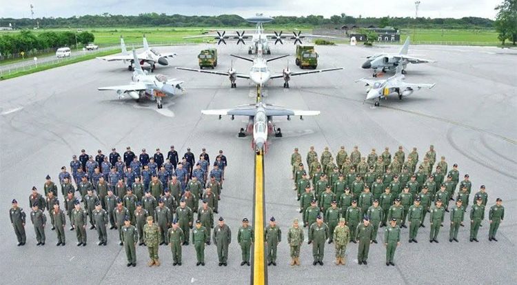 ထိုင်း-တရုတ် လေတပ် ပူးတွဲ စစ်လေ့ကျင့်ရေး ပြုလုပ်   သတင်းနှင့် မီဒီယာ ကွန်ရက်။  ၂၀၂၆ ခုနှစ်၊ ဩဂုတ်လ ၁၃ ရက်။   ထိုင်းနှင့် တရုတ် လေတပ်တို့ "Falcon Strike 2026" (စွန်ရဲသုတ် ၂၀၂၆) ပူးတွဲစစ်ရေးလေ့ကျင့်မှုကို ထိုင်းနိုင်ငံ ဥဒွန်ဌာနီ အမှတ် ၂၃ လေတပ်စခန်းတွင် စတင် လုပ်ဆောင်လျက်ရှိသည်ဟု Khaosod သတင်းတွင် ဖော်ပြသည်။   အဆိုပါ စစ်ရေးလေ့ကျင့်မှုတွင် တရုတ်နိုင်ငံဘက်မှ J-10C နှင့် J-11 တိုက်လေယာဉ်များအပြင် AWACS ကြိုတင်သတိပေးစနစ်ပါ လေယာဉ်များကို စေလွှတ်ပါဝင်စေခဲ့သည်။   ထိုင်းနိုင်ငံဘက်မှ ဆွီဒင်နိုင်ငံထုတ် Gripen တိုက်လေယာဉ်များနှင့် Alpha Jet လေယာဉ်များဖြင့် ပူးပေါင်းပါဝင်လေ့ကျင့်လျက်ရှိသည်။   ယခုလေ့ကျင့်ခန်းတွင် လေကြောင်း နည်းဗျူဟာမြောက် စစ်ဆင်ရေးများ၊ ဝေဟင် ပျံသန်းစဉ် စက်သုံးဆီ ဖြည့်တင်းခြင်းနှင့် ပူးတွဲစစ်ဆင်ရေး တာဝန်များ ပါဝင်သည်။ ထို့ပြင် အကြီးစား ရေကြီးရေလျှံမှု ဖြစ်စဉ်ကို အခြေခံထားသည့် လူသားချင်းစာနာထောက်ထားမှု အကူအညီပေးရေးနှင့် သဘာဝဘေးအန္တရာယ် ကယ်ဆယ်ရေး (HADR) လေ့ကျင့်မှုများကိုပါ ထည့်သွင်းပြုလုပ်သွားမည်ဖြစ်ကြောင်း သိရသည်။   #Falcon_Strike_2026