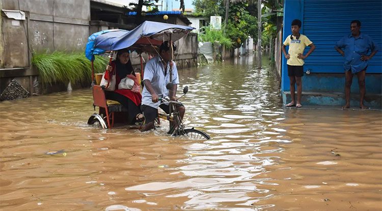 အိန္ဒိယနိုင်ငံ၊ အာသံပြည်နယ် ရေကြီးမှုကြောင့် သေဆုံးသူ ၁၀၀ ကျော်သွားပြီ   သတင်းနှင့် မီဒီယာ ကွန်ရက်။  ၂၀၂၆ ခုနှစ်၊ ဩဂုတ်လ ၁၁ ရက်။   အိန္ဒိယနိုင်ငံမြောက်ပိုင်း အာသံပြည်နယ် (Assam) တွင် ရေကြီးရေလျှံမှုများကြောင့် သေဆုံးသူ အရေအတွက် ၁၀၀ အထိ စံချိန်တင် မြင့်တက်လာကြောင်း အာသံပြည်နယ် ဘေးအန္တရာယ်ဆိုင်ရာ စီမံခန့်ခွဲမှုအာဏာပိုင်အဖွဲ့ (ASDMA) က သတင်းထုတ်ပြန်သည်။   လက်ရှိတွင် ခရိုင် ၇ ခု၌ ရေဘေးသင့်ပြည်သူ ၁ သိန်း ၄ သောင်းနီးပါး (၁,၃၇,၅၀၀ ကျော်) ရှိနေပြီး အစိုးရက ခရိုင် ၆ ခုတွင် ကယ်ဆယ်ရေးနှင့် ထောက်ပံ့ရေးစခန်း ၁၂၅ ခု ဖွင့်လှစ်ကာ ရေဘေးသင့်ပြည်သူ ၄၉,၀၀၀ ကျော်ကို ခိုလှုံခွင့်ပေးထားသည်။   လွန်ခဲ့သော ၂၄ နာရီအတွင်း ဆန်၊ ပဲ၊ ဆားနှင့် မုန်ညင်းဆီ အပါအဝင် အရေးပေါ် စားနပ်ရိက္ခာများကို အာဏာပိုင်များက လိုက်လံဖြန့်ဝေပေးလျက် ရှိသည်။   တစ်ပြည်နယ်လုံးအတိုင်းအတာဖြင့် ကျေးရွာပေါင်း ၄၅၆ ရွာ ရေနစ်မြုပ်နေဆဲဖြစ်ပြီး၊ စိုက်ပျိုးမြေ ဧက ၃၀,၀၀၀ နီးပါး (ဟက်တာ ၁၁,၉၀၀ ကျော်) ပျက်စီးခဲ့သည်။   ထို့ပြင် တာတမံများ၊ လမ်းတံတားများနှင့် အခြေခံအဆောက်အအုံများ ပျက်စီးခဲ့သည့်အပြင် မွေးမြူရေးတိရစ္ဆာန်နှင့် ကြက်ငှက် ၄ သောင်း ၃ ထောင်ကျော်လည်း ထိခိုက်မှုရှိခဲ့သည်ဟု ဆိုသည်။   Photo:Biju BORO/AFP   #indiaflood  