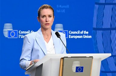 EUက ရုရှားအပေါ် က ဒဏ်ခတ်ပိတ်ဆို့မှုများ တိုးမြှင့်မည်   သတင်းနှင့် မီဒီယာ ကွန်ရက်။  ၂၀၂၆ ခုနှစ် ဩဂုတ်လ ၁၈ ရက်။   ဥရောပသမဂ္ဂ (EU) ၏ အရေးယူပိတ်ဆို့မှုများကြောင့် ရုရှားနိုင်ငံ၏ စစ်ရေးစရိတ် ယူရို ၁ ထရီလီယံကျော် ဆုံးရှုံးခဲ့ပြီးဖြစ်ကြောင်းနှင့် လာမည့်လများအတွင်း အကြီးမားဆုံးသော ဒဏ်ခတ်ပိတ်ဆို့မှုအသစ်များကို ထပ်မံချမှတ်သွားမည်ဖြစ်ကြောင်း EU နိုင်ငံခြားရေးနှင့် လုံခြုံရေးမူဝါဒဆိုင်ရာ အကြီးအကဲ ကာယာ ကာလာ့စ် (Kaja Kallas) က ပြောကြားသည်။   အဆိုပါ ပိတ်ဆို့မှုအသစ်များကို အတည်ပြုနိုင်ပါက ရုရှားအဖွဲ့အစည်းများနှင့် လူပုဂ္ဂိုလ်များအပေါ် အရေးယူထားမှုစာရင်းမှာ လက်ရှိထက် သုံးပုံတစ်ပုံခန့် တိုးလာမည်ဖြစ်သည်။   အဓိကအားဖြင့် ရုရှား၏ စစ်ဘက်ဆိုင်ရာ စက်မှုကုန်ထုတ်လုပ်ငန်းများကို ပစ်မှတ်ထားမည်ဖြစ်ပြီး လူပုဂ္ဂိုလ်နှင့် အဖွဲ့အစည်းပေါင်း ၁,၆၀၀ ခန့်ကို စာရင်းသစ်သွင်းရန် လျာထားသည်။   အရေးယူမှုပုံစံများတွင် ခရီးသွားလာခွင့် ပိတ်ပင်ခြင်း၊ ငွေကြေးနှင့် စီးပွားရေးဆိုင်ရာ လွှဲပြောင်းမှုများ ပိတ်ပင်ခြင်းနှင့် ပိုင်ဆိုင်မှုများ ထိန်းချုပ်ပိတ်ဆို့ခြင်းတို့ ပါဝင်မည်ဖြစ်သည်။   ယင်းအရေးယူမည့်စာရင်းကို လာမည့် စက်တင်ဘာလဆန်းတွင် တင်ပြ၍ အောက်တိုဘာလအတွင်း အတည်ပြုနိုင်ရန် ကြိုးပမ်းနေသည်။     ထို့အပြင် ကလေးသူငယ် လူကုန်ကူးမှု၊ ဆိုက်ဘာတိုက်ခိုက်မှုနှင့် သတင်းအမှား ဖြန့်ဝေမှုများတွင် ပါဝင်ပတ်သက်သူများကိုလည်း ဆက်လက် ပစ်မှတ်ထား အရေးယူသွားမည်ဟု ဆိုသည်။   #KajaKallas #EU