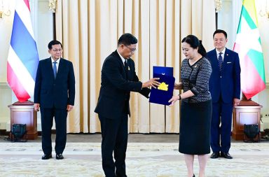 မြန်မာ-ထိုင်း ကုန်သွယ်မှုတိုးမြှင့်ရေးနှင့် ပူးပေါင်းဆောင်ရွက်မှု MoU များ လက်မှတ်ထိုး   သတင်းနှင့် မီဒီယာ ကွန်ရက်။  ၂၀၂၆ ခုနှစ်၊ ဩဂုတ်လ ၇ ရက်။   ထိုင်းနိုင်ငံသို့ တရားဝင်အလည်အပတ် ရောက်ရှိနေသည့် မြန်မာစစ်ခေါင်းဆောင် ဗိုလ်ချုပ်မှူးကြီးမင်းအောင်လှိုင်သည် ထိုင်းဝန်ကြီးချုပ် အနုတင်ချန်ဗီရာကူလ် (Anutin Charnvirakul) နှင့် တွေ့ဆုံ၍ နှစ်နိုင်ငံစီးပွားရေးဆိုင်ရာ ကိစ္စရပ်များကို ဆွေးနွေးခဲ့ပြီး နားလည်မှုစာချွန်လွှာများ လက်မှတ်ရေးထိုးခဲ့ကြောင်း ဘန်ကောက်ပို့စ် သတင်းစာတွင် ဖော်ပြထားသည်။   ထိုသို့ တွေ့ဆုံဆွေးနွေးရာတွင် နှစ်နိုင်ငံ ကုန်သွယ်မှုပမာဏကို လက်ရှိအခြေအနေထက် ပိုမိုတိုးချဲ့ကာ အမေရိကန်ဒေါ်လာ ၁၂ ဘီလီယံအထိ ရောက်ရှိရန် ရည်မှန်းချက်ထား ဆွေးနွေးခဲ့ကြသည်။   ထို့အပြင် ရွှေ့ပြောင်းအလုပ်သမားအရေး၊ နယ်စပ်ဖြတ်ကျော် ရေထုညစ်ညမ်းမှု ထိန်းသိမ်းရေးနှင့် အာကာသနည်းပညာ ပူးပေါင်းဆောင်ရွက်ရေးဆိုင်ရာ နားလည်မှုစာချွန်လွှာ ၃ ရပ်ကိုလည်း သဘောတူ လက်မှတ်ရေးထိုးခဲ့ကြသည်။   နယ်စပ်ကုန်သွယ်ရေးနှင့် လုံခြုံရေးကဏ္ဍတို့နှင့် ပတ်သက်၍ ရပ်ဆိုင်းနေသည့် မြဝတီ-မယ်ဆောက် အမှတ် (၂) ချစ်ကြည်ရေးတံတားကို ပြန်လည်ဖွင့်လှစ်ကာ နယ်စပ်ကုန်သွယ်ရေးကို ပြန်လည်မြှင့်တင်ရန် သဘောတူညီခဲ့ကြသည်။   ၎င်းအပြင် မူးယစ်ဆေးဝါးနှင့် အွန်လိုင်းငွေလိမ်လည်မှု (Scams) စသည့် နယ်စပ်ဖြတ်ကျော် မှုခင်းများကို ပူးပေါင်းနှိမ်နင်းရန်လည်း ဆွေးနွေးခဲ့ကြသည်။   အဆိုပါ ဆွေးနွေးပွဲတွင် ထိုင်းနိုင်ငံမှတစ်ဆင့် အိန္ဒိယသမုဒ္ဒရာကိုဖြတ်ကာ အာရှတိုက်အနောက်ပိုင်းသို့ အတိုဆုံးလမ်းကြောင်းဖြင့် ကုန်စည်ပို့ဆောင်နိုင်မည့် ထားဝယ်ရေနက်ဆိပ်ကမ်းနှင့် အထူးစီးပွားရေးဇုန် စီမံကိန်းကို ပြန်လည်အကောင်အထည်ဖော်ရန် မြန်မာဘက်မှ ဆွေးနွေးခဲ့ပြီး ထိုင်းရင်းနှီးမြှုပ်နှံသူများကို ဖိတ်ခေါ်ခဲ့သည်။   ထိုင်းနိုင်ငံဘက်ကလည်း မြန်မာနိုင်ငံနှင့် စီးပွားရေး ပူးပေါင်းဆောင်ရွက်မှု အခန်းကဏ္ဍသစ် ဖွင့်လှစ်ရန် အသင့်ရှိနေကြောင်း ပြောကြားခဲ့သည်။   #MOU #Myanmar #Thailand