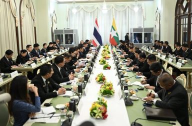 မြန်မာစစ်အုပ်စုခေါင်းဆောင် ထိုင်းနှင့် စီးပွားရေးဆိုင်ရာ သဘောတူညီချက်များ လက်မှတ်ထိုးမည် သတင်းနှင့် မီဒီယာကွန်ရက်။ ၂၀၂၆ ခုနှစ်၊ ဩဂုတ်လ ၆ ရက်။ မြန်မာစစ်အုပ်စုခေါင်းဆောင် ဦးမင်းအောင်လှိုင် ဦးဆောင်သော အဖွဲ့သည် ထိုင်းနိုင်ငံအစိုးရ၏ တရားဝင်ဖိတ်ကြားချက်အရ ယနေ့တွင် ထိုင်းနိုင်ငံသို့ ရောက်ရှိလာခဲ့သည်။ ထိုင်းဝန်ကြီးချုပ်၏ ပြောကြားချက်အရ ယခုခရီးစဉ်အတွင်း နှစ်နိုင်ငံ နယ်စပ်ကုန်သွယ်ရေး ပိတ်ဆို့ထားမှုများ၊ နယ်စပ်ဒေသ လုံခြုံရေးနှင့် နယ်စပ်ဖြတ်ကျော် ရာဇဝတ်မှုများ၊ အွန်လိုင်း ငွေလိမ်ဂိုဏ်းများ နှိမ်နင်းရေးနှင့် နယ်စပ်ဖြတ်ကျော် ပတ်ဝန်းကျင် ညစ်ညမ်းမှုဆိုင်ရာ ကိစ္စရပ်များကို ပဓာနထား ဆွေးနွေးသွားမည်ဖြစ်သည်။ အဆိုပါခရီးစဉ်အတွင်း မြန်မာကုန်သည်ကြီးများအသင်းမှ ကိုယ်စားလှယ်အများအပြားလည်း လိုက်ပါလာပြီး ထိုင်းစီးပွားရေးလုပ်ငန်းများနှင့် နားလည်မှုစာချွန်လွှာ (MoU) အများအပြား လက်မှတ်ရေးထိုးရန် ရှိကြောင်း လေ့လာသူများက သုံးသပ်ထားသည်။ ထို့အပြင် ဘန်ကောက်မြို့ Queen Sirikit Convention Center ၌ ထိုင်း-မြန်မာ ချစ်ကြည်ရေးအသင်းမှ ဦးစီးကျင်းပသည့် "ထိုင်း-မြန်မာ စီးပွားရေးဖိုရမ် ၂၀၂၆" ကိုလည်း အချိန်ကိုက် ကျင်းပသွားမည်ဖြစ်ကြောင်း ဦးဆောင်ကျင်းပသည့် အဖွဲ့က ကြေညာထားသည်။ အဆိုပါ စီးပွားရေးဖိုရမ်သို့ စစ်အုပ်စုခေါင်းဆောင် ဦးမင်းအောင်လှိုင်နှင့် ထိုင်းဝန်ကြီးချုပ် အနုတင် ချာန်ဗီရာကူးလ် တို့ တက်ရောက် အမှာစကား ပြောကြားမည်ဟု Khaosod သတင်းတွင် ဖော်ပြထားသည်။ မနေ့ကလည်း စစ်အုပ်စုခေါင်းဆောင်ကို ကြိုဆိုမည့် အခမ်းအနား ပြင်ဆင်မှုများကို ထိုင်းဝန်ကြီးချုပ်ကိုယ်တိုင် ကြီးကြပ်ကွပ်ကဲနေသည်ကို ထိုင်းသတင်းများ၌ တွေ့ရှိရသည်။ စစ်အုပ်စုခေါင်းဆောင်၏ ခရီးစဉ်နှင့် ပတ်သက်၍ မြန်မာလှုပ်ရှားတက်ကြွသူများက ပြင်းထန်စွာ ကန့်ကွက်ထားကြပြီး ရိုဟင်ဂျာ အဖွဲ့အစည်းတစ်ခုကမူ စစ်အုပ်စုခေါင်းဆောင်အား ဖမ်းဆီး၍ ဝရမ်းထုတ်ထားသည့် အာဂျင်တီးနားတရားရုံးသို့ လွှဲပြောင်းပေးရန် ထိုင်းအစိုးရကို တောင်းဆိုထားသည်။ လွန်ခဲ့သည့် ဇူလိုင်လနှောင်းပိုင်းကလည်း မြန်မာစစ်အုပ်စုနှင့် ထိုင်းနိုင်ငံ၏ PTTEP စွမ်းအင်ကုမ္ပဏီတို့အကြား သဘာဝဓာတ်ငွေ့ဆိုင်ရာ သဘောတူညီချက်အသစ်တစ်ရပ် လက်မှတ်ရေးထိုးခဲ့ကြသည်။ #ဦးမင်းအောင်လှိုင် #အနုတင်ချာန်ဗီရာကူးလ်