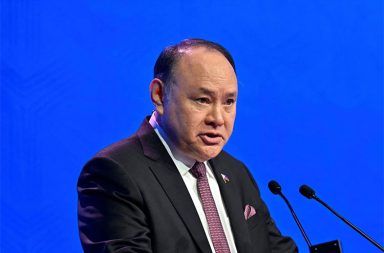 တရုတ်၌ ဖိလစ်ပိုင်လုပ်သား ၁၀၀ ကျော် ဖမ်းဆီးခံရမှု မနီလာကို အကြပ်ကိုင်ခြင်းဖြစ်ဟု ဆို   သတင်းနှင့် မီဒီယာ ကွန်ရက်။ ၂၀၂၆ ခုနှစ်၊ ဩဂုတ် လ ၁၇ ရက်။   တရုတ်နိုင်ငံ၌ တရားမဝင် ရောက်ရှိလုပ်ကိုင်နေသည်ဟူသော စွပ်စွဲချက်ဖြင့် ဖိလစ်ပိုင်နိုင်ငံသား ၁၀၀ ကျော်ကို တရုတ်အာဏာပိုင်များက ဖမ်းဆီးထိန်းသိမ်းလိုက်သည်။   အဆိုပါကိစ္စနှင့် ပတ်သက်၍ ဖိလစ်ပိုင် နိုင်ငံခြားရေးဝန်ကြီးဌာနက ပီကင်းရှိ ဖိလစ်ပိုင်သံရုံးနှင့် ကောင်စစ်ဝန်ရုံးများအား ဖမ်းဆီးခံရသူများ၏ အတိအကျ အရေအတွက်နှင့် အခြေအနေကို စုံစမ်းစစ်ဆေးပြီး ကောင်စစ်ဝန်ဆိုင်ရာ အကူအညီများ အမြန်ဆုံးပေးအပ်ရန် ညွှန်ကြားထားသည်။   ဖိလစ်ပိုင် ကာကွယ်ရေးဝန်ကြီးကမူ ယခုဖမ်းဆီးမှုသည် ပြီးခဲ့သည့် မေလက ဖိလစ်ပိုင်စက်ရုံတစ်ခုတွင် တရားမဝင် လုပ်ကိုင်မှုဖြင့် ဖမ်းဆီးခံခဲ့ရသည့် တရုတ်နိုင်ငံသား ၇၀ နီးပါးကို ပြန်လွှတ်ပေးရန် တရုတ်နိုင်ငံက ဖိအားပေးခြင်းဖြစ်ပြီး "ရိုးရိုးရှင်းရှင်း ခြောက်လှန့် ငွေညှစ်ခြင်းနှင့် အကြပ်ကိုင်ခြင်း" ဖြစ်သည် ဟု ပြင်းထန်စွာ စွပ်စွဲလိုက်သည်။   အာရှ-ပစိဖိတ် တရုတ်လေ့လာရေးအဖွဲ့ (ACPSSI) ဥက္ကဋ္ဌကလည်း တရုတ်အစိုးရပိုင် မီဒီယာများက ထိုအကြောင်းကို ထင်ထင်ရှားရှား ထုတ်ပြန်ခြင်းသည် မနီလာအစိုးရအား သတိပေးချက် သတင်းစကား ပါးလိုက်ခြင်းဖြစ်နိုင်ကြောင်း သုံးသပ်ထားသည်။ Photo:AFP #ACPSSI
