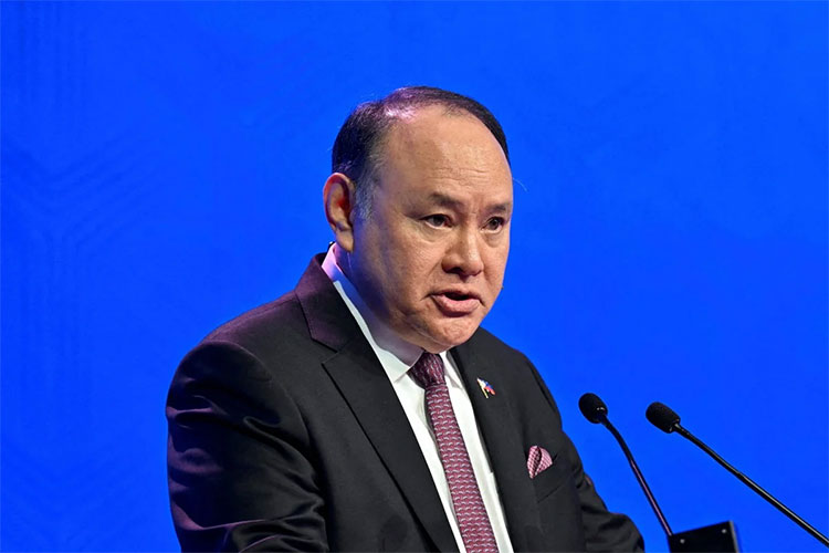 တရုတ်၌ ဖိလစ်ပိုင်လုပ်သား ၁၀၀ ကျော် ဖမ်းဆီးခံရမှု မနီလာကို အကြပ်ကိုင်ခြင်းဖြစ်ဟု ဆို   သတင်းနှင့် မီဒီယာ ကွန်ရက်။ ၂၀၂၆ ခုနှစ်၊ ဩဂုတ် လ ၁၇ ရက်။   တရုတ်နိုင်ငံ၌ တရားမဝင် ရောက်ရှိလုပ်ကိုင်နေသည်ဟူသော စွပ်စွဲချက်ဖြင့် ဖိလစ်ပိုင်နိုင်ငံသား ၁၀၀ ကျော်ကို တရုတ်အာဏာပိုင်များက ဖမ်းဆီးထိန်းသိမ်းလိုက်သည်။   အဆိုပါကိစ္စနှင့် ပတ်သက်၍ ဖိလစ်ပိုင် နိုင်ငံခြားရေးဝန်ကြီးဌာနက ပီကင်းရှိ ဖိလစ်ပိုင်သံရုံးနှင့် ကောင်စစ်ဝန်ရုံးများအား ဖမ်းဆီးခံရသူများ၏ အတိအကျ အရေအတွက်နှင့် အခြေအနေကို စုံစမ်းစစ်ဆေးပြီး ကောင်စစ်ဝန်ဆိုင်ရာ အကူအညီများ အမြန်ဆုံးပေးအပ်ရန် ညွှန်ကြားထားသည်။   ဖိလစ်ပိုင် ကာကွယ်ရေးဝန်ကြီးကမူ ယခုဖမ်းဆီးမှုသည် ပြီးခဲ့သည့် မေလက ဖိလစ်ပိုင်စက်ရုံတစ်ခုတွင် တရားမဝင် လုပ်ကိုင်မှုဖြင့် ဖမ်းဆီးခံခဲ့ရသည့် တရုတ်နိုင်ငံသား ၇၀ နီးပါးကို ပြန်လွှတ်ပေးရန် တရုတ်နိုင်ငံက ဖိအားပေးခြင်းဖြစ်ပြီး "ရိုးရိုးရှင်းရှင်း ခြောက်လှန့် ငွေညှစ်ခြင်းနှင့် အကြပ်ကိုင်ခြင်း" ဖြစ်သည် ဟု ပြင်းထန်စွာ စွပ်စွဲလိုက်သည်။   အာရှ-ပစိဖိတ် တရုတ်လေ့လာရေးအဖွဲ့ (ACPSSI) ဥက္ကဋ္ဌကလည်း တရုတ်အစိုးရပိုင် မီဒီယာများက ထိုအကြောင်းကို ထင်ထင်ရှားရှား ထုတ်ပြန်ခြင်းသည် မနီလာအစိုးရအား သတိပေးချက် သတင်းစကား ပါးလိုက်ခြင်းဖြစ်နိုင်ကြောင်း သုံးသပ်ထားသည်။ Photo:AFP #ACPSSI