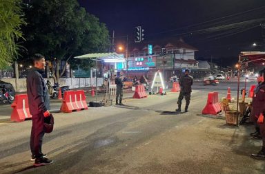 ထိုင်းတောင်ပိုင်း ခရိုင်သုံးခုတွင် တစ်ညတည်း တိုက်ခိုက်မှု ၅၀ ကျော် ဖြစ်ပွား   သတင်းနှင့် မီဒီယာ ကွန်ရက်။ ၂၀၂၆ ခုနှစ်၊ ဩဂုတ်လ ၂၄ ရက်။   စနေနေ့ညပိုင်းက ထိုင်းနိုင်ငံတောင်ပိုင်း နရာသီဝတ် (Narathiwat)၊ ယလာ (Yala) နှင့် ပတ္ထနီ (Pattani) ခရိုင်တို့တွင် မီးရှို့မှုနှင့် ဖောက်ခွဲမှု စုစုပေါင်း ၅၁ မှု ဆက်တိုက် ဖြစ်ပွားခဲ့ကြောင်း အယ်လ်ဂျာဇီးယား သတင်း၌ ဖော်ပြထားသည်။   နရာသီဝတ် ပြည်နယ်တွင် လမ်းဘေး ဗုံးပေါက်ကွဲမှုကြောင့် ပြည်သူ ၃ ဦး ဒဏ်ရာရရှိခဲ့သည်။     ထို့အပြင် အစိုးရရုံးများ၊ မော်တော်ယာဉ်များ၊ ဆက်သွယ်ရေး တာဝါတိုင်များနှင့် ရထားလမ်းအချို့ မီးလောင်ပျက်စီးခဲ့သည့်အတွက် နရာသီဝတ် ပြည်နယ်တွင် ညမထွက်ရ အမိန့် ထုတ်ပြန်ခဲ့ရသည်။   ထိုင်း အမှတ် (၄) စစ်ဒေသမှူး ဒုတိယဗိုလ်ချုပ်ကြီး နိုရာသစ် (Norathip Poyanok) က အဆိုပါ တိုက်ခိုက်မှုများသည် အာဏာပိုင်များ၏ မူးယစ်ဆေးဝါးနှင့် မှောင်ခိုကွန်ရက်များအား ဆက်တိုက် နှိမ်နင်းမှုအပေါ် တန်ပြန် လက်တုံ့ပြန်ခြင်း ဖြစ်ကြောင်း ပြောဆိုသည်ဟု ထိုင်း PBS သတင်းတွင် ဖော်ပြထားသည်။   တရားမဝင် စီးပွားရေး လုပ်ငန်းများသည် သောင်းကျန်းသူ အဖွဲ့များ၏ အဓိက ဘဏ္ဍာရေး လမ်းကြောင်း ဖြစ်ပြီး၊ ပြီးခဲ့သည့် ရက်ပိုင်းက ဘတ် ၁၈ သန်းကျော်တန် မှောင်ခိုပစ္စည်းများနှင့် မူးယစ်ဆေးဝါးများ အမြောက်အမြား သိမ်းဆည်းရမိခဲ့သဖြင့် ဘဏ္ဍာရေး ထိခိုက်သွားသူများက တုံ့ပြန်ခြင်း ဖြစ်သည်ဟု ထိုင်းစစ်တပ်က ဆိုသည်။   ထို့ပြင် စစ်ရဟတ်ယာဉ်ပေါ်မှ ပြည်သူများကို ပစ်ခတ်ခဲ့သည်ဆိုသည့် သတင်းများမှာ မဟုတ်မှန်ဘဲ နယ်မြေစိုးမိုးရေး ကင်းလှည့်ရာတွင်သာ ရဟတ်ယာဉ်နှင့် ဒရုန်းများကို အသုံးပြုခဲ့ခြင်း ဖြစ်ကြောင်း ရှင်းလင်းထားသည်။   ဗုဒ္ဓဘာသာဝင် အများစုနေထိုင်သည့် ထိုင်းနိုင်ငံတွင် မလေးရှားနိုင်ငံနှင့် နယ်နိမိတ်ချင်း ထိစပ်နေသော အဆိုပါ တောင်ပိုင်း ခရိုင်သုံးခု၌ မွတ်စလင်ဦးရေ အများဆုံး နေထိုင်ကြပြီး နယ်မြေခံ လူထုများက ပိုမိုကျယ်ပြန့်သော ကိုယ်ပိုင်အုပ်ချုပ်ခွင့် တောင်းဆိုလျက်ရှိကာ အချို့အဖွဲ့အစည်းများမှာ လက်နက်ကိုင် တိုက်ခိုက်လျက်ရှိသည်။ Photo: Narathiwat provincial public relations office   #Narathiwat #Pattani #Yala