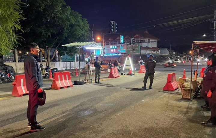 ထိုင်းတောင်ပိုင်း ခရိုင်သုံးခုတွင် တစ်ညတည်း တိုက်ခိုက်မှု ၅၀ ကျော် ဖြစ်ပွား   သတင်းနှင့် မီဒီယာ ကွန်ရက်။ ၂၀၂၆ ခုနှစ်၊ ဩဂုတ်လ ၂၄ ရက်။   စနေနေ့ညပိုင်းက ထိုင်းနိုင်ငံတောင်ပိုင်း နရာသီဝတ် (Narathiwat)၊ ယလာ (Yala) နှင့် ပတ္ထနီ (Pattani) ခရိုင်တို့တွင် မီးရှို့မှုနှင့် ဖောက်ခွဲမှု စုစုပေါင်း ၅၁ မှု ဆက်တိုက် ဖြစ်ပွားခဲ့ကြောင်း အယ်လ်ဂျာဇီးယား သတင်း၌ ဖော်ပြထားသည်။   နရာသီဝတ် ပြည်နယ်တွင် လမ်းဘေး ဗုံးပေါက်ကွဲမှုကြောင့် ပြည်သူ ၃ ဦး ဒဏ်ရာရရှိခဲ့သည်။     ထို့အပြင် အစိုးရရုံးများ၊ မော်တော်ယာဉ်များ၊ ဆက်သွယ်ရေး တာဝါတိုင်များနှင့် ရထားလမ်းအချို့ မီးလောင်ပျက်စီးခဲ့သည့်အတွက် နရာသီဝတ် ပြည်နယ်တွင် ညမထွက်ရ အမိန့် ထုတ်ပြန်ခဲ့ရသည်။   ထိုင်း အမှတ် (၄) စစ်ဒေသမှူး ဒုတိယဗိုလ်ချုပ်ကြီး နိုရာသစ် (Norathip Poyanok) က အဆိုပါ တိုက်ခိုက်မှုများသည် အာဏာပိုင်များ၏ မူးယစ်ဆေးဝါးနှင့် မှောင်ခိုကွန်ရက်များအား ဆက်တိုက် နှိမ်နင်းမှုအပေါ် တန်ပြန် လက်တုံ့ပြန်ခြင်း ဖြစ်ကြောင်း ပြောဆိုသည်ဟု ထိုင်း PBS သတင်းတွင် ဖော်ပြထားသည်။   တရားမဝင် စီးပွားရေး လုပ်ငန်းများသည် သောင်းကျန်းသူ အဖွဲ့များ၏ အဓိက ဘဏ္ဍာရေး လမ်းကြောင်း ဖြစ်ပြီး၊ ပြီးခဲ့သည့် ရက်ပိုင်းက ဘတ် ၁၈ သန်းကျော်တန် မှောင်ခိုပစ္စည်းများနှင့် မူးယစ်ဆေးဝါးများ အမြောက်အမြား သိမ်းဆည်းရမိခဲ့သဖြင့် ဘဏ္ဍာရေး ထိခိုက်သွားသူများက တုံ့ပြန်ခြင်း ဖြစ်သည်ဟု ထိုင်းစစ်တပ်က ဆိုသည်။   ထို့ပြင် စစ်ရဟတ်ယာဉ်ပေါ်မှ ပြည်သူများကို ပစ်ခတ်ခဲ့သည်ဆိုသည့် သတင်းများမှာ မဟုတ်မှန်ဘဲ နယ်မြေစိုးမိုးရေး ကင်းလှည့်ရာတွင်သာ ရဟတ်ယာဉ်နှင့် ဒရုန်းများကို အသုံးပြုခဲ့ခြင်း ဖြစ်ကြောင်း ရှင်းလင်းထားသည်။   ဗုဒ္ဓဘာသာဝင် အများစုနေထိုင်သည့် ထိုင်းနိုင်ငံတွင် မလေးရှားနိုင်ငံနှင့် နယ်နိမိတ်ချင်း ထိစပ်နေသော အဆိုပါ တောင်ပိုင်း ခရိုင်သုံးခု၌ မွတ်စလင်ဦးရေ အများဆုံး နေထိုင်ကြပြီး နယ်မြေခံ လူထုများက ပိုမိုကျယ်ပြန့်သော ကိုယ်ပိုင်အုပ်ချုပ်ခွင့် တောင်းဆိုလျက်ရှိကာ အချို့အဖွဲ့အစည်းများမှာ လက်နက်ကိုင် တိုက်ခိုက်လျက်ရှိသည်။ Photo: Narathiwat provincial public relations office   #Narathiwat #Pattani #Yala