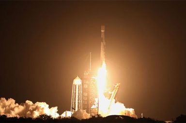 အီလွန်မာ့စ်ခ်၏ SpaceX Falcon 9 ဒုံးပျံ အစိတ်အပိုင်း လကမ္ဘာပေါ်သို့ ဝင်ဆောင့်မိဟု ယူဆရ   သတင်းနှင့် မီဒီယာ ကွန်ရက်။ ၂၀၂၆ ခုနှစ်၊ ဩဂုတ်လ ၆ ရက်။   အမေရိကန် စပေ့စ်အိက်စ် (SpaceX) ကုမ္ပဏီ၏ ဒုံးပျံအပျက်အစီး အစိတ်အပိုင်းတစ်ခုသည် လကမ္ဘာပေါ်သို့ အရှိန်ပြင်းစွာ သွားရောက်ဆောင့်မိခဲ့ပြီဟု ပညာရှင်များက ယူဆထားကြသည်။   အဆိုပါ အစိတ်အပိုင်းမှာ ၂၀၂၅ ခုနှစ် ဇန်နဝါရီလတွင် လကမ္ဘာပေါ် ဆင်းသက်မည့် ယာဉ်နှစ်စီးကို တင်ဆောင်လွှတ်တင်ခဲ့သည့် Falcon 9 ဒုံးပျံ၏ အထက်ပိုင်း (Upper Stage) ဖြစ်သည်။   ၆ ဘီး ကုန်တင်ကားတစ်စီးစာမျှရှိပြီး အလေးချိန် ၅ တန်ခန့်ရှိသော အဆိုပါ အစိတ်အပိုင်းသည် အာကာသထဲတွင် လွင့်မျောနေရာမှ လကမ္ဘာပေါ်သို့ တစ်နာရီလျှင် မိုင်ပေါင်း ၅,၄၀၀ (တစ်နာရီ ၈,၆၉၀ ကီလိုမီတာ) အရှိန်ဖြင့် လကမ္ဘာ၏ အနောက်ဘက်အစွန်းရှိ "အိုင်စတိုင်း" (Einstein) ကျင်းကြီးအနီးသို့ သွားရောက်ဆောင့်မိခဲ့ခြင်းဖြစ်သည်။   အမေရိကန် အမျိုးသား လေကြောင်းနှင့် အာကာသ အုပ်ချုပ်ရေးအဖွဲ့ (NASA) ၏ ပြောရေးဆိုခွင့်ရှိသူက အဆိုပါ ဝင်ဆောင့်မှုကြောင့် ကမ္ဘာမြေပေါ်ရှိ ပြည်သူများအတွက် ဘေးအန္တရာယ် တစ်စုံတစ်ရာမရှိကြောင်း အတည်ပြုပြောကြားထားသည်။   ဒုံးပျံ ဝင်ဆောင့်မှုကြောင့် အကျယ် ၁၈ မီတာနှင့် အနက် ၄ မီတာရှိသော ကျင်းသစ်တစ်ခု ဖြစ်ပေါ်သွားမည်ဟု ခန့်မှန်းထားသည်။     မိုင်ပေါင်းများစွာ ကျယ်ပြန့်သည့် လကမ္ဘာမှ ဖုန်မှုန့်နှင့် အပျက်အစီး စိမ့်လှိုင်း (Plume) များ ထွက်ပေါ်လာမည်ဖြစ်သည်။   ယခုဖြစ်စဉ်သည် မတော်တဆမှုတစ်ခု ဖြစ်သော်လည်း ဒုံးပျံ၏ အရှိန်နှင့် အလေးချိန်ကို အတိအကျ သိရှိထားသဖြင့် သဘာဝ ဥက္ကာခဲများ ကျရောက်မှုကို တိုင်းတာသည့် စံချိန်စံညွှန်းများ ညှိယူရန်   (Calibration) အတွက် လည်းကောင်း၊ ထွက်ပေါ်လာသည့် ဖုန်မှုန့်များကို လေ့လာ၍ လကမ္ဘာ၏ ပါဝင်ပစ္စည်း ဖွဲ့စည်းပုံကို သိရှိနိုင်ရန်အတွက် လည်းကောင်း၊ အနာဂတ်တွင် လကမ္ဘာပေါ် အခြေစိုက်စခန်း ဆောက်လုပ်မည့် အာကာသယာဉ်မှူးများအတွက် အာကာသ အပျက်အစီးများ၏ ဘေးအန္တရာယ်ကို ကြိုတင်တွက်ချက်နိုင်ရန်အတွက် လည်းကောင်း သိပ္ပံပညာရှင်များအတွက် များစွာ အသုံးဝင်မည်ဖြစ်ဟု ပညာရှင်တွေက ဆိုပါတယ်။   #SpaceX  #SpaceXFalcon9