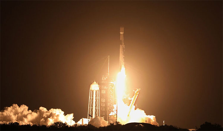 အီလွန်မာ့စ်ခ်၏ SpaceX Falcon 9 ဒုံးပျံ အစိတ်အပိုင်း လကမ္ဘာပေါ်သို့ ဝင်ဆောင့်မိဟု ယူဆရ   သတင်းနှင့် မီဒီယာ ကွန်ရက်။ ၂၀၂၆ ခုနှစ်၊ ဩဂုတ်လ ၆ ရက်။   အမေရိကန် စပေ့စ်အိက်စ် (SpaceX) ကုမ္ပဏီ၏ ဒုံးပျံအပျက်အစီး အစိတ်အပိုင်းတစ်ခုသည် လကမ္ဘာပေါ်သို့ အရှိန်ပြင်းစွာ သွားရောက်ဆောင့်မိခဲ့ပြီဟု ပညာရှင်များက ယူဆထားကြသည်။   အဆိုပါ အစိတ်အပိုင်းမှာ ၂၀၂၅ ခုနှစ် ဇန်နဝါရီလတွင် လကမ္ဘာပေါ် ဆင်းသက်မည့် ယာဉ်နှစ်စီးကို တင်ဆောင်လွှတ်တင်ခဲ့သည့် Falcon 9 ဒုံးပျံ၏ အထက်ပိုင်း (Upper Stage) ဖြစ်သည်။   ၆ ဘီး ကုန်တင်ကားတစ်စီးစာမျှရှိပြီး အလေးချိန် ၅ တန်ခန့်ရှိသော အဆိုပါ အစိတ်အပိုင်းသည် အာကာသထဲတွင် လွင့်မျောနေရာမှ လကမ္ဘာပေါ်သို့ တစ်နာရီလျှင် မိုင်ပေါင်း ၅,၄၀၀ (တစ်နာရီ ၈,၆၉၀ ကီလိုမီတာ) အရှိန်ဖြင့် လကမ္ဘာ၏ အနောက်ဘက်အစွန်းရှိ "အိုင်စတိုင်း" (Einstein) ကျင်းကြီးအနီးသို့ သွားရောက်ဆောင့်မိခဲ့ခြင်းဖြစ်သည်။   အမေရိကန် အမျိုးသား လေကြောင်းနှင့် အာကာသ အုပ်ချုပ်ရေးအဖွဲ့ (NASA) ၏ ပြောရေးဆိုခွင့်ရှိသူက အဆိုပါ ဝင်ဆောင့်မှုကြောင့် ကမ္ဘာမြေပေါ်ရှိ ပြည်သူများအတွက် ဘေးအန္တရာယ် တစ်စုံတစ်ရာမရှိကြောင်း အတည်ပြုပြောကြားထားသည်။   ဒုံးပျံ ဝင်ဆောင့်မှုကြောင့် အကျယ် ၁၈ မီတာနှင့် အနက် ၄ မီတာရှိသော ကျင်းသစ်တစ်ခု ဖြစ်ပေါ်သွားမည်ဟု ခန့်မှန်းထားသည်။     မိုင်ပေါင်းများစွာ ကျယ်ပြန့်သည့် လကမ္ဘာမှ ဖုန်မှုန့်နှင့် အပျက်အစီး စိမ့်လှိုင်း (Plume) များ ထွက်ပေါ်လာမည်ဖြစ်သည်။   ယခုဖြစ်စဉ်သည် မတော်တဆမှုတစ်ခု ဖြစ်သော်လည်း ဒုံးပျံ၏ အရှိန်နှင့် အလေးချိန်ကို အတိအကျ သိရှိထားသဖြင့် သဘာဝ ဥက္ကာခဲများ ကျရောက်မှုကို တိုင်းတာသည့် စံချိန်စံညွှန်းများ ညှိယူရန်   (Calibration) အတွက် လည်းကောင်း၊ ထွက်ပေါ်လာသည့် ဖုန်မှုန့်များကို လေ့လာ၍ လကမ္ဘာ၏ ပါဝင်ပစ္စည်း ဖွဲ့စည်းပုံကို သိရှိနိုင်ရန်အတွက် လည်းကောင်း၊ အနာဂတ်တွင် လကမ္ဘာပေါ် အခြေစိုက်စခန်း ဆောက်လုပ်မည့် အာကာသယာဉ်မှူးများအတွက် အာကာသ အပျက်အစီးများ၏ ဘေးအန္တရာယ်ကို ကြိုတင်တွက်ချက်နိုင်ရန်အတွက် လည်းကောင်း သိပ္ပံပညာရှင်များအတွက် များစွာ အသုံးဝင်မည်ဖြစ်ဟု ပညာရှင်တွေက ဆိုပါတယ်။   #SpaceX  #SpaceXFalcon9