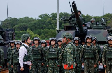 ထိုင်ဝမ် ကာကွယ်ရေးဘတ်ဂျက် စံချိန်တင် အတည်ပြု   သတင်းနှင့် မီဒီယာ ကွန်ရက်။  ၂၀၂၆ ခုနှစ်၊ ဩဂုတ်လ ၂၁ ရက်။   ထိုင်ဝမ်အစိုးရသည် လာမည့်နှစ်အတွက် စံချိန်တင် မြင့်မားသည့် ကာကွယ်ရေးဘတ်ဂျက် မူကြမ်းကို ကြာသပတေးနေ့က အတည်ပြုလိုက်သည်။   လာမည့်နှစ်တွင် စုစုပေါင်း ထိုင်ဝမ်ဒေါ်လာ ၁.၁၂၂၅ ထရီလီယံ (အမေရိကန်ဒေါ်လာ ၃၅ ဘီလီယံကျော်) အသုံးပြုသွားမည်ဖြစ်ပြီး ယင်းဘတ်ဂျက်သည် ထိုင်ဝမ်၏ ခန့်မှန်းကုန်ထုတ်လုပ်မှုတန်ဖိုး (GDP) ၏ ၃.၀၁ ရာခိုင်နှုန်းရှိကာ ယခင်နှစ်ထက် ၁၈ ရာခိုင်နှုန်း တိုးမြှင့်ထားခြင်းဖြစ်သည်။   သမ္မတ လိုင်ချင်တဲက ကာကွယ်ရေးဘတ်ဂျက်ကို GDP ၏ ၃ ရာခိုင်နှုန်းထက် မလျော့စေဘဲ ၂၀၃၀ ပြည့်နှစ်တွင် ၅ ရာခိုင်နှုန်းအထိ တိုးမြှင့်သွားရန် ရည်မှန်းထားသည်။   ယခု အတည်ပြုလိုက်သည့် ဘတ်ဂျက်တွင် ဒရုန်းများနှင့် ဒုံးကျည်များ ဝယ်ယူရေး၊ စစ်တပ်ပင်စင်ရန်ပုံငွေနှင့် ကမ်းခြေစောင့်တပ်ဖွဲ့အတွက် အသုံးပြုမည့် စရိတ်များ ပါဝင်သည်။   #Taiwan