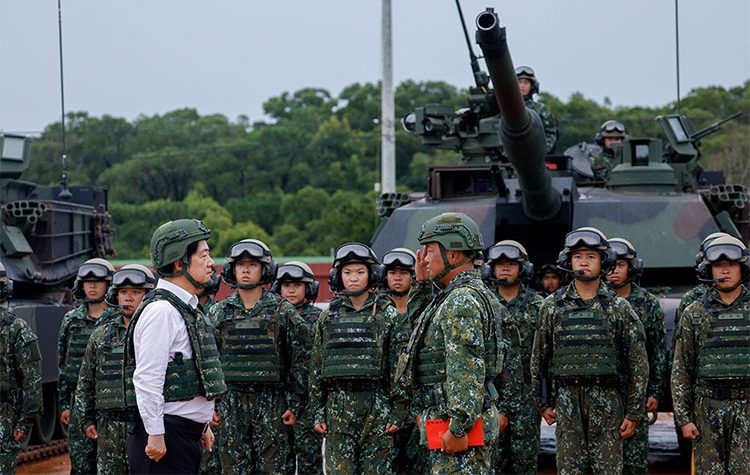 ထိုင်ဝမ် ကာကွယ်ရေးဘတ်ဂျက် စံချိန်တင် အတည်ပြု   သတင်းနှင့် မီဒီယာ ကွန်ရက်။  ၂၀၂၆ ခုနှစ်၊ ဩဂုတ်လ ၂၁ ရက်။   ထိုင်ဝမ်အစိုးရသည် လာမည့်နှစ်အတွက် စံချိန်တင် မြင့်မားသည့် ကာကွယ်ရေးဘတ်ဂျက် မူကြမ်းကို ကြာသပတေးနေ့က အတည်ပြုလိုက်သည်။   လာမည့်နှစ်တွင် စုစုပေါင်း ထိုင်ဝမ်ဒေါ်လာ ၁.၁၂၂၅ ထရီလီယံ (အမေရိကန်ဒေါ်လာ ၃၅ ဘီလီယံကျော်) အသုံးပြုသွားမည်ဖြစ်ပြီး ယင်းဘတ်ဂျက်သည် ထိုင်ဝမ်၏ ခန့်မှန်းကုန်ထုတ်လုပ်မှုတန်ဖိုး (GDP) ၏ ၃.၀၁ ရာခိုင်နှုန်းရှိကာ ယခင်နှစ်ထက် ၁၈ ရာခိုင်နှုန်း တိုးမြှင့်ထားခြင်းဖြစ်သည်။   သမ္မတ လိုင်ချင်တဲက ကာကွယ်ရေးဘတ်ဂျက်ကို GDP ၏ ၃ ရာခိုင်နှုန်းထက် မလျော့စေဘဲ ၂၀၃၀ ပြည့်နှစ်တွင် ၅ ရာခိုင်နှုန်းအထိ တိုးမြှင့်သွားရန် ရည်မှန်းထားသည်။   ယခု အတည်ပြုလိုက်သည့် ဘတ်ဂျက်တွင် ဒရုန်းများနှင့် ဒုံးကျည်များ ဝယ်ယူရေး၊ စစ်တပ်ပင်စင်ရန်ပုံငွေနှင့် ကမ်းခြေစောင့်တပ်ဖွဲ့အတွက် အသုံးပြုမည့် စရိတ်များ ပါဝင်သည်။   #Taiwan