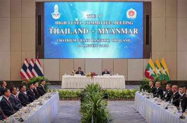 ထိုင်း-မြန်မာ နယ်စပ်ဖြတ်ကျော် ရာဇဝတ်မှုများ နှိမ်နင်းရန် စစ်ဦးစီးချုပ်များဆွေးနွေး   သတင်းနှင့် မီဒီယာ ကွန်ရက် ၂၀၂၆ ခုနှစ်၊ ဩဂုတ်လ ၂၀ ရက်။   ထိုင်းတပ်မတော် ကာကွယ်ရေးဦးစီးချုပ် ဗိုလ်ချုပ်ကြီး ဥခရစ် ဘွန်တာနွန် (Ukrit Boontanon) နှင့် မြန်မာတပ်မတော် ကာကွယ်ရေးဦးစီးချုပ် ဗိုလ်ချုပ်ကြီး ရဲဝင်းဦး ဦးဆောင်သော ကိုယ်စားလှယ်အဖွဲ့တို့သည် ဩဂုတ်လ ၁၉ ရက် မွန်းလွဲပိုင်းတွင် တရားဝင် တွေ့ဆုံဆွေးနွေးခဲ့ကြသည်။   ဆွေးနွေးပွဲတွင် ကျားဖြန့် လိမ်လည်မှုများ၊ လူကုန်ကူးမှုနှင့် မူးယစ်ဆေးဝါး ရောင်းဝယ်မှု စသည့် နယ်စပ်ဖြတ်ကျော် ရာဇဝတ်မှုများကို ပူးပေါင်းနှိမ်နင်းရေး အပါအဝင် တောမီး၊ မြူခိုးနှင့် ရေကြီးမှု စသည့် သဘာဝဘေးအန္တရာယ် ပူးပေါင်းဖြေရှင်းရေး ကိစ္စရပ်များကို ဆွေးနွေးခဲ့ကြသည်။   မြန်မာစစ်သည်များ ထိုင်းဘာသာစကား ပိုမိုကျွမ်းကျင်စေရန်နှင့် တပ်မတော်နှစ်ရပ်ကြား နားလည်မှု ပိုမိုရရှိစေရန်အတွက် အဆင့်မြင့် ပညာရေးနှင့် သင်တန်းများ ပေးအပ်ရန် မြန်မာဘက်က အဆိုပြုခဲ့သည်။     ထိုင်းဘက်ကလည်း စစ်ဘက်ဆိုင်ရာ လေ့ကျင့်ရေး သင်တန်းများတွင် မြန်မာစစ်အရာရှိများ ဆက်လက်ပါဝင်ရေးကို ကြိုဆိုခဲ့သည်။   ထို့အပြင် နယ်စပ်ဒေသ တည်ငြိမ်ရေးအတွက် မြို့နယ်၊ ဒေသဆိုင်ရာနှင့် အဆင့်မြင့်အရာရှိကြီးများ ကော်မတီ (TBC၊ RBC နှင့် HLC) စသည့် နယ်စပ်ကော်မတီ ယန္တရားများကို အသုံးပြု၍ နယ်စပ်ဒေသအား ငြိမ်းချမ်းရေးနှင့် ဖွံ့ဖြိုးတိုးတက်ရေးဇုန် ဖြစ်လာစေရန် ဆွေးနွေးခဲ့ကြကြောင်း Transborder News ဝက်ဘ်ဆိုက်တွင် ဖော်ပြထားသည်။   မြန်မာတပ်မတော် ကာကွယ်ရေးဦးစီးချုပ်သည် ထိုင်းကာကွယ်ရေးဝန်ကြီး ဒုတိယဗိုလ်ချုပ်ကြီး Adul Boonthamcharoen နှင့်လည်း သီးခြားတွေ့ဆုံခဲ့ပြီး ဩဂုတ်လ ၂၀ ရက်မှ ၂၁ ရက်အထိ ကျင်းပသည့် (၉) ကြိမ်မြောက် ထိုင်း-မြန်မာ အဆင့်မြင့်အရာရှိကြီးများ ကော်မတီ အစည်းအဝေးသို့လည်း တက်ရောက်လျှက်ရှိသည်။   #Ukrit_Boontanon #ဗိုလ်ချုပ်ကြီး ရဲဝင်းဦး