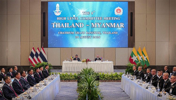 ထိုင်း-မြန်မာ နယ်စပ်ဖြတ်ကျော် ရာဇဝတ်မှုများ နှိမ်နင်းရန် စစ်ဦးစီးချုပ်များဆွေးနွေး   သတင်းနှင့် မီဒီယာ ကွန်ရက် ၂၀၂၆ ခုနှစ်၊ ဩဂုတ်လ ၂၀ ရက်။   ထိုင်းတပ်မတော် ကာကွယ်ရေးဦးစီးချုပ် ဗိုလ်ချုပ်ကြီး ဥခရစ် ဘွန်တာနွန် (Ukrit Boontanon) နှင့် မြန်မာတပ်မတော် ကာကွယ်ရေးဦးစီးချုပ် ဗိုလ်ချုပ်ကြီး ရဲဝင်းဦး ဦးဆောင်သော ကိုယ်စားလှယ်အဖွဲ့တို့သည် ဩဂုတ်လ ၁၉ ရက် မွန်းလွဲပိုင်းတွင် တရားဝင် တွေ့ဆုံဆွေးနွေးခဲ့ကြသည်။   ဆွေးနွေးပွဲတွင် ကျားဖြန့် လိမ်လည်မှုများ၊ လူကုန်ကူးမှုနှင့် မူးယစ်ဆေးဝါး ရောင်းဝယ်မှု စသည့် နယ်စပ်ဖြတ်ကျော် ရာဇဝတ်မှုများကို ပူးပေါင်းနှိမ်နင်းရေး အပါအဝင် တောမီး၊ မြူခိုးနှင့် ရေကြီးမှု စသည့် သဘာဝဘေးအန္တရာယ် ပူးပေါင်းဖြေရှင်းရေး ကိစ္စရပ်များကို ဆွေးနွေးခဲ့ကြသည်။   မြန်မာစစ်သည်များ ထိုင်းဘာသာစကား ပိုမိုကျွမ်းကျင်စေရန်နှင့် တပ်မတော်နှစ်ရပ်ကြား နားလည်မှု ပိုမိုရရှိစေရန်အတွက် အဆင့်မြင့် ပညာရေးနှင့် သင်တန်းများ ပေးအပ်ရန် မြန်မာဘက်က အဆိုပြုခဲ့သည်။     ထိုင်းဘက်ကလည်း စစ်ဘက်ဆိုင်ရာ လေ့ကျင့်ရေး သင်တန်းများတွင် မြန်မာစစ်အရာရှိများ ဆက်လက်ပါဝင်ရေးကို ကြိုဆိုခဲ့သည်။   ထို့အပြင် နယ်စပ်ဒေသ တည်ငြိမ်ရေးအတွက် မြို့နယ်၊ ဒေသဆိုင်ရာနှင့် အဆင့်မြင့်အရာရှိကြီးများ ကော်မတီ (TBC၊ RBC နှင့် HLC) စသည့် နယ်စပ်ကော်မတီ ယန္တရားများကို အသုံးပြု၍ နယ်စပ်ဒေသအား ငြိမ်းချမ်းရေးနှင့် ဖွံ့ဖြိုးတိုးတက်ရေးဇုန် ဖြစ်လာစေရန် ဆွေးနွေးခဲ့ကြကြောင်း Transborder News ဝက်ဘ်ဆိုက်တွင် ဖော်ပြထားသည်။   မြန်မာတပ်မတော် ကာကွယ်ရေးဦးစီးချုပ်သည် ထိုင်းကာကွယ်ရေးဝန်ကြီး ဒုတိယဗိုလ်ချုပ်ကြီး Adul Boonthamcharoen နှင့်လည်း သီးခြားတွေ့ဆုံခဲ့ပြီး ဩဂုတ်လ ၂၀ ရက်မှ ၂၁ ရက်အထိ ကျင်းပသည့် (၉) ကြိမ်မြောက် ထိုင်း-မြန်မာ အဆင့်မြင့်အရာရှိကြီးများ ကော်မတီ အစည်းအဝေးသို့လည်း တက်ရောက်လျှက်ရှိသည်။   #Ukrit_Boontanon #ဗိုလ်ချုပ်ကြီး ရဲဝင်းဦး