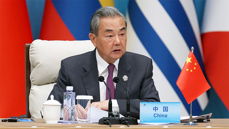 တရုတ်နိုင်ငံခြားရေးဝန်ကြီး ဝမ်ယိ တောင်ကိုရီးယားနှင့် အင်ဒိုနီးရှားသို့ သွားမည်   သတင်းနှင့် မီဒီယာ ကွန်ရက် ၂၀၂၆ ခုနှစ်၊ ဩဂုတ်လ ၁၉ ရက်။   တရုတ်နိုင်ငံခြားရေးဝန်ကြီး ဝမ်ယိ (Wang Yi) သည် တောင်ကိုရီးယားနှင့် အင်ဒိုနီးရှားနိုင်ငံများသို့ ဩဂုတ်လ ၁၉ ရက်မှ ၂၂ ရက်နေ့အထိ သွားရောက်မည့် ၄ ရက်ကြာ တရားဝင် ခရီးစဉ်ကို စတင်လိုက်ပြီကြောင်း ဆင်ဟွာ သတင်းဌာနက ထုတ်ပြန်သည်။   ယင်းခရီးစဉ်သည် ဝမ်ယိအတွက် ၅ နှစ်တာကာလအတွင်း တောင်ကိုရီးယားနိုင်ငံသို့ ပထမဆုံးအကြိမ် သွားရောက်ခြင်းဖြစ်ပြီး ဩဂုတ်လ ၁၉ ရက်မှ ၂၀ ရက်နေ့အထိ သွားရောက်မည် ဖြစ်သည်။   ခရီးစဉ်အတွင်း တောင်ကိုရီးယား သမ္မတ လီဂျေမြောင် (Lee Jae Myung) နှင့် တွေ့ဆုံကာ နှစ်နိုင်ငံ ဆက်ဆံရေးနှင့် ဒေသတွင်း ရေးရာများကို ဆွေးနွေးမည်ဖြစ်သည်။   နိုင်ငံခြားရေးဝန်ကြီး ချိုဟျွန်း (Cho Hyun)၊ အမျိုးသားလုံခြုံရေးအကြံပေး ဝီဆောင်လတ် (Wi Sung-lac) တို့နှင့်လည်း သီးခြားစီ တွေ့ဆုံသွားမည် ဖြစ်သည်။   ယခုခရီးစဉ်သည် နိုဝင်ဘာလအတွင်း တရုတ်နိုင်ငံ၌ ကျင်းပမည့် အာရှ-ပစိဖိတ် စီးပွားရေး ပူးပေါင်းဆောင်ရွက်ရေး (APEC) ထိပ်သီးအစည်းအဝေး မတိုင်မီ နှစ်နိုင်ငံ ဆက်ဆံရေး ပိုမိုကောင်းမွန်စေရန်နှင့် အဆင့်မြင့် ဆွေးနွေးပွဲများအတွက် ပြင်ဆင်ရန် ရည်ရွယ်ခြင်း ဖြစ်သည်။   တောင်ကိုရီးယား ခရီးစဉ်အပြီးတွင် ဝမ်ယိသည် အင်ဒိုနီးရှားနိုင်ငံသို့ ဆက်လက် ထွက်ခွာမည်ဖြစ်သည်။   အင်ဒိုနီးရှား၌ ရောက်ရှိစဉ်အတွင်း တရုတ်-အင်ဒိုနီးရှား ဘက်စုံ စတိုရီဂျစ် ဆွေးနွေးပွဲ မူဘောင်သစ်ကို သဘာပတိအဖြစ် ဦးဆောင်ကျင်းပမည်ဖြစ်သလို၊ တရုတ် ကာကွယ်ရေးဝန်ကြီး ဒေါင်ဂျွန် (Dong Jun) နှင့်အတူ နှစ်နိုင်ငံ နိုင်ငံခြားရေးနှင့် ကာကွယ်ရေး ဝန်ကြီးများအဆင့် (2+2) ဒုတိယအကြိမ် ပူးတွဲဆွေးနွေးပွဲသို့လည်း တက်ရောက်သွားမည်ဖြစ်သည်ဟု ဆိုသည်။   #ဝမ်ယိ #Wang_Yi